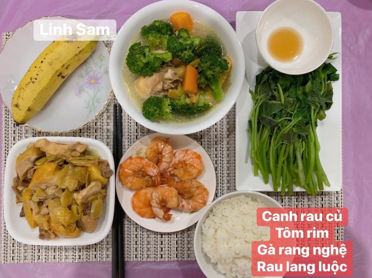 Ai bảo ở cữ là khổ nào. Em thấy ở cữ sướng lắm ấy, chả phải làm gì lại còn ăn ngon.

Em được cái may mắn là 2 lần đẻ xong đều từ viện về thẳng nhà mẹ đẻ ăn vạ. Ngày nào bà cũng đọc thực đơn hôm nay ăn gì cho lựa chọn cứ như đang ở viện. Bữa nào cũng thấy ngon mắt ngon miệng, nên làm hẳn quả album lưu lại để cho bà ngắm sản phẩm và sau này em còn có tư liệu chăm con gái con dâu. 

Quan điểm ở cữ của mẹ em là kiêng làm chứ ko kiêng ăn. Bà lại trong ngành Y nên tư tưởng ở cữ hơi bị tiên tiến. Ăn đa dạng, nghỉ ngơi đủ, tinh thần thoải mái thì sữa mới nhiều và chất lượng. Đẻ 2 lần em đều ko ăn móng heo hay chân dê chân chó, trộm vía sữa lúc nào cũng tràn trề cho con ti, mà mẹ ko hề mập mới sướng.

Quê em bà đẻ ko kiêng ăn tanh, chỉ kiêng đồ chua cay sống lạnh và rau cải thôi. Dù cả nhà đã chuyển khẩu lên thủ đô nhưng mẹ em vẫn thường xuyên về quê mua bán, trữ tủ đông ăn dần, tươi ngon bổ rẻ. Trước khi e sinh 2-3 tháng, mẹ cũng về liên tục để gom hàng chuẩn bị phục vụ cục nợ là em 🤣.

Nhà em mấy đời cơm cữ như này rồi, cả bà cả mẹ lẫn con về già vẫn khoẻ re, tới khi con ăn dặm xơi hải sản thoải mái hợp luôn ko cần nghe ngóng bụng dạ. Kiêng ăn kĩ quá sau mệt mẹ mệt con, cái chính là kiêng làm việc nặng và sớm, tránh đụng nước và gió máy để giữ gìn sức khoẻ về già còn hưởng thụ. Chứ em thấy nhiều mẹ kiêng ăn rõ kĩ do lo sợ bụng dạ yếu làm bản thân uể oải chán ăn và ko đủ chất, quan niệm ấy xưa rồi ạ.

Cre: Mẹ Linh Sam