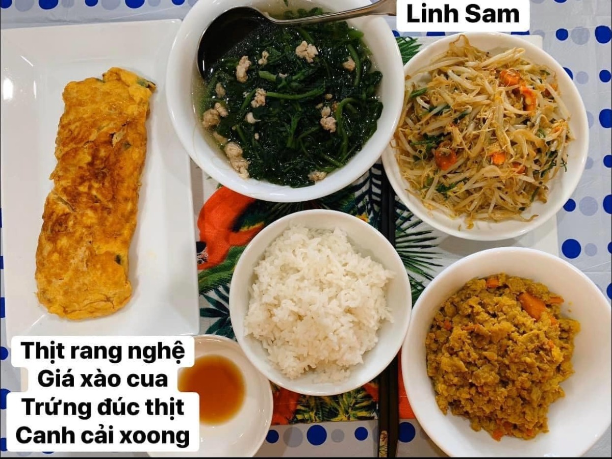 Ai bảo ở cữ là khổ nào. Em thấy ở cữ sướng lắm ấy, chả phải làm gì lại còn ăn ngon.

Em được cái may mắn là 2 lần đẻ xong đều từ viện về thẳng nhà mẹ đẻ ăn vạ. Ngày nào bà cũng đọc thực đơn hôm nay ăn gì cho lựa chọn cứ như đang ở viện. Bữa nào cũng thấy ngon mắt ngon miệng, nên làm hẳn quả album lưu lại để cho bà ngắm sản phẩm và sau này em còn có tư liệu chăm con gái con dâu. 

Quan điểm ở cữ của mẹ em là kiêng làm chứ ko kiêng ăn. Bà lại trong ngành Y nên tư tưởng ở cữ hơi bị tiên tiến. Ăn đa dạng, nghỉ ngơi đủ, tinh thần thoải mái thì sữa mới nhiều và chất lượng. Đẻ 2 lần em đều ko ăn móng heo hay chân dê chân chó, trộm vía sữa lúc nào cũng tràn trề cho con ti, mà mẹ ko hề mập mới sướng.

Quê em bà đẻ ko kiêng ăn tanh, chỉ kiêng đồ chua cay sống lạnh và rau cải thôi. Dù cả nhà đã chuyển khẩu lên thủ đô nhưng mẹ em vẫn thường xuyên về quê mua bán, trữ tủ đông ăn dần, tươi ngon bổ rẻ. Trước khi e sinh 2-3 tháng, mẹ cũng về liên tục để gom hàng chuẩn bị phục vụ cục nợ là em 🤣.

Nhà em mấy đời cơm cữ như này rồi, cả bà cả mẹ lẫn con về già vẫn khoẻ re, tới khi con ăn dặm xơi hải sản thoải mái hợp luôn ko cần nghe ngóng bụng dạ. Kiêng ăn kĩ quá sau mệt mẹ mệt con, cái chính là kiêng làm việc nặng và sớm, tránh đụng nước và gió máy để giữ gìn sức khoẻ về già còn hưởng thụ. Chứ em thấy nhiều mẹ kiêng ăn rõ kĩ do lo sợ bụng dạ yếu làm bản thân uể oải chán ăn và ko đủ chất, quan niệm ấy xưa rồi ạ.

Cre: Mẹ Linh Sam