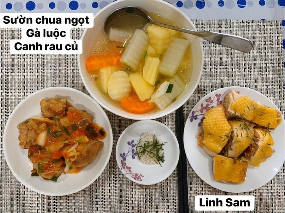 Ai bảo ở cữ là khổ nào. Em thấy ở cữ sướng lắm ấy, chả phải làm gì lại còn ăn ngon.

Em được cái may mắn là 2 lần đẻ xong đều từ viện về thẳng nhà mẹ đẻ ăn vạ. Ngày nào bà cũng đọc thực đơn hôm nay ăn gì cho lựa chọn cứ như đang ở viện. Bữa nào cũng thấy ngon mắt ngon miệng, nên làm hẳn quả album lưu lại để cho bà ngắm sản phẩm và sau này em còn có tư liệu chăm con gái con dâu. 

Quan điểm ở cữ của mẹ em là kiêng làm chứ ko kiêng ăn. Bà lại trong ngành Y nên tư tưởng ở cữ hơi bị tiên tiến. Ăn đa dạng, nghỉ ngơi đủ, tinh thần thoải mái thì sữa mới nhiều và chất lượng. Đẻ 2 lần em đều ko ăn móng heo hay chân dê chân chó, trộm vía sữa lúc nào cũng tràn trề cho con ti, mà mẹ ko hề mập mới sướng.

Quê em bà đẻ ko kiêng ăn tanh, chỉ kiêng đồ chua cay sống lạnh và rau cải thôi. Dù cả nhà đã chuyển khẩu lên thủ đô nhưng mẹ em vẫn thường xuyên về quê mua bán, trữ tủ đông ăn dần, tươi ngon bổ rẻ. Trước khi e sinh 2-3 tháng, mẹ cũng về liên tục để gom hàng chuẩn bị phục vụ cục nợ là em 🤣.

Nhà em mấy đời cơm cữ như này rồi, cả bà cả mẹ lẫn con về già vẫn khoẻ re, tới khi con ăn dặm xơi hải sản thoải mái hợp luôn ko cần nghe ngóng bụng dạ. Kiêng ăn kĩ quá sau mệt mẹ mệt con, cái chính là kiêng làm việc nặng và sớm, tránh đụng nước và gió máy để giữ gìn sức khoẻ về già còn hưởng thụ. Chứ em thấy nhiều mẹ kiêng ăn rõ kĩ do lo sợ bụng dạ yếu làm bản thân uể oải chán ăn và ko đủ chất, quan niệm ấy xưa rồi ạ.

Cre: Mẹ Linh Sam