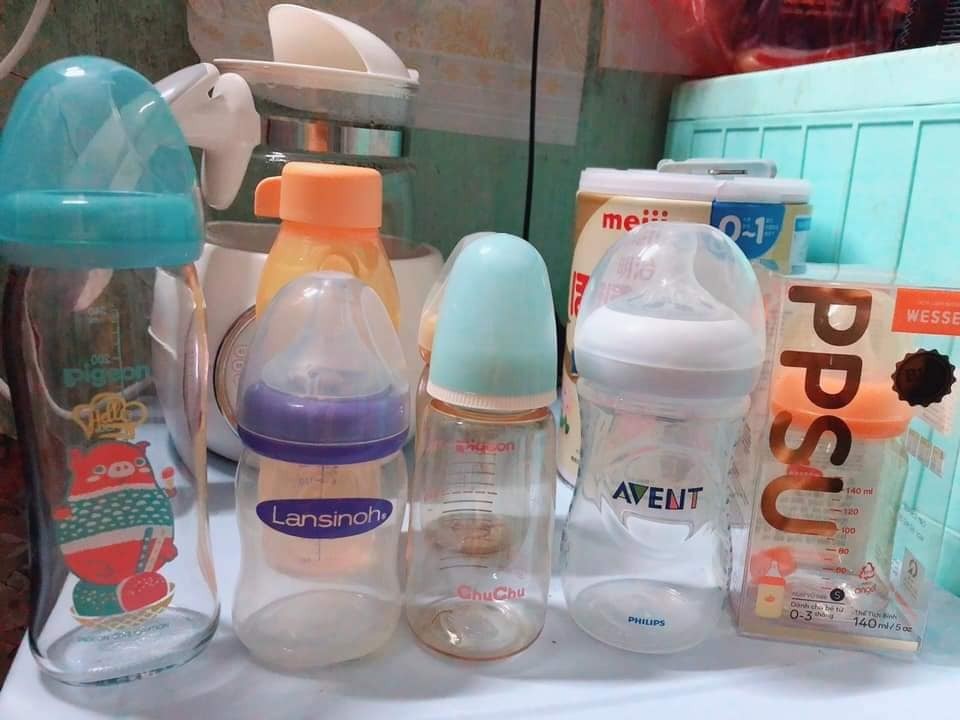 REVIEW về các bình sữa cho các mẹ bầu sắp sinh và các mẹ đang luyện ti bình cho con. Sau khi ngốn gần 3 triệu test các thể loại anh em họ hàng nhà bình sữa thì mình đã tìm được chân ái 😃

1, Pigeon nội địa, lúc chuẩn bị sinh thấy các mẹ review tốt nên mình mua cho bé dùng lúc sơ sinh.
 Ưu điểm :
Núm ti tròn, mềm. Bình thủy tinh an toàn. Mẫu mã đẹp, vệ sinh cũng nhanh sạch.
 Khuyết điểm :
Siêu đầy hơi, sữa xuống chậm nên nếu lúc hút của bé mạnh núm dễ thụt vào trong. Bé nhà mình dùng từ lúc sơ sinh đến tháng thứ 2 thấy con bú mệt hay nhai núm nên mình đổi bình luôn. Hơn nữa bình pegion thật giá khá chát, đợt mình mua khoảng hơn 400k bình thủy tinh 160ml phiên bản giới hạn, thuỷ tinh nặng và dễ vỡ, và bình giả thì siêu nhiều.

2, Wesser : 
 Ưu điểm :
Núm khá mềm, thấy các mẹ khen nên mình cho bé thử, nhưng bé vẫn nhai núm không hợp tác giá rẻ, rơi vào khoảng hơn 200k thôi.
 Khuyết điểm :
Hình thức xấu, đối với mẹ thích hình thức đẹp như em thì bình nhìn xấu, thậm trí rất xấu.

3, Comotomo: 
 Ưu điểm :
Hình thức mũm mĩm xinh xắn, sau khi bé không dùng Wesser em thấy các mẹ review em này tốt lắm nên quất luôn, giá bình nhỏ hình như 375k, mình mua ở Kidplaza. Núm tròn, silicol khá mềm 
 Khuyết điểm :
Chất liệu silicon  nên lúc cho bình vào hâm sữa hay tiệt trùng thì mùi silicol khá khó chịu, sợ ảnh hưởng đến sức khỏe của bé,  về núm thì sữa chảy rất chậm, không biết có phải vì con mình lười mút không, ti được khoảng 40ml cũng nhai núm luôn  

 4.Dr.brown
 Ưu điểm :
Hệ thống van chống sặc, đầy hơi cực tốt, bé có vẻ hợp tác hơn 1 chút, ăn được khoảng 60ml/ 1 cữ. Mình mua hình như 325k ở Kidplaza.
 Khuyết điểm :
Nói thật em không thích hình thức của bình này.
Hệ thống van chống sặc tốt thì đi kèm vs việc rửa lách cách bé dùng vài hôm mẹ kỳ cọ rửa lách cách kinh khủng luôn. Nhà 1 mẹ 1 con mà ngồi vệ sinh bình này thì cả mẹ và bé cùng khóc thét , 
Dùng 1 tháng tiệt trùng cái van í bị giãn ra nên dò sữa nên em lại đi tìm chân ái khác cho con 

 5. Lasinoh: 
 Ưu điểm :
Hình thức đẹp, núm tròn mềm, các mẹ review bình này khá tốt nên em quyết định cho bé thử. Giá rẻ khoảng 275k mua ở Concung
Núm ti chảy sữa tương đối ổn định
 Khuyết điểm :
Bình này bé dùng có vẻ hợp tác nên mình dùng được gần 3 tháng thì thấy phần thân và núm chuyển màu ngả vàng. Lên mạng xem mới biết chất liệu nhựa bình Lan không tốt, bình giả quá nhiều luôn, sợ ảnh hưởng sức khỏe của bé nên mẹ lại bước vào hành trình tìm chân ái cho con

 6. Avent natural
 Ưu điểm
Tia sữa xuống nhanh, đều nhưng vì bé nhà mình không háu ăn nên nuốt không kịp sặc tung tóe, bé sợ nên thấy bình là khóc thét luôn.
Hệ thống thoát hơi rất tốt, núm không bị xẹp khi bé ti.
Hình thức đẹp, giá thành gần 300k mình mua ở Kids
  Khuyết điểm
Núm ti của bình hơi cứng, dài bé không thích bình này nên mẹ đành chịu 

 7. Hegen
 Ưu điểm :
Thấy các mẹ review thần thánh quá, hình thức đẹp nên mình lại cho bé thử, hệ thống chống đầy hơi tốt
  Khuyết điểm :
Giá thành khá chát, mình mua bình nhỏ hơn 600k thì phải, núm ti dẹt, bé đang quen núm tròn nên vừa đưa vào là nhè luôn. Ôi 600k của tooiiiiiiiiiiii 

 8. Moyuum: Chân ái của mình sau khi đã đầu tư 3 triệu tiền bình sữa
 Ưu điểm :
Núm tròn mềm, bầu bầu giống ti mẹ, cái lỗ thoát khí khá to nên mình cũng yên tâm. 
Hình thức đẹp, ưng cái hình thức của bình này nhất nhìn sang, sịn. Bé ăn 1 phát 120ml trong 5 phút, phá kỷ lục từ trước tới giờ của nhà mình.
Giá thành khoảng 350k
  Khuyết điểm :
Hàng nội địa Hàn nên không cẩn thận vẫn có bình giả. Mới rầm rộ vụ Hegen giả nên cũng sợ lắm. Cái này mình chưa kiểm nghiệm nên không rõ. Hiện tại bé đang yêu em này nhất nên chưa tìm được khuyết điểm, tìm thấy mình sẽ Review lại sau:D

Chúc các mẹ 1 ngày cuối tuần vui vẻ 😃