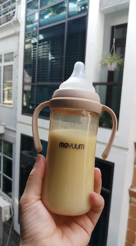 REVIEW về các bình sữa cho các mẹ bầu sắp sinh và các mẹ đang luyện ti bình cho con. Sau khi ngốn gần 3 triệu test các thể loại anh em họ hàng nhà bình sữa thì mình đã tìm được chân ái 😃

1, Pigeon nội địa, lúc chuẩn bị sinh thấy các mẹ review tốt nên mình mua cho bé dùng lúc sơ sinh.
 Ưu điểm :
Núm ti tròn, mềm. Bình thủy tinh an toàn. Mẫu mã đẹp, vệ sinh cũng nhanh sạch.
 Khuyết điểm :
Siêu đầy hơi, sữa xuống chậm nên nếu lúc hút của bé mạnh núm dễ thụt vào trong. Bé nhà mình dùng từ lúc sơ sinh đến tháng thứ 2 thấy con bú mệt hay nhai núm nên mình đổi bình luôn. Hơn nữa bình pegion thật giá khá chát, đợt mình mua khoảng hơn 400k bình thủy tinh 160ml phiên bản giới hạn, thuỷ tinh nặng và dễ vỡ, và bình giả thì siêu nhiều.

2, Wesser : 
 Ưu điểm :
Núm khá mềm, thấy các mẹ khen nên mình cho bé thử, nhưng bé vẫn nhai núm không hợp tác giá rẻ, rơi vào khoảng hơn 200k thôi.
 Khuyết điểm :
Hình thức xấu, đối với mẹ thích hình thức đẹp như em thì bình nhìn xấu, thậm trí rất xấu.

3, Comotomo: 
 Ưu điểm :
Hình thức mũm mĩm xinh xắn, sau khi bé không dùng Wesser em thấy các mẹ review em này tốt lắm nên quất luôn, giá bình nhỏ hình như 375k, mình mua ở Kidplaza. Núm tròn, silicol khá mềm 
 Khuyết điểm :
Chất liệu silicon  nên lúc cho bình vào hâm sữa hay tiệt trùng thì mùi silicol khá khó chịu, sợ ảnh hưởng đến sức khỏe của bé,  về núm thì sữa chảy rất chậm, không biết có phải vì con mình lười mút không, ti được khoảng 40ml cũng nhai núm luôn  

 4.Dr.brown
 Ưu điểm :
Hệ thống van chống sặc, đầy hơi cực tốt, bé có vẻ hợp tác hơn 1 chút, ăn được khoảng 60ml/ 1 cữ. Mình mua hình như 325k ở Kidplaza.
 Khuyết điểm :
Nói thật em không thích hình thức của bình này.
Hệ thống van chống sặc tốt thì đi kèm vs việc rửa lách cách bé dùng vài hôm mẹ kỳ cọ rửa lách cách kinh khủng luôn. Nhà 1 mẹ 1 con mà ngồi vệ sinh bình này thì cả mẹ và bé cùng khóc thét , 
Dùng 1 tháng tiệt trùng cái van í bị giãn ra nên dò sữa nên em lại đi tìm chân ái khác cho con 

 5. Lasinoh: 
 Ưu điểm :
Hình thức đẹp, núm tròn mềm, các mẹ review bình này khá tốt nên em quyết định cho bé thử. Giá rẻ khoảng 275k mua ở Concung
Núm ti chảy sữa tương đối ổn định
 Khuyết điểm :
Bình này bé dùng có vẻ hợp tác nên mình dùng được gần 3 tháng thì thấy phần thân và núm chuyển màu ngả vàng. Lên mạng xem mới biết chất liệu nhựa bình Lan không tốt, bình giả quá nhiều luôn, sợ ảnh hưởng sức khỏe của bé nên mẹ lại bước vào hành trình tìm chân ái cho con

 6. Avent natural
 Ưu điểm
Tia sữa xuống nhanh, đều nhưng vì bé nhà mình không háu ăn nên nuốt không kịp sặc tung tóe, bé sợ nên thấy bình là khóc thét luôn.
Hệ thống thoát hơi rất tốt, núm không bị xẹp khi bé ti.
Hình thức đẹp, giá thành gần 300k mình mua ở Kids
  Khuyết điểm
Núm ti của bình hơi cứng, dài bé không thích bình này nên mẹ đành chịu 

 7. Hegen
 Ưu điểm :
Thấy các mẹ review thần thánh quá, hình thức đẹp nên mình lại cho bé thử, hệ thống chống đầy hơi tốt
  Khuyết điểm :
Giá thành khá chát, mình mua bình nhỏ hơn 600k thì phải, núm ti dẹt, bé đang quen núm tròn nên vừa đưa vào là nhè luôn. Ôi 600k của tooiiiiiiiiiiii 

 8. Moyuum: Chân ái của mình sau khi đã đầu tư 3 triệu tiền bình sữa
 Ưu điểm :
Núm tròn mềm, bầu bầu giống ti mẹ, cái lỗ thoát khí khá to nên mình cũng yên tâm. 
Hình thức đẹp, ưng cái hình thức của bình này nhất nhìn sang, sịn. Bé ăn 1 phát 120ml trong 5 phút, phá kỷ lục từ trước tới giờ của nhà mình.
Giá thành khoảng 350k
  Khuyết điểm :
Hàng nội địa Hàn nên không cẩn thận vẫn có bình giả. Mới rầm rộ vụ Hegen giả nên cũng sợ lắm. Cái này mình chưa kiểm nghiệm nên không rõ. Hiện tại bé đang yêu em này nhất nên chưa tìm được khuyết điểm, tìm thấy mình sẽ Review lại sau:D

Chúc các mẹ 1 ngày cuối tuần vui vẻ 😃