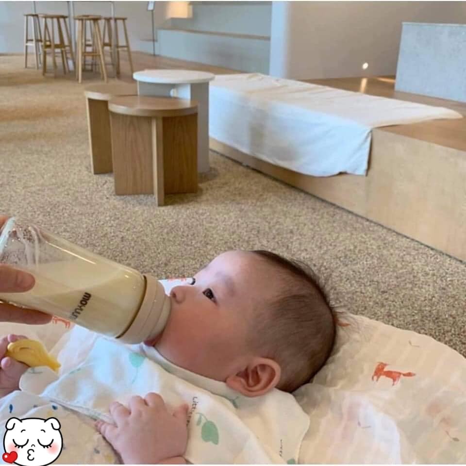 REVIEW về các bình sữa cho các mẹ bầu sắp sinh và các mẹ đang luyện ti bình cho con. Sau khi ngốn gần 3 triệu test các thể loại anh em họ hàng nhà bình sữa thì mình đã tìm được chân ái 😃

1, Pigeon nội địa, lúc chuẩn bị sinh thấy các mẹ review tốt nên mình mua cho bé dùng lúc sơ sinh.
 Ưu điểm :
Núm ti tròn, mềm. Bình thủy tinh an toàn. Mẫu mã đẹp, vệ sinh cũng nhanh sạch.
 Khuyết điểm :
Siêu đầy hơi, sữa xuống chậm nên nếu lúc hút của bé mạnh núm dễ thụt vào trong. Bé nhà mình dùng từ lúc sơ sinh đến tháng thứ 2 thấy con bú mệt hay nhai núm nên mình đổi bình luôn. Hơn nữa bình pegion thật giá khá chát, đợt mình mua khoảng hơn 400k bình thủy tinh 160ml phiên bản giới hạn, thuỷ tinh nặng và dễ vỡ, và bình giả thì siêu nhiều.

2, Wesser : 
 Ưu điểm :
Núm khá mềm, thấy các mẹ khen nên mình cho bé thử, nhưng bé vẫn nhai núm không hợp tác giá rẻ, rơi vào khoảng hơn 200k thôi.
 Khuyết điểm :
Hình thức xấu, đối với mẹ thích hình thức đẹp như em thì bình nhìn xấu, thậm trí rất xấu.

3, Comotomo: 
 Ưu điểm :
Hình thức mũm mĩm xinh xắn, sau khi bé không dùng Wesser em thấy các mẹ review em này tốt lắm nên quất luôn, giá bình nhỏ hình như 375k, mình mua ở Kidplaza. Núm tròn, silicol khá mềm 
 Khuyết điểm :
Chất liệu silicon  nên lúc cho bình vào hâm sữa hay tiệt trùng thì mùi silicol khá khó chịu, sợ ảnh hưởng đến sức khỏe của bé,  về núm thì sữa chảy rất chậm, không biết có phải vì con mình lười mút không, ti được khoảng 40ml cũng nhai núm luôn  

 4.Dr.brown
 Ưu điểm :
Hệ thống van chống sặc, đầy hơi cực tốt, bé có vẻ hợp tác hơn 1 chút, ăn được khoảng 60ml/ 1 cữ. Mình mua hình như 325k ở Kidplaza.
 Khuyết điểm :
Nói thật em không thích hình thức của bình này.
Hệ thống van chống sặc tốt thì đi kèm vs việc rửa lách cách bé dùng vài hôm mẹ kỳ cọ rửa lách cách kinh khủng luôn. Nhà 1 mẹ 1 con mà ngồi vệ sinh bình này thì cả mẹ và bé cùng khóc thét , 
Dùng 1 tháng tiệt trùng cái van í bị giãn ra nên dò sữa nên em lại đi tìm chân ái khác cho con 

 5. Lasinoh: 
 Ưu điểm :
Hình thức đẹp, núm tròn mềm, các mẹ review bình này khá tốt nên em quyết định cho bé thử. Giá rẻ khoảng 275k mua ở Concung
Núm ti chảy sữa tương đối ổn định
 Khuyết điểm :
Bình này bé dùng có vẻ hợp tác nên mình dùng được gần 3 tháng thì thấy phần thân và núm chuyển màu ngả vàng. Lên mạng xem mới biết chất liệu nhựa bình Lan không tốt, bình giả quá nhiều luôn, sợ ảnh hưởng sức khỏe của bé nên mẹ lại bước vào hành trình tìm chân ái cho con

 6. Avent natural
 Ưu điểm
Tia sữa xuống nhanh, đều nhưng vì bé nhà mình không háu ăn nên nuốt không kịp sặc tung tóe, bé sợ nên thấy bình là khóc thét luôn.
Hệ thống thoát hơi rất tốt, núm không bị xẹp khi bé ti.
Hình thức đẹp, giá thành gần 300k mình mua ở Kids
  Khuyết điểm
Núm ti của bình hơi cứng, dài bé không thích bình này nên mẹ đành chịu 

 7. Hegen
 Ưu điểm :
Thấy các mẹ review thần thánh quá, hình thức đẹp nên mình lại cho bé thử, hệ thống chống đầy hơi tốt
  Khuyết điểm :
Giá thành khá chát, mình mua bình nhỏ hơn 600k thì phải, núm ti dẹt, bé đang quen núm tròn nên vừa đưa vào là nhè luôn. Ôi 600k của tooiiiiiiiiiiii 

 8. Moyuum: Chân ái của mình sau khi đã đầu tư 3 triệu tiền bình sữa
 Ưu điểm :
Núm tròn mềm, bầu bầu giống ti mẹ, cái lỗ thoát khí khá to nên mình cũng yên tâm. 
Hình thức đẹp, ưng cái hình thức của bình này nhất nhìn sang, sịn. Bé ăn 1 phát 120ml trong 5 phút, phá kỷ lục từ trước tới giờ của nhà mình.
Giá thành khoảng 350k
  Khuyết điểm :
Hàng nội địa Hàn nên không cẩn thận vẫn có bình giả. Mới rầm rộ vụ Hegen giả nên cũng sợ lắm. Cái này mình chưa kiểm nghiệm nên không rõ. Hiện tại bé đang yêu em này nhất nên chưa tìm được khuyết điểm, tìm thấy mình sẽ Review lại sau:D

Chúc các mẹ 1 ngày cuối tuần vui vẻ 😃