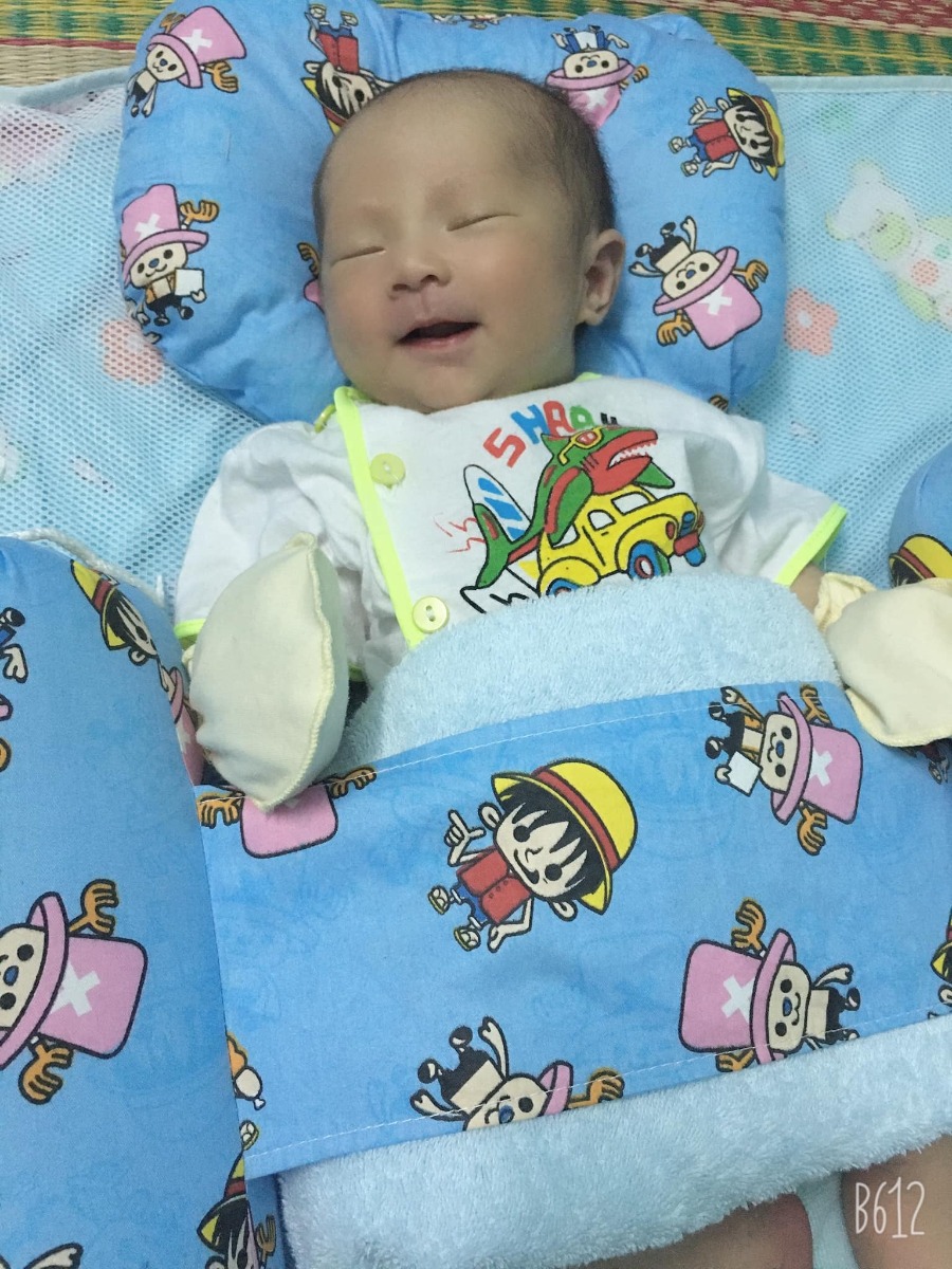 Ds 10/11 mà 12/11 con mới chịu ra với cha mẹ 
Cha gọi con là Tiger, mẹ sanh con 3kg3, con quậy trong bụng Mẹ 17 tiếng cổ tử cung nở được 2 phân bs khám thấy chuyển dạ không tiến triển đành cho đi mổ Mẹ vừa đau đẻ vừa đau mổ 🥴 nở 2 phân thôi mà đau thấu trời xanh trộm vía từ lúc nhận con hai mẹ con ra phòng con bú giỏi ngoan từ trong bv về nhà , 2 tiếng dậy bú 1 lần bú xong nhả vú là ngủ trên tay mẹ liền không quấy mẹ đêm nào 🥰 
Hnay Tiger của Mẹ được 7 ngày tuổi Mẹ và Tiger chúc các mom ds cuối tháng 11 đầu tháng 12 mẹ tròn con vuông nha 💋
