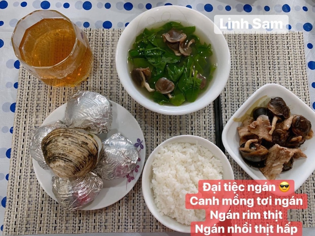 Ai bảo ở cữ là khổ nào. Em thấy ở cữ sướng lắm ấy, chả phải làm gì lại còn ăn ngon.

Em được cái may mắn là 2 lần đẻ xong đều từ viện về thẳng nhà mẹ đẻ ăn vạ. Ngày nào bà cũng đọc thực đơn hôm nay ăn gì cho lựa chọn cứ như đang ở viện. Bữa nào cũng thấy ngon mắt ngon miệng, nên làm hẳn quả album lưu lại để cho bà ngắm sản phẩm và sau này em còn có tư liệu chăm con gái con dâu. 

Quan điểm ở cữ của mẹ em là kiêng làm chứ ko kiêng ăn. Bà lại trong ngành Y nên tư tưởng ở cữ hơi bị tiên tiến. Ăn đa dạng, nghỉ ngơi đủ, tinh thần thoải mái thì sữa mới nhiều và chất lượng. Đẻ 2 lần em đều ko ăn móng heo hay chân dê chân chó, trộm vía sữa lúc nào cũng tràn trề cho con ti, mà mẹ ko hề mập mới sướng.

Quê em bà đẻ ko kiêng ăn tanh, chỉ kiêng đồ chua cay sống lạnh và rau cải thôi. Dù cả nhà đã chuyển khẩu lên thủ đô nhưng mẹ em vẫn thường xuyên về quê mua bán, trữ tủ đông ăn dần, tươi ngon bổ rẻ. Trước khi e sinh 2-3 tháng, mẹ cũng về liên tục để gom hàng chuẩn bị phục vụ cục nợ là em 🤣.

Nhà em mấy đời cơm cữ như này rồi, cả bà cả mẹ lẫn con về già vẫn khoẻ re, tới khi con ăn dặm xơi hải sản thoải mái hợp luôn ko cần nghe ngóng bụng dạ. Kiêng ăn kĩ quá sau mệt mẹ mệt con, cái chính là kiêng làm việc nặng và sớm, tránh đụng nước và gió máy để giữ gìn sức khoẻ về già còn hưởng thụ. Chứ em thấy nhiều mẹ kiêng ăn rõ kĩ do lo sợ bụng dạ yếu làm bản thân uể oải chán ăn và ko đủ chất, quan niệm ấy xưa rồi ạ.

Cre: Mẹ Linh Sam