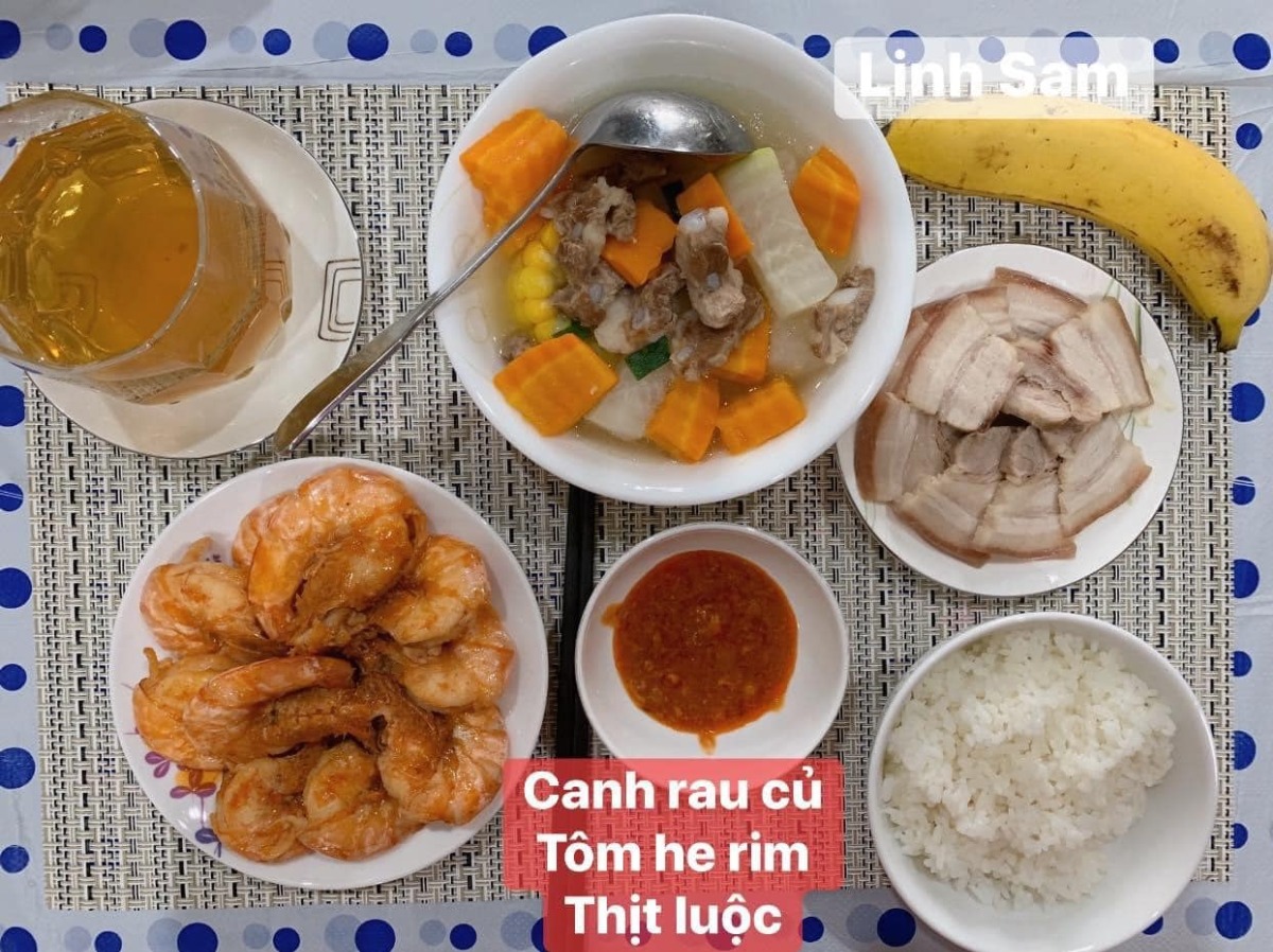 Ai bảo ở cữ là khổ nào. Em thấy ở cữ sướng lắm ấy, chả phải làm gì lại còn ăn ngon.

Em được cái may mắn là 2 lần đẻ xong đều từ viện về thẳng nhà mẹ đẻ ăn vạ. Ngày nào bà cũng đọc thực đơn hôm nay ăn gì cho lựa chọn cứ như đang ở viện. Bữa nào cũng thấy ngon mắt ngon miệng, nên làm hẳn quả album lưu lại để cho bà ngắm sản phẩm và sau này em còn có tư liệu chăm con gái con dâu. 

Quan điểm ở cữ của mẹ em là kiêng làm chứ ko kiêng ăn. Bà lại trong ngành Y nên tư tưởng ở cữ hơi bị tiên tiến. Ăn đa dạng, nghỉ ngơi đủ, tinh thần thoải mái thì sữa mới nhiều và chất lượng. Đẻ 2 lần em đều ko ăn móng heo hay chân dê chân chó, trộm vía sữa lúc nào cũng tràn trề cho con ti, mà mẹ ko hề mập mới sướng.

Quê em bà đẻ ko kiêng ăn tanh, chỉ kiêng đồ chua cay sống lạnh và rau cải thôi. Dù cả nhà đã chuyển khẩu lên thủ đô nhưng mẹ em vẫn thường xuyên về quê mua bán, trữ tủ đông ăn dần, tươi ngon bổ rẻ. Trước khi e sinh 2-3 tháng, mẹ cũng về liên tục để gom hàng chuẩn bị phục vụ cục nợ là em 🤣.

Nhà em mấy đời cơm cữ như này rồi, cả bà cả mẹ lẫn con về già vẫn khoẻ re, tới khi con ăn dặm xơi hải sản thoải mái hợp luôn ko cần nghe ngóng bụng dạ. Kiêng ăn kĩ quá sau mệt mẹ mệt con, cái chính là kiêng làm việc nặng và sớm, tránh đụng nước và gió máy để giữ gìn sức khoẻ về già còn hưởng thụ. Chứ em thấy nhiều mẹ kiêng ăn rõ kĩ do lo sợ bụng dạ yếu làm bản thân uể oải chán ăn và ko đủ chất, quan niệm ấy xưa rồi ạ.

Cre: Mẹ Linh Sam