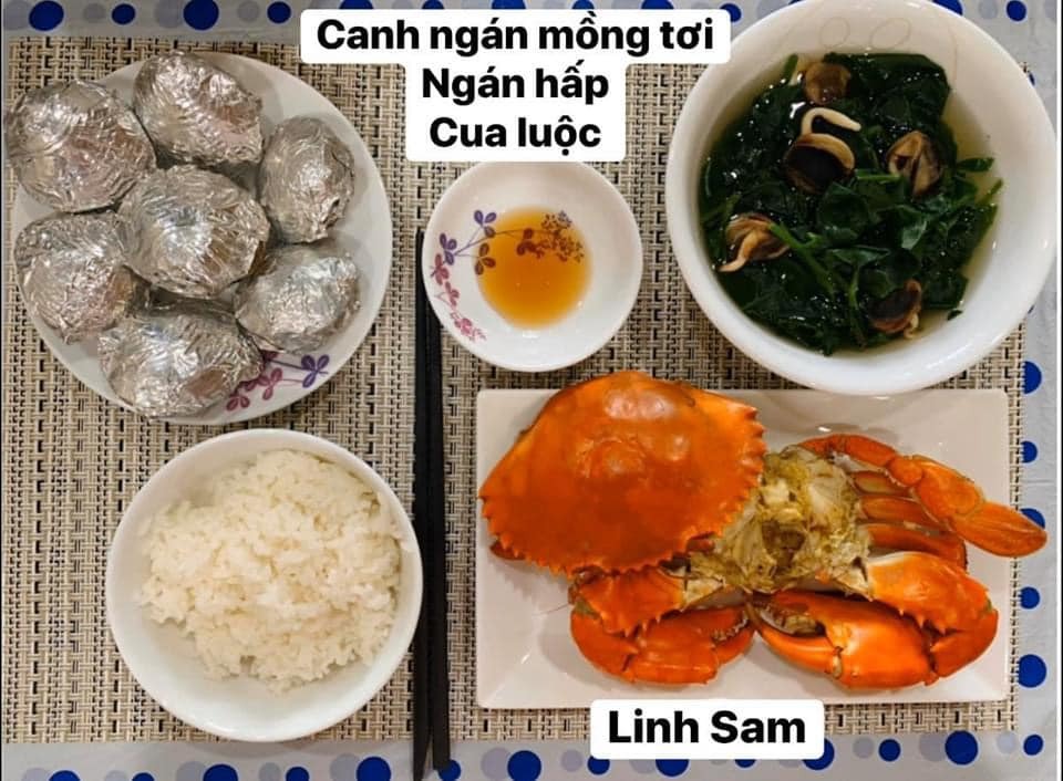 Ai bảo ở cữ là khổ nào. Em thấy ở cữ sướng lắm ấy, chả phải làm gì lại còn ăn ngon.

Em được cái may mắn là 2 lần đẻ xong đều từ viện về thẳng nhà mẹ đẻ ăn vạ. Ngày nào bà cũng đọc thực đơn hôm nay ăn gì cho lựa chọn cứ như đang ở viện. Bữa nào cũng thấy ngon mắt ngon miệng, nên làm hẳn quả album lưu lại để cho bà ngắm sản phẩm và sau này em còn có tư liệu chăm con gái con dâu. 

Quan điểm ở cữ của mẹ em là kiêng làm chứ ko kiêng ăn. Bà lại trong ngành Y nên tư tưởng ở cữ hơi bị tiên tiến. Ăn đa dạng, nghỉ ngơi đủ, tinh thần thoải mái thì sữa mới nhiều và chất lượng. Đẻ 2 lần em đều ko ăn móng heo hay chân dê chân chó, trộm vía sữa lúc nào cũng tràn trề cho con ti, mà mẹ ko hề mập mới sướng.

Quê em bà đẻ ko kiêng ăn tanh, chỉ kiêng đồ chua cay sống lạnh và rau cải thôi. Dù cả nhà đã chuyển khẩu lên thủ đô nhưng mẹ em vẫn thường xuyên về quê mua bán, trữ tủ đông ăn dần, tươi ngon bổ rẻ. Trước khi e sinh 2-3 tháng, mẹ cũng về liên tục để gom hàng chuẩn bị phục vụ cục nợ là em 🤣.

Nhà em mấy đời cơm cữ như này rồi, cả bà cả mẹ lẫn con về già vẫn khoẻ re, tới khi con ăn dặm xơi hải sản thoải mái hợp luôn ko cần nghe ngóng bụng dạ. Kiêng ăn kĩ quá sau mệt mẹ mệt con, cái chính là kiêng làm việc nặng và sớm, tránh đụng nước và gió máy để giữ gìn sức khoẻ về già còn hưởng thụ. Chứ em thấy nhiều mẹ kiêng ăn rõ kĩ do lo sợ bụng dạ yếu làm bản thân uể oải chán ăn và ko đủ chất, quan niệm ấy xưa rồi ạ.

Cre: Mẹ Linh Sam
