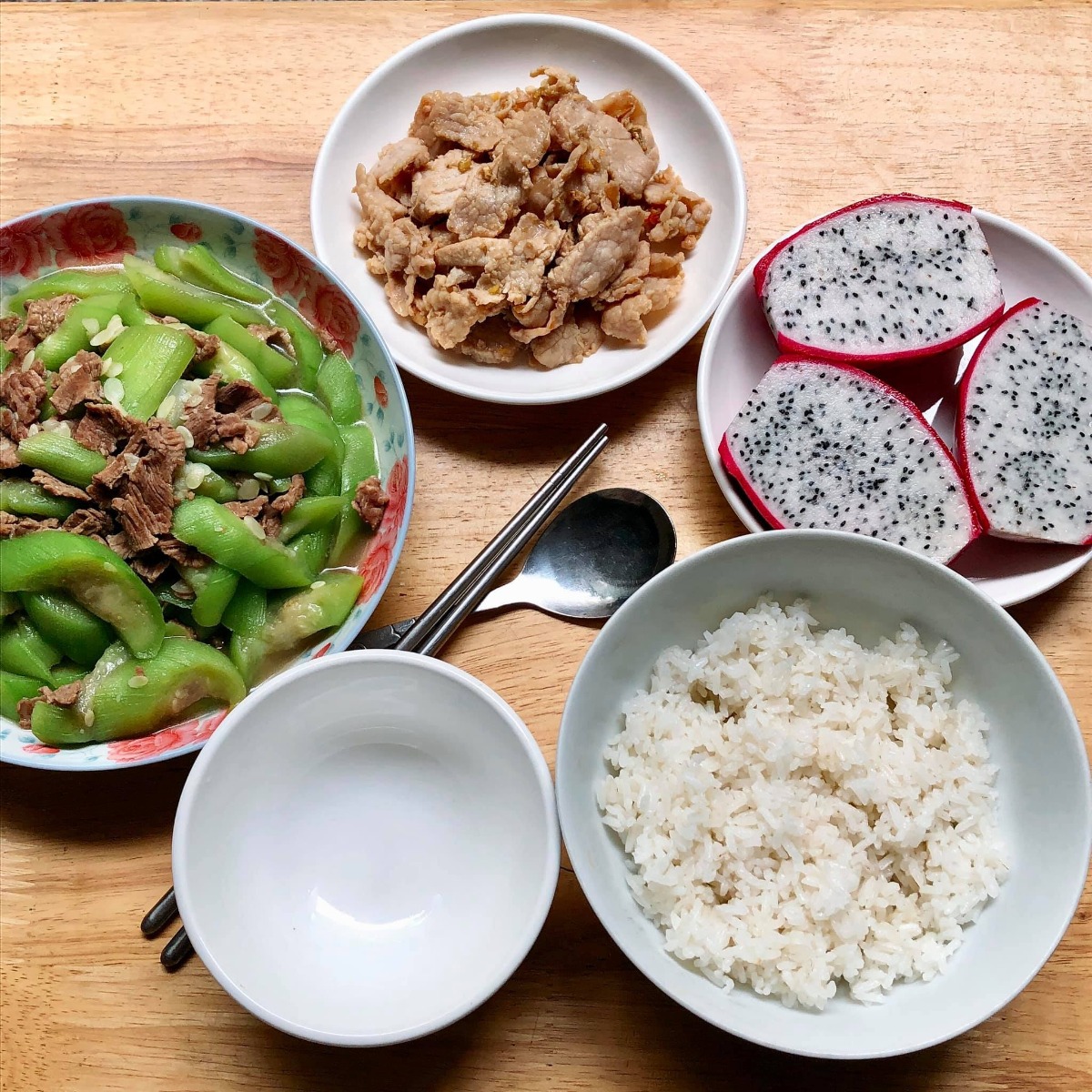 Cơm cữ!!!

Tầm này năm trước mình đang ở cữ. Vì sinh bé đầu không có sữa nên quyết tâm gọi sữa về khi sinh bé thứ hai lên cao phơi phới. May mắn có bà nội và bà ngoại thay phiên chăm bé ngày đêm, cùng sự trợ giúp của chồng nên công việc chính của mình là ăn và kích sữa thôi ạ😜. 

Mình lên thực đơn, bà ngoại đi chợ mua đồ ăn mỗi ngày trước khi qua nhà giúp mình chăm e bé. Đây là một số mâm cơm cữ tự tay mình nấu theo sở thích và khẩu vị cá nhân gửi các mẹ tham khảo nhé. Chúc các mẹ có kì ở cữ thoải mái, vui vẻ gọi sữa thành công😘

Cre: Mẹ Hà Khờ
