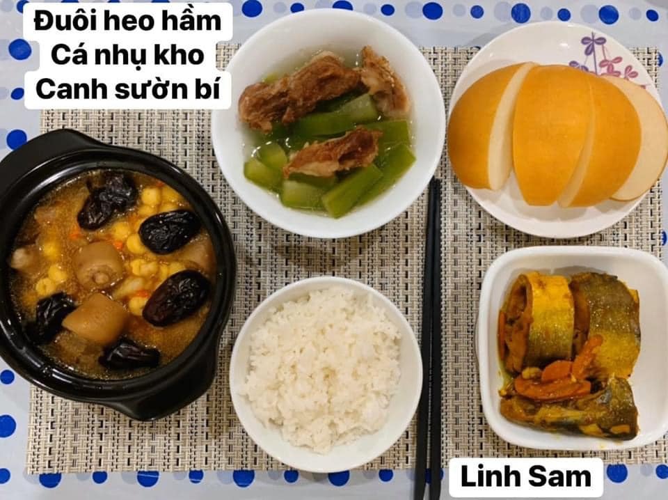 Ai bảo ở cữ là khổ nào. Em thấy ở cữ sướng lắm ấy, chả phải làm gì lại còn ăn ngon.

Em được cái may mắn là 2 lần đẻ xong đều từ viện về thẳng nhà mẹ đẻ ăn vạ. Ngày nào bà cũng đọc thực đơn hôm nay ăn gì cho lựa chọn cứ như đang ở viện. Bữa nào cũng thấy ngon mắt ngon miệng, nên làm hẳn quả album lưu lại để cho bà ngắm sản phẩm và sau này em còn có tư liệu chăm con gái con dâu. 

Quan điểm ở cữ của mẹ em là kiêng làm chứ ko kiêng ăn. Bà lại trong ngành Y nên tư tưởng ở cữ hơi bị tiên tiến. Ăn đa dạng, nghỉ ngơi đủ, tinh thần thoải mái thì sữa mới nhiều và chất lượng. Đẻ 2 lần em đều ko ăn móng heo hay chân dê chân chó, trộm vía sữa lúc nào cũng tràn trề cho con ti, mà mẹ ko hề mập mới sướng.

Quê em bà đẻ ko kiêng ăn tanh, chỉ kiêng đồ chua cay sống lạnh và rau cải thôi. Dù cả nhà đã chuyển khẩu lên thủ đô nhưng mẹ em vẫn thường xuyên về quê mua bán, trữ tủ đông ăn dần, tươi ngon bổ rẻ. Trước khi e sinh 2-3 tháng, mẹ cũng về liên tục để gom hàng chuẩn bị phục vụ cục nợ là em 🤣.

Nhà em mấy đời cơm cữ như này rồi, cả bà cả mẹ lẫn con về già vẫn khoẻ re, tới khi con ăn dặm xơi hải sản thoải mái hợp luôn ko cần nghe ngóng bụng dạ. Kiêng ăn kĩ quá sau mệt mẹ mệt con, cái chính là kiêng làm việc nặng và sớm, tránh đụng nước và gió máy để giữ gìn sức khoẻ về già còn hưởng thụ. Chứ em thấy nhiều mẹ kiêng ăn rõ kĩ do lo sợ bụng dạ yếu làm bản thân uể oải chán ăn và ko đủ chất, quan niệm ấy xưa rồi ạ.

Cre: Mẹ Linh Sam