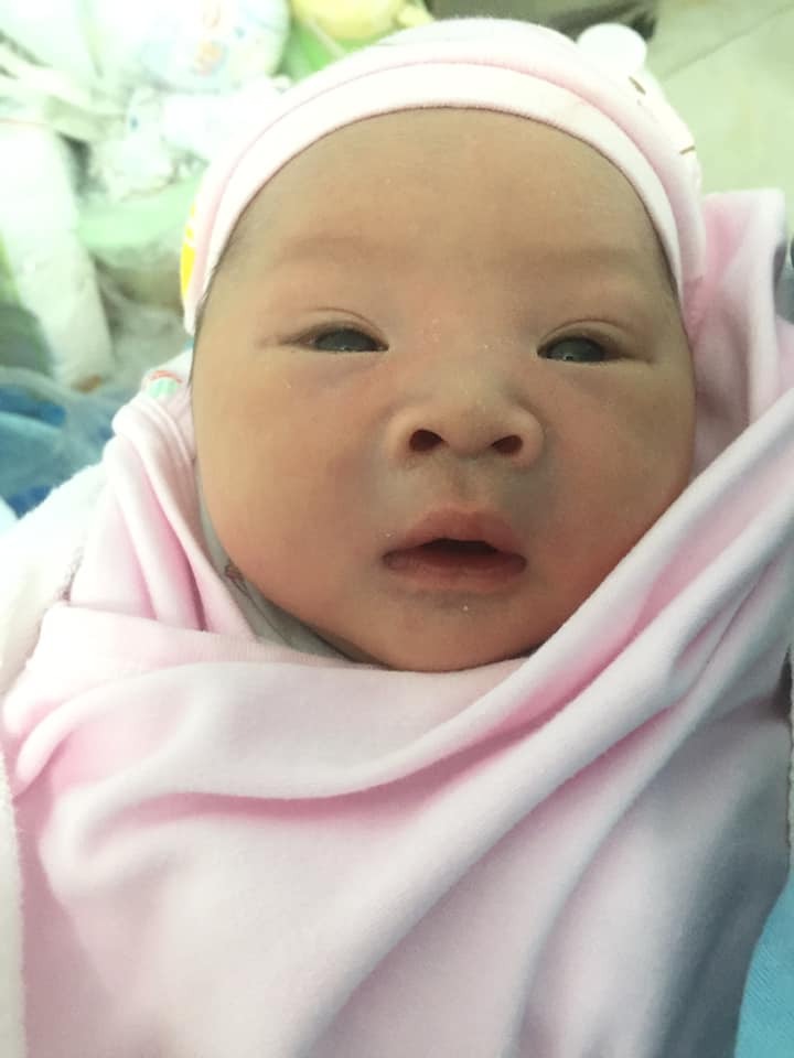 REVIEW SINH TẠI VIỆN Y HỌC BIỂN

E vừa được ra viện chiều hôm qua , bh mò lên review cho các mẹ còn phân vân khi đi đẻ ở Y học biển đây ạ 😅🤣😝 !!!

Ca của em là bsi Nguyễn Văn Huỳnh và bsi Thuỷ đỡ . Lúc siêu âm thì bé có 3kg2 , e nghĩ chắc cũng tầm đó thôi vì em ăn uống k nhiều . Ai ngờ đến lúc đẻ ra 3kg7 (đẻ thường ạ) . Do tối ko ăn cơm , sức khỏe hao mòn 😅 nên đến lúc đẻ bị hụt hơi khá nhiều lần , mà 2 bsi vẫn nhẹ nhàng , k mắng hay cáu gắt gì mặc dù đêm hôm đó rất nhiều ca đẻ . Lúc khâu thì bsi còn nói chuyện cười đùa , chỉ tầm 5-7p gì đó là xong rồi . Trộm vía sức khoẻ của 2 mẹ con đã hồi phục được 70-80% rồi . Hàng ngày các bsi sản + bsi nhi đi khám đều đặn luôn ạ . Khoản này e cực thích vì cảm giác yên tâm lắm luôn !!!

Về chi phí thì lúc đầu e có đki giường 520k , nhưng do qua tải nên đành nằm phòng thường . Em có làm xn sau sinh cho bé nữa , tổng tất cả hết 3 triệu 😅 (bảo hiểm của e đúng tuyến ạ) . Nói chắc nhiều người ko tin nhưng đó là sự thật ạ 🥰🥰 !!! 

1 lần nữa em xin chân thành cảm ơn tất cả đội ngũ bsi sản nhi đã giúp mẹ con em vượt cạn thành công ạ ❤️