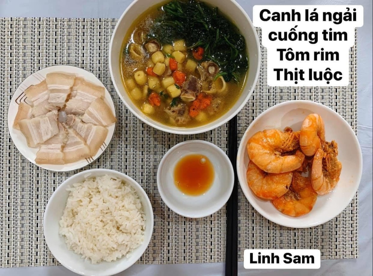 Ai bảo ở cữ là khổ nào. Em thấy ở cữ sướng lắm ấy, chả phải làm gì lại còn ăn ngon.

Em được cái may mắn là 2 lần đẻ xong đều từ viện về thẳng nhà mẹ đẻ ăn vạ. Ngày nào bà cũng đọc thực đơn hôm nay ăn gì cho lựa chọn cứ như đang ở viện. Bữa nào cũng thấy ngon mắt ngon miệng, nên làm hẳn quả album lưu lại để cho bà ngắm sản phẩm và sau này em còn có tư liệu chăm con gái con dâu. 

Quan điểm ở cữ của mẹ em là kiêng làm chứ ko kiêng ăn. Bà lại trong ngành Y nên tư tưởng ở cữ hơi bị tiên tiến. Ăn đa dạng, nghỉ ngơi đủ, tinh thần thoải mái thì sữa mới nhiều và chất lượng. Đẻ 2 lần em đều ko ăn móng heo hay chân dê chân chó, trộm vía sữa lúc nào cũng tràn trề cho con ti, mà mẹ ko hề mập mới sướng.

Quê em bà đẻ ko kiêng ăn tanh, chỉ kiêng đồ chua cay sống lạnh và rau cải thôi. Dù cả nhà đã chuyển khẩu lên thủ đô nhưng mẹ em vẫn thường xuyên về quê mua bán, trữ tủ đông ăn dần, tươi ngon bổ rẻ. Trước khi e sinh 2-3 tháng, mẹ cũng về liên tục để gom hàng chuẩn bị phục vụ cục nợ là em 🤣.

Nhà em mấy đời cơm cữ như này rồi, cả bà cả mẹ lẫn con về già vẫn khoẻ re, tới khi con ăn dặm xơi hải sản thoải mái hợp luôn ko cần nghe ngóng bụng dạ. Kiêng ăn kĩ quá sau mệt mẹ mệt con, cái chính là kiêng làm việc nặng và sớm, tránh đụng nước và gió máy để giữ gìn sức khoẻ về già còn hưởng thụ. Chứ em thấy nhiều mẹ kiêng ăn rõ kĩ do lo sợ bụng dạ yếu làm bản thân uể oải chán ăn và ko đủ chất, quan niệm ấy xưa rồi ạ.

Cre: Mẹ Linh Sam