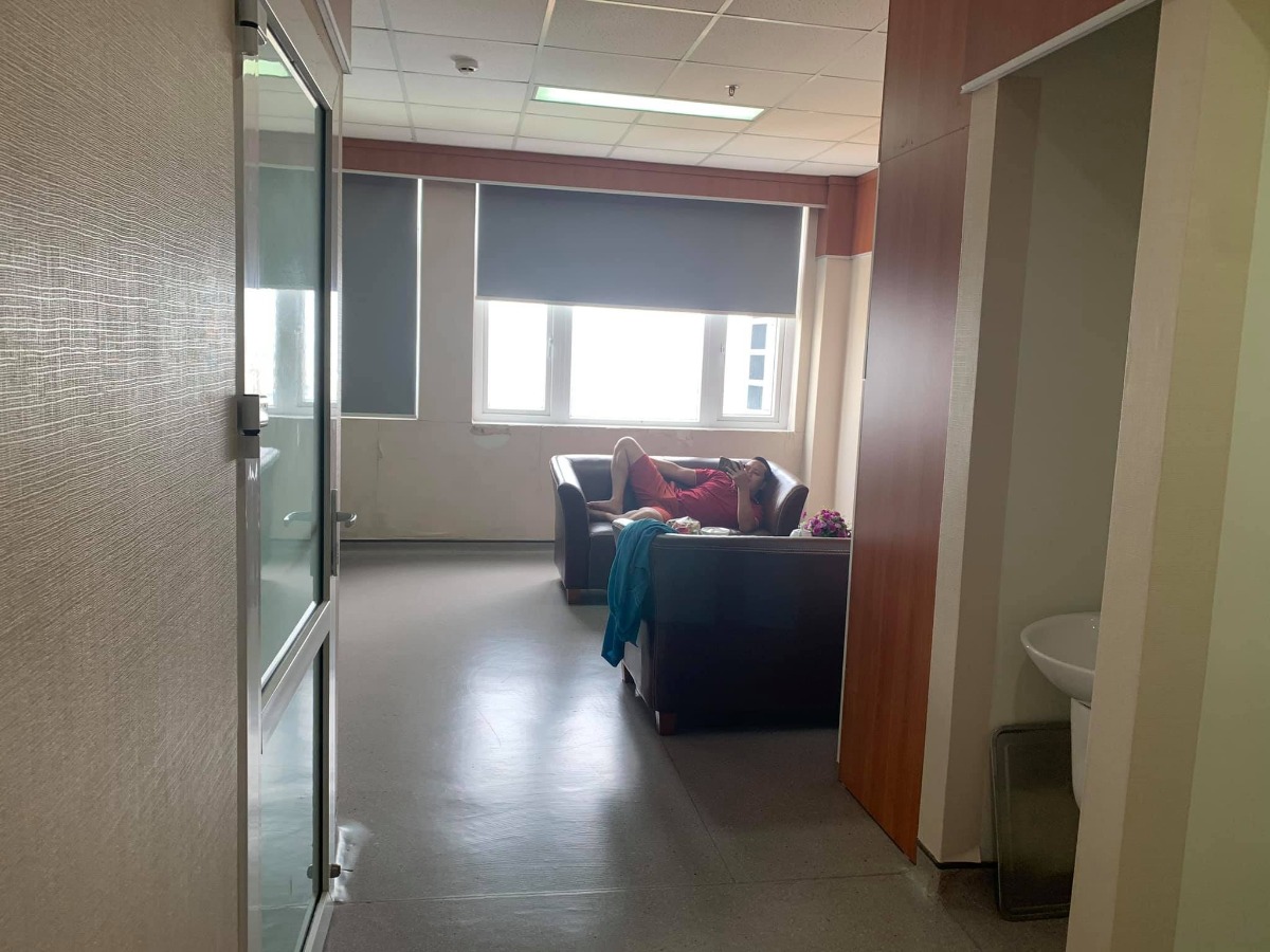 Review phòng cho các Mom chuẩn bị sinh nhé, và review cảm nhận của mình sau 5 ngày ở bv Green
Mình mổ ngày 28/10 và hôm nay 01/11 mình ra viện

- Review phòng cho các Mom: Mình ở phòng VIP trên tầng 9. Mom nào có điều kiện đc mà ở thì nên chọn phòng VIP. Phòng mình ở rộng rãi (theo mình đoán cũng phải tầm 35m2).
+ Trong phòng có 2 giường, 1 giường tự động nâng bằng điện, 1 giường nâng bằng quay tay. phòng có 1 bàn uống nc và 2 ghế sofa đệm. nói chung như nhà mình mỗi ck chăm vk ngủ giường thoải mái, nhưng nếu thêm người thì nằm thừa 2 sofa cho 2 ng lớn cũng đc luôn.
+ Phòng có nhà wc rộng gồm 2 khu khô và ướt. khu ướt có ghế ngồi, sau ngày thứ 4 sang ngày hôm nay là mình có thế ngồi tự tắm đc ( mình sinh con lần 3 mổ lần 2 nên khá yếu) nhiều Mom sinh lần đầu đã tung tăng từ ngày thứ 3 rồi 😅.
Ở phòng VIP nói thật là mình thích nhất wc. 🤣
Có valabor dùng điện tự động phun nước rửa xịt và ấm. mỗi lần đi wc ko cần lấy giấy cúi xuống đau đớn gì cả, chỉ việc ngồi bấm nút điều khiển là nước ấm tự phun ra chọn chế độ nước mạnh yếu và nhiệt độ, như mình chọn nước ấm phun rửa bằng sạch sau đó chọn sấy là gió ấm xả ra sấy khô vùng ass cho mình. chỉ việc đứng dấy ko phải giấy hay bất kỳ khăn lau nào. hơn nữa đang rất đau nên thấy cái valabor này rất nhàn các Mom ạ. Cả nhà vài thăm ai cũng thích còn bảo về nhà chắc lắp ở nhà như thế 😂.
+ Ngoài khu wc thì có 1 khu để tủ lạnh và 1 cái bồn rửa bát đơn chuyên để nhà mình rửa bát và bình sữa cho bé.
+ Bên cạnh khu để tủ lạnh thì có 1 bồn rửa tay đơn riêng ở bên ngoài gần tủ quần áo nữa nghĩa là cần rửa tay thì ko nhất thiết phải vài trong wc. Lát mình chụp ảnh cho các Mom xem nhé.
+ Ngoài ra thấy view đẹp, tivi tủ quần ái, điều hoà, kệ để đồ....
+ Đồ ăn thì chế độ ăn phòng vip cũng khác phòng khác một chút: thức ăn có 2 loại rau, 3 loại đồ ăn, canh và cơm. như suất của mình là có: tôm, thịt lợn, thith gà, đỗ xào, bí xanh, canh rau ngót. Ngoài ra có hoa quả: thanh long đỏ, chuối, cam xoài, lựu. túm lại 1 suất ăn có 3 loại rau, 3 loại mặn và 3 loại quả. ra viện mang về khá nhiều hoa quả vì ăn ko hết. còn mình ko thích ăn cơm nên cơm của mình cho 2 người nhà ăn luôn. mỗi tội vì suất cơm cho một ng nên thức ăn thừa và cơm thiếu. nếu các mom ko ăn cơm có thể mua thêm cơm mang vào ăn cùng suất thức ăn bà đẻ. 2 con nhà mình lên chơi với mẹ toàn ăn cơm của mẹ thôi.
Các phòng khác nghe nói cũng tương tự chỉ ít hơn 1 chút nhưng cũng hoa quả nhiều. cũng ngày ngoài bữa sáng là cháo: tim, thịt hoặc bò sốt vang, bữa trưa và tối cơm bà đẻ, 9h tối còn bữa cháo phụ nữa.

Review về BV nhé:
Cảm nhận của mình là ok. ko biết có phải mình dễ tính không nhưng mình thấy ok nhất trong các bv mình từng trải nghiệm. Hơn hẳn sản, đkqt và tâm phúc. 2015 sinh bé ở đây. năm nay cũng tinh xem trong phố trung tâm như dkqt và TP có thế ko sinh cho tiện ng nhà ko phải đi đường bao. nhưng rồi vẫn cứ chốt tại Green. (mình ko nhắc Vinmec vì mình tìm thấy Green vừa ok vừa hợp túi tiền nên cũng ko cần thiết tìm hiểu Vinmec nữa)
+ Mình đăng ký bs Sơn - giám đốc bv mổ 7-9h ngày 28/10. Hôm ấy rất đông bn mổ. Mình vào viện may mắn đặt đc phòng luôn, nhiều Mom phải ở tạm phòng chờ ngày để chờ mổ, xong mới lấy đc phòng. Vì mổ đông quá mình vừa lo ko đc giờ, vừa lo không được bs Sơn mổ. Nhưng may mắn vẫn đc bs Sơn mổ và các bạn ở phòng khám rất chuyên nghiệp, sắp lịch mổ chuẩn giờ các Mom đăng ký giờ hầu như là đều đc theo đúng mong muốn hết. Có một số Mom đky bs Sơn mổ ko đc nhưng chuyển qua bs Giang, bs Dung, bs Học ... mổ đều về cùng mình thấy rất ok, vết mổ các bạn í cũng bảo đẹp và các bạn í khoẻ mạnh nhanh bình phục. Như vậy là ở Bv Green các bs cầm dao mổ toàn các bác sĩ mát tay và ok thôi, ko chỉ riêng bs Sơn nên các Mom chuẩn bị mổ cứ yên tâm đi nhé, vào bs nào thì cũng có vết mổ đẹp hết (mình thuộc tổ buôn nên sau khi mổ xong cũng buôn với các mom sinh mổ cùng ngày giờ ở phòng khác😅)
Có một điều mà mình muốn cho 5⭐️ ở green là: sau khi mổ vào phòng hồi sức, lúc ấy bác Sơn - giám đốc bv buổi sáng thực hiện rất nhiều ca mổ nhưng vẫn ko quên vào phòng hồi sức dặn dò các bạn điều dưỡng là kiểm tra liên tục độ co của tử cung từng sản phụ, theo dõi sát sao huyết áp và tim mạch của từng người nhé. Bác vào dặn dò chi tiết về việc để ý sản phụ sau mổ. Mình thấy Bác ấy là giám đốc bv nhưng rất cẩn thận và chi tiết từng khâu một. Nhiệm vụ của các bạn điều dưỡng nhưng bác ấy - một giám đốc cũng ko quên dặn dò cẩn thận như vậy. Là người đã có người thân từng bị phù phổi suy tim sau mổ do ko đc theo dõi chi tiết tại bv phụ sản hp năm 2011 nên mình hiểu việc làm của bác Sơn, bác ấy rất cẩn thận và chi tiết quan trọng từng khâu một đối với bệnh nhân. Điều này cảm nhận rõ về bác từ khi mình khám và hội chuẩn rồi. Bản thân rất kính trọng bác. tháng 1/2015 sinh ở đây gặp bác mổ cho, giờ 2020 thấy bác đã già đi nhiều í. Nhiều lúc nghĩ chỉ mong các bác sĩ ở Bv Green luôn luôn khoẻ mạnh đừng bị già đi để cho các Mom sinh con sau này cũng đc các bác sĩ ấy mổ cho an toàn khoẻ mạnh đón con ra như mình thôi 🤣. Hơi ngây ngô nhưng mình nghĩ thế đấy.
+ Đội ngũ điều dưỡng chăm sóc: mình thấy nhẹ nhàng và chuyên môn tốt. lúc vệ sinh thì thấy sung sướng lắm, rửa ngẹ nhàng cà làm mình thoải mái. nhiều lúc để các bạn í rửa mình hơi ngại ngưng chính thái độ làm việc nhiệt tình ko nề hà gì mà mình thấy thoải mái vô cùng, mình thấy còn chăm sóc hơn cả e bé.
+ Tiêm: mình ko hề thấy đau tí nào. lấy máu rất nhanh. sau 3 ngày sau mổ rút kim luồn ra bảo là phải tiêm kháng sinh trực tiếp bằng kim mình ra nghĩ ra cảnh mọi lần tiêm sẽ rất buốt, đau nên mình sợ lắm. Nhưng đến khi tiêm thì lại như ko, ko hề đau gì cả. khi mình hỏi thì các bạn í bảo thứ nhất loại kháng sinh này nó ko buốt như ks thông thường, thứ 2 các bạn í tiêm ven nên đúng là ko hề đau chút nào í. Nhàn lắm. Mà mình thấy nghiệp vụ tốt, nhẹ nhàng. nằm 5 ngày nhưng điều dưỡng nào cũng thế hết í.
+ Về chế độ bé: cả 5 ngày mình đều cho con dưới khoa sơ sinh. Đơn giản vì con tiêm xong các mũi vitamin k, viêm gan B nên mình cứ để con dưới khoa sơ sinh theo dõi là an toàn và chắc ăn nhất. 9h sáng các cô cho con ăn tắm rửa sạch sẽ kên với gia đình, 9h tối các cô lại đi đón con về thay quần áo cho ăn và ngủ. Mẹ được nghỉ ngơi, con được luyện ăn và ngủ theo cữ. Ngoài ra dưới phòng các con được cài nhiệt độ chuẩn cho trẻ sơ sinh, đc theo dõi bệnh lí vàng da hay ko, có cả đèn chiếu. Nói chung mình nghĩ con gửi dưới khoa sơ sinh đc theo dõi sát sao thời gian mấy ngày mới ra đời là yên tâm và chuẩn nhất.
Tầng khác thì mình ko rõ nhưng tầng 9 này từ khi vào viện khám và sinh đến giờ từng giai đoạn và đội ngũ từ bs đến điều dưỡng mình đều thấy 5⭐️ hết.
Hôm nay mình ra viện rồi, chia sẻ với các Mom cảm nhận của mình trong quá trình làm thủ tục sinh và sau sinh. Mình vẫn thấy Green là bv đáng chọn và phù hợp túi tiền nhất, dịch vụ tốt, bs tốt...!
Của mình nằm phòng VIP tổng khoảng trên dưới 27tr. các Mom đăng ký phòng khác chi phí sẽ rẻ đi. Tuy nhiên sẽ vẫn đc đội ngũ bác sĩ, y tá điều dưỡng như thế chăm sóc nên hoàn toàn yên tâm
Nếu có ng nhà hay bất kỳ ai hỏi mình cũng sẽ gt bv này. Đây là thật tâm đấy.
Gửi lời cám ơn đến tất cả bs, y tá, điều dưỡng đã chăm sóc mình, cho mình ổn định mẹ tròn con vuông ra viện.❤️❤️❤️❤️
Bài hơi dài nhưng Review nên mình viết đầy đủ cảm nhận của mình cho các Mom có ý định sinh ở đây tham khảo nhé.