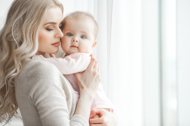 "CON BIẾT NÓI - MẸ HÓI ĐẦU"

Đêm trực tuần trước, bé 2 tháng tuổi nhập viện trong đêm vì con sốt ngày thứ 2.

Mình khám và thấy con có vẻ đừ nên giải thích chọc dò dịch sau lưng để lấy dịch xét nghiệm xem bé có viêm màng não hay không

Bố 1 bên
Bà nội đi cùng 1 bên
Mẹ ngồi giữa và ôm con
Cả 3 người nhìn và lắng nghe rất kỹ lời mình nói

“Bác ơi. Tuần trước em bị sốt khi chăm con. Có khi nào em lây cho con không?” Bà mẹ thủ thỉ

“Ủa, con vợ mày sốt hồi nào? Sao nó sốt mà không báo mẹ hay bà H. (Mình đoán bà H. là bà ngoại)”. Bà nội quay sang hỏi người chồng

“Con không biết. Vợ nó có nói gì với con đâu” ông chồng trả lời

Chỉ 3 câu nói thôi, mình đủ hiểu rằng mình cần phải làm gì và nói gì. Sau khi nghe xong, mình cười là lắc đầu nói với mẹ “Không chắc từ mẹ đâu nha, mẹ đừng nghĩ vậy”

“....đôi khi, những đứa bé viêm màng não mà không xác định được ổ nhiễm trùng từ đâu. Bản thân những bé nhỏ, đặc biệt dưới 2 tháng tuổi, hệ miễn dịch của bé rất yếu nên vi trùng có thể đi thẳng vào máu và vào não của bé. Biểu hiện duy nhất của bé đôi khi là sốt, đừ và bỏ bú

Mẹ chỉ cảm sốt bình thường do siêu vi. Đôi khi, chỉ là sự trùng hợp mẹ cảm sốt siêu vi vào đúng thời gian con bị nhiễm trùng, chứ không ai có thể kết luận được mẹ lây cho con cả. Vấn đề là bây giờ bác cần ba mẹ hội ý với nhau rằng có đồng ý cho bác làm thủ thuật cho con không? Nếu có thì ký giấy đồng thuận sớm giúp bác để bác làm sớm. Làm sớm thì có kết quả sớm. Nếu ra viêm màng não mình điều trị sớm tránh biến chứng cho con. Nếu không phải viêm màng não thì đêm nay mình đỡ lo”

Họ đồng ý ngay mà không một chút chần chừ

Điều dưỡng chuẩn bị dụng cụ xong 5 phút sau đó. Mẹ trao bé con cho điều dưỡng xong thì như gụt xuống ghế, khóc nấc

Ông chồng đứng bên cạnh cũng tỏ ra lo lắng nhưng cũng chẳng an ủi gì

Mình rửa tay và đi vào phòng thủ thuật. Sau lưng người mẹ khóc và nói “Con ơi. Mẹ xin lỗi. Tại mẹ không tốt”

Suốt 5 phút lấy dịch não tuỷ cho con, tôi cứ mãi suy nghĩ về câu nói ấy

Đứa bé 2 tháng tuổi thì mặc sức gào khóc. Tôi biết rõ mẹ chúng nghe thấy, đau như đứt từng khúc ruột và 5p ấy có lẽ là 5p xa con dài nhất của chị.

Tôi cố làm thật chính xác may mắn là thủ thuật thành công

Một giờ sau có kết quả
Kết quả dịch não tuỷ bình thường. Người mẹ lại khóc. Nhưng lần này là giọt nước mắt hạnh phúc

Tối có bệnh than, mình có đi ngang qua giường của mẹ. Thấy chị ngồi nhìn con. Căn phòng tắt điện tối thui. Ai cũng ngủ. Trừ chị

Vậy đó

Bản thân người mẹ nào khi có con bệnh thì cũng muốn mình bị bệnh thay cho con và họ vốn đau khổ rất nhiều khi con bệnh. Về bản năng, họ sẽ nghĩ do lỗi của họ. Vậy nên, khi một người mẹ có con bị bệnh, xin đừng chỉ trích họ hay đổ thừa họ không tốt. Tự họ đã thấy đau khổ rồi. Không cần tới sự phán xét của bạn. Với lại, chưa chắc là do mẹ. Mà có thể do nhiều yếu tố bên ngoài.

Mẹ là cả thế giới của con. Và con là một phần cơ thể mẹ. Con đau thì mẹ đau. Vậy nên, tự giày vò nó còn khủng khiếp hơn bao giờ hết. Vừa sinh xong 2 tháng, chưa kịp hồi phục, giờ ngồi nhìn đứa con mình sốt và bệnh, bạn có đau không?

Câu nói của ông chồng “Vợ có nói gì đâu” là điển hình cho câu nói mình hay nghe. Đôi khi vợ sốt cả tuần nhưng không hề biết. Vợ đau cả tuần cũng chẳng hay. Khi mới sinh con, nhu cầu chăm bé phải 2 người mới xuể. Vậy nên khi người mẹ chăm con quên cả chăm bản thân mình, hy vọng các ông bố quan tâm vợ mình một chút. Họ sẽ không nói đâu vì sức chăm con còn không đủ, sức đâu mà cãi với chồng. Rồi lại sinh ra khoảng cách. Nhiều cặp đôi thường hay li dị vào khoảng thời gian 1-2 năm đầu sau sinh là vì đó.

Cuối cùng

Với mẹ, con là phần ruột thịt thiêng liêng nhất. Một tiếng động nhỏ làm con giật mình thôi, mẹ đã thấy hốt hoảng. Một chút khó chịu khiến con khóc, mẹ đã thấy nao nao trong người.

Cả thế giới của con chính là mẹ. Con luôn nhìn mẹ một cách vô thức. Có mẹ bên cạnh, tự con sẽ thấy an toàn và ngủ ngon.

Sinh con 2 tháng, chưa hồi phục lại sức. Suốt nhiều đêm ngủ chập chờn để lo cho con. Nay con sốt và nghi ngờ viêm màng não. Hỏi mẹ nào không đau? Hỏi nỗi đau nào bằng? Bạn đọc dòng này, có thấy may mắn khi đứa con bé bỏng ngủ ngon bên cạnh mình không? Có nhận ra rằng, tự bao giờ, điều hạnh phúc nhất cuộc đời mình đó là “Được nhìn thấy con Bình An không?”

Bs. Nguyễn Thanh Sang