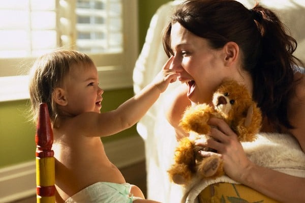 CÁC TRÒ CHƠI TRƯỚC GIỜ ĐI NGỦ

Nhà mình đã 8 năm nay duy trì được nếp ngủ cho con. Hồi Sâu còn sơ sinh, do không biết nên nên 9h tối mới cho con đi ngủ. Đến Minh thì mình biết hơn cho nên đã cho ngủ rất sớm từ 6 giờ tối hôm trước đến 6 giờ sáng ngày hôm sau. Vì được ngủ sớm nên Trộm vía các con cao và khỏe mạnh Nhịp độ sinh hoạt liên quan ăn chơi cũng rất tốt. Lợi ích ngủ đủ ngủ sớm sẽ viết bài khác. Bài này là vấn đề cho con vào phòng và các hoạt động để con đi vào giấc ngủ:

A. KHI ĐÈN CÒN SÁNG
Nguyên tắc chung: Các hoạt động thiên về tĩnh, để cơ thể chuyển dần dần đưa vào trạng thái tĩnh, tránh các hoạt động mạnh, tránh các kích thích cao, tránh các thiết bị điện tử lúc này.
Vậy nên một số các hoạt động ưu tiên cho khoảng 1 tiếng trước khi tắt đèn là:

1. Đọc sách: Đây là hoạt động quan trọng nhất, hàng đầu nếu bố mẹ muón tạo tình yêu và văn hóa đọc cho con sau này. Vì vậy nên chọn các cuốn sách để cùng đọc với con, tuyệt vời nhất với những trẻ chưa biết chữ hoặc dưới 6 tuổi là ngồi vào lòng bố mẹ nghe bố mẹ đọc.

2. Vẽ tranh: Hoạt động tô màu, vẽ tranh, khá thích hợp, tuy nhiên các bé sẽ hoạt động chậm rãi, vậy nên hướng tới vẽ những thứ đơn giản, tô màu nhẹ nhàng. Tô màu và vẽ ở trẻ hiểu sao cho đúng các bố mẹ đọc bài này của cô Hoa nha: https://bit.ly/2LPbKVD

3.. Ngâm chân: Ngâm chân cùng nước ấm , cho gừng + muối vào, có thể nhỏ thêm 1 , 2 giọt tinh dầu sẽ vô cùng thú vị, Nhà mình thích hoạt động này cực, ngồi tng nhà tắm ngâm chân cùng nhau xong vào phòng, chu choa là thích, mà ngủ ngon nha!

4. Mát xa: hoạt động này tăng sự gắn kết vô cùng giữa các thành viên, Sẽ thật tuyệt khi bố mẹ mát xa cho con, vợ chồng mát xa cho nhau và các con mát xa cho bố mẹ.

Một vài bạn sẽ thích xếp lego, chơi cùng bố mẹ, xếp hình hay gì đó,. Sao cũng được, miễn bố mẹ con cái CÙNG NHAU chứ không phải con chơi 1 mình, bố mẹ ôm điện thoại là được.

B. SAU KHI TẮT ĐÈN
Sau khi tắt đèn cũng phải 30 đến 45 phút sau các con mới có thể vào giấc ngủ say được. Chính vì vậy trong thời gian đó mình và các con thường chơi một số các trò chơi để dẫn vào giấc ngủ tốt hơn.

1. Nói THÌ THẦM truyền nhau
Với trò chơi này thì bố mẹ con cái nằm đan xen nhau. Người nằm ngoài cùng sẽ nói thầm vào tai người kia một thông điệp, Ví dụ như: Mẹ yêu con, Sâu xinh đẹp như cún.... Đến người cuối cùng sẽ nói lại câu đó xem có đúng không. Nếu đoán đúng sẽ được cộng 1 điểm. Thường chỉ 2,3 câu là nhà mình đã cười lăn lộn vì kết quả rất buồn cười. Thậm chí nhiều lúc bố mẹ cố tình nói chệch đi gây cười.

2. Chạm các bộ phận trên cơ thể
Với trò này, 1 người sẽ nói tên các bộ phận trên cơ thể, nói đến từ nào thì mọi người phải chạm vào bộ phận đó của người bên cạnh. Ví dụ : mắt, mũi, miệng, tay, chân...

3.Chiếu bóng trên trần
Cần 1 chiếc đèn pin hoặc đèn pin điện thoại. Khi chiếu lên trần nhà thì dùng tay tạo bóng và kể chuyện hoặc tưởng tượng các con vật

4. Nói nối tiếp
Trò này thì 1 người nói 1 câu, xong lần lượt những người tiếp theo. Người nọ tiếp người kia, nối tiếp vào tạo thành 1 câu chuyện. Nhà mình hay cười lăn lộn với trò này và nhiều câu chuyện hài hước sinh ra.

5. Tưởng tượng
Với trò này, bố hay mẹ chỉ cần nói tên hình chủ đề, ví dụ : hình tròn/vuông/ tam giác... , lần lượt các bạn phải kể tên các đồ vật có hình dạng tương tự như vậy.
Ví dụ: hình tròn: cái đèn, cái mâm, mặt trăng...
Trò này sẽ giúp ca bạn liên tưởng rất rất tốt, đặc biệt các trẻ 3-6 do giai đoạn phát triển não phải 0-3 đã tạm sang giai đoạn phát triển não trái.

5. Tâm sự đêm khuya
Mục này quan trọng nha. Lúc này đèn tắt rồi, mẹ
/bố con thủ thỉ lắng nghe nhau xem trong ngày con có vấn đề gì, có gì lăn tăn thắc mắc không, có chuyện gì không? Từ đây mà hiểu nhauhown, yêu thương trân trọng nhau hơn...

6.Trò chơi im lặng.
Trò này mình hay chơi cuối cùng, hị hị, mục đích... Dụ cho nhanh ngủ. Khi nói bắt đầu thì tất cả phải im lặng, mắt nhắm, thi xem ai im lặng lâu nhất. Hahha

7. Nghe nhạc:
Các bố mẹ có thể chuẩn bị các bài nhạc nhẹ nhàng cho con ngủ. Tuy nhiên mình xin gợi ý chỉ nên cho con nghe 5-10 phút để thả lỏng, không bật triền miên tránh có nhiều trường hợp không có nhạc con không ngủ được.

C. SAU KHI CON NGỦ
Ôi mẹ ơi, đọc đến đây chắc các mẹ la mình mất. Con ngủ rồi còn chưa tha hả ;))) Thực ra sau khi con chìm vào giấc ngủ 5-10 phút ( thời gian lúc trẻ chập chờn vào giấc ngủ), mọi thông tin trẻ nghe sẽ được lưu giữ hoàn toàn vô thức vào não bộ. Vì vậy, khi một đứa trẻ tiếp nhận những lời thủ thỉ lúc chúng vừa ngủ, những lời thủ thỉ này có thể êm ái đi vào tiềm thức của con.

Vậy nên bố mẹ nên tranh thủ "nhắn nhủ. gửi gắm các mong ước vào đây".

Ngoài ra tùy từng gia đình, từng em bé, theo nhu cầu của con mà có các trò phù hợp. Thậm chí bố mẹ đi về mệt quá, cũng chả cần bày vẽ trò gì, mà đơn giản chỉ là gần gũi với nhau, thả lỏng và lắng nghe nhu cầu của nhau, yêu thương, dịu dàng đã là tốt rồi phải không nào? Mục đích cũng để thư giãn, các con đi vào giấc ngủ ngon trong yêu thương vui vẻ.

Nhà bạn có những trò gì? Kể cho mình và mọi người học hỏi với nhé!

Nguồn: Anh Hoa