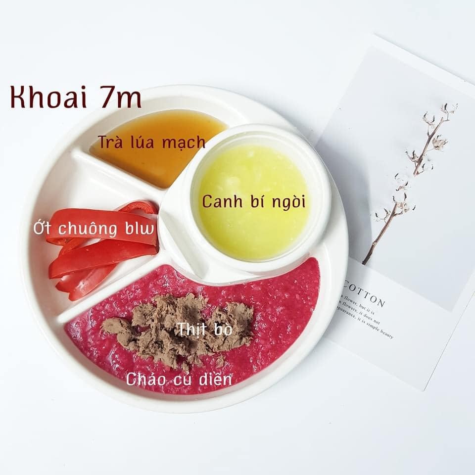 Hành trình ADKN kết hợp BLW.

Sang tháng thứ 7 mẹ cho ăn kết hợp chút xíu BLW nhưng em vẫn ăn ngon lành. Rau củ quả, thịt cá em đều ăn hết không chê món nào.

Chiều tối nào cũng ăn bánh mẹ làm nên kỹ năng ăn thô tốt hơn nhiều rồi. Biết cắn miếng nhỏ và nhai kỹ. Gặp hôm nào mẹ lười đi chợ thì nhà có gì ăn nấy. Có khi khát với lấy cả trà của mẹ ra uống luôn. 

Bước sang tháng thứ 8 mẹ cũng khá stress vì chịu nhiều ý kiến nhau. Nhưng mà mẹ biết làm thế nào để tốt nhất cho em. Tất nhiên mẹ sẽ không so sánh em với bất cứ em bé nào để tự tạo áp lực. 

Mẹ lưu lại đây những bữa ăn của Khoai để sau này Khoai biết đã hoàn thành cơm mẹ nấu như thế nào nhé .🙌

St: mẹ Khoai