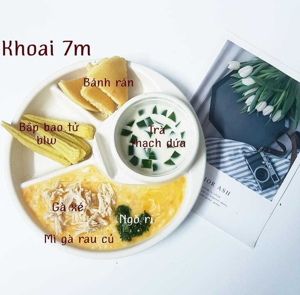 Hành trình ADKN kết hợp BLW.

Sang tháng thứ 7 mẹ cho ăn kết hợp chút xíu BLW nhưng em vẫn ăn ngon lành. Rau củ quả, thịt cá em đều ăn hết không chê món nào.

Chiều tối nào cũng ăn bánh mẹ làm nên kỹ năng ăn thô tốt hơn nhiều rồi. Biết cắn miếng nhỏ và nhai kỹ. Gặp hôm nào mẹ lười đi chợ thì nhà có gì ăn nấy. Có khi khát với lấy cả trà của mẹ ra uống luôn. 

Bước sang tháng thứ 8 mẹ cũng khá stress vì chịu nhiều ý kiến nhau. Nhưng mà mẹ biết làm thế nào để tốt nhất cho em. Tất nhiên mẹ sẽ không so sánh em với bất cứ em bé nào để tự tạo áp lực. 

Mẹ lưu lại đây những bữa ăn của Khoai để sau này Khoai biết đã hoàn thành cơm mẹ nấu như thế nào nhé .🙌

St: mẹ Khoai