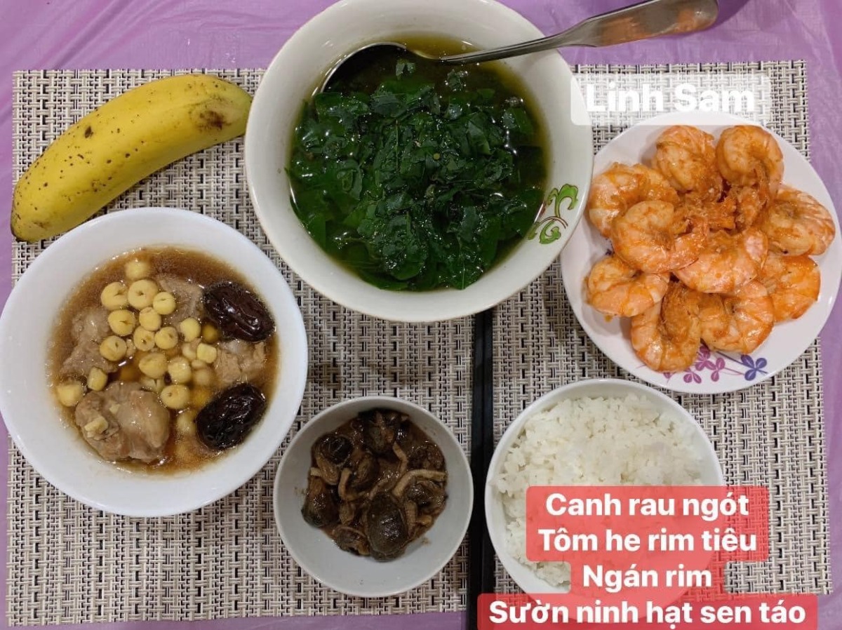 Ai bảo ở cữ là khổ nào. Em thấy ở cữ sướng lắm ấy, chả phải làm gì lại còn ăn ngon.

Em được cái may mắn là 2 lần đẻ xong đều từ viện về thẳng nhà mẹ đẻ ăn vạ. Ngày nào bà cũng đọc thực đơn hôm nay ăn gì cho lựa chọn cứ như đang ở viện. Bữa nào cũng thấy ngon mắt ngon miệng, nên làm hẳn quả album lưu lại để cho bà ngắm sản phẩm và sau này em còn có tư liệu chăm con gái con dâu. 

Quan điểm ở cữ của mẹ em là kiêng làm chứ ko kiêng ăn. Bà lại trong ngành Y nên tư tưởng ở cữ hơi bị tiên tiến. Ăn đa dạng, nghỉ ngơi đủ, tinh thần thoải mái thì sữa mới nhiều và chất lượng. Đẻ 2 lần em đều ko ăn móng heo hay chân dê chân chó, trộm vía sữa lúc nào cũng tràn trề cho con ti, mà mẹ ko hề mập mới sướng.

Quê em bà đẻ ko kiêng ăn tanh, chỉ kiêng đồ chua cay sống lạnh và rau cải thôi. Dù cả nhà đã chuyển khẩu lên thủ đô nhưng mẹ em vẫn thường xuyên về quê mua bán, trữ tủ đông ăn dần, tươi ngon bổ rẻ. Trước khi e sinh 2-3 tháng, mẹ cũng về liên tục để gom hàng chuẩn bị phục vụ cục nợ là em 🤣.

Nhà em mấy đời cơm cữ như này rồi, cả bà cả mẹ lẫn con về già vẫn khoẻ re, tới khi con ăn dặm xơi hải sản thoải mái hợp luôn ko cần nghe ngóng bụng dạ. Kiêng ăn kĩ quá sau mệt mẹ mệt con, cái chính là kiêng làm việc nặng và sớm, tránh đụng nước và gió máy để giữ gìn sức khoẻ về già còn hưởng thụ. Chứ em thấy nhiều mẹ kiêng ăn rõ kĩ do lo sợ bụng dạ yếu làm bản thân uể oải chán ăn và ko đủ chất, quan niệm ấy xưa rồi ạ.

Cre: Mẹ Linh Sam