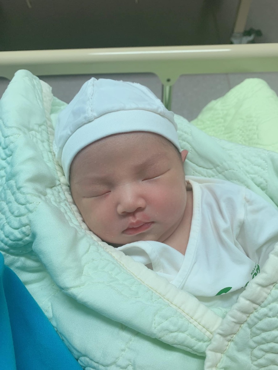 Review phòng cho các Mom chuẩn bị sinh nhé, và review cảm nhận của mình sau 5 ngày ở bv Green
Mình mổ ngày 28/10 và hôm nay 01/11 mình ra viện

- Review phòng cho các Mom: Mình ở phòng VIP trên tầng 9. Mom nào có điều kiện đc mà ở thì nên chọn phòng VIP. Phòng mình ở rộng rãi (theo mình đoán cũng phải tầm 35m2).
+ Trong phòng có 2 giường, 1 giường tự động nâng bằng điện, 1 giường nâng bằng quay tay. phòng có 1 bàn uống nc và 2 ghế sofa đệm. nói chung như nhà mình mỗi ck chăm vk ngủ giường thoải mái, nhưng nếu thêm người thì nằm thừa 2 sofa cho 2 ng lớn cũng đc luôn.
+ Phòng có nhà wc rộng gồm 2 khu khô và ướt. khu ướt có ghế ngồi, sau ngày thứ 4 sang ngày hôm nay là mình có thế ngồi tự tắm đc ( mình sinh con lần 3 mổ lần 2 nên khá yếu) nhiều Mom sinh lần đầu đã tung tăng từ ngày thứ 3 rồi 😅.
Ở phòng VIP nói thật là mình thích nhất wc. 🤣
Có valabor dùng điện tự động phun nước rửa xịt và ấm. mỗi lần đi wc ko cần lấy giấy cúi xuống đau đớn gì cả, chỉ việc ngồi bấm nút điều khiển là nước ấm tự phun ra chọn chế độ nước mạnh yếu và nhiệt độ, như mình chọn nước ấm phun rửa bằng sạch sau đó chọn sấy là gió ấm xả ra sấy khô vùng ass cho mình. chỉ việc đứng dấy ko phải giấy hay bất kỳ khăn lau nào. hơn nữa đang rất đau nên thấy cái valabor này rất nhàn các Mom ạ. Cả nhà vài thăm ai cũng thích còn bảo về nhà chắc lắp ở nhà như thế 😂.
+ Ngoài khu wc thì có 1 khu để tủ lạnh và 1 cái bồn rửa bát đơn chuyên để nhà mình rửa bát và bình sữa cho bé.
+ Bên cạnh khu để tủ lạnh thì có 1 bồn rửa tay đơn riêng ở bên ngoài gần tủ quần áo nữa nghĩa là cần rửa tay thì ko nhất thiết phải vài trong wc. Lát mình chụp ảnh cho các Mom xem nhé.
+ Ngoài ra thấy view đẹp, tivi tủ quần ái, điều hoà, kệ để đồ....
+ Đồ ăn thì chế độ ăn phòng vip cũng khác phòng khác một chút: thức ăn có 2 loại rau, 3 loại đồ ăn, canh và cơm. như suất của mình là có: tôm, thịt lợn, thith gà, đỗ xào, bí xanh, canh rau ngót. Ngoài ra có hoa quả: thanh long đỏ, chuối, cam xoài, lựu. túm lại 1 suất ăn có 3 loại rau, 3 loại mặn và 3 loại quả. ra viện mang về khá nhiều hoa quả vì ăn ko hết. còn mình ko thích ăn cơm nên cơm của mình cho 2 người nhà ăn luôn. mỗi tội vì suất cơm cho một ng nên thức ăn thừa và cơm thiếu. nếu các mom ko ăn cơm có thể mua thêm cơm mang vào ăn cùng suất thức ăn bà đẻ. 2 con nhà mình lên chơi với mẹ toàn ăn cơm của mẹ thôi.
Các phòng khác nghe nói cũng tương tự chỉ ít hơn 1 chút nhưng cũng hoa quả nhiều. cũng ngày ngoài bữa sáng là cháo: tim, thịt hoặc bò sốt vang, bữa trưa và tối cơm bà đẻ, 9h tối còn bữa cháo phụ nữa.

Review về BV nhé:
Cảm nhận của mình là ok. ko biết có phải mình dễ tính không nhưng mình thấy ok nhất trong các bv mình từng trải nghiệm. Hơn hẳn sản, đkqt và tâm phúc. 2015 sinh bé ở đây. năm nay cũng tinh xem trong phố trung tâm như dkqt và TP có thế ko sinh cho tiện ng nhà ko phải đi đường bao. nhưng rồi vẫn cứ chốt tại Green. (mình ko nhắc Vinmec vì mình tìm thấy Green vừa ok vừa hợp túi tiền nên cũng ko cần thiết tìm hiểu Vinmec nữa)
+ Mình đăng ký bs Sơn - giám đốc bv mổ 7-9h ngày 28/10. Hôm ấy rất đông bn mổ. Mình vào viện may mắn đặt đc phòng luôn, nhiều Mom phải ở tạm phòng chờ ngày để chờ mổ, xong mới lấy đc phòng. Vì mổ đông quá mình vừa lo ko đc giờ, vừa lo không được bs Sơn mổ. Nhưng may mắn vẫn đc bs Sơn mổ và các bạn ở phòng khám rất chuyên nghiệp, sắp lịch mổ chuẩn giờ các Mom đăng ký giờ hầu như là đều đc theo đúng mong muốn hết. Có một số Mom đky bs Sơn mổ ko đc nhưng chuyển qua bs Giang, bs Dung, bs Học ... mổ đều về cùng mình thấy rất ok, vết mổ các bạn í cũng bảo đẹp và các bạn í khoẻ mạnh nhanh bình phục. Như vậy là ở Bv Green các bs cầm dao mổ toàn các bác sĩ mát tay và ok thôi, ko chỉ riêng bs Sơn nên các Mom chuẩn bị mổ cứ yên tâm đi nhé, vào bs nào thì cũng có vết mổ đẹp hết (mình thuộc tổ buôn nên sau khi mổ xong cũng buôn với các mom sinh mổ cùng ngày giờ ở phòng khác😅)
Có một điều mà mình muốn cho 5⭐️ ở green là: sau khi mổ vào phòng hồi sức, lúc ấy bác Sơn - giám đốc bv buổi sáng thực hiện rất nhiều ca mổ nhưng vẫn ko quên vào phòng hồi sức dặn dò các bạn điều dưỡng là kiểm tra liên tục độ co của tử cung từng sản phụ, theo dõi sát sao huyết áp và tim mạch của từng người nhé. Bác vào dặn dò chi tiết về việc để ý sản phụ sau mổ. Mình thấy Bác ấy là giám đốc bv nhưng rất cẩn thận và chi tiết từng khâu một. Nhiệm vụ của các bạn điều dưỡng nhưng bác ấy - một giám đốc cũng ko quên dặn dò cẩn thận như vậy. Là người đã có người thân từng bị phù phổi suy tim sau mổ do ko đc theo dõi chi tiết tại bv phụ sản hp năm 2011 nên mình hiểu việc làm của bác Sơn, bác ấy rất cẩn thận và chi tiết quan trọng từng khâu một đối với bệnh nhân. Điều này cảm nhận rõ về bác từ khi mình khám và hội chuẩn rồi. Bản thân rất kính trọng bác. tháng 1/2015 sinh ở đây gặp bác mổ cho, giờ 2020 thấy bác đã già đi nhiều í. Nhiều lúc nghĩ chỉ mong các bác sĩ ở Bv Green luôn luôn khoẻ mạnh đừng bị già đi để cho các Mom sinh con sau này cũng đc các bác sĩ ấy mổ cho an toàn khoẻ mạnh đón con ra như mình thôi 🤣. Hơi ngây ngô nhưng mình nghĩ thế đấy.
+ Đội ngũ điều dưỡng chăm sóc: mình thấy nhẹ nhàng và chuyên môn tốt. lúc vệ sinh thì thấy sung sướng lắm, rửa ngẹ nhàng cà làm mình thoải mái. nhiều lúc để các bạn í rửa mình hơi ngại ngưng chính thái độ làm việc nhiệt tình ko nề hà gì mà mình thấy thoải mái vô cùng, mình thấy còn chăm sóc hơn cả e bé.
+ Tiêm: mình ko hề thấy đau tí nào. lấy máu rất nhanh. sau 3 ngày sau mổ rút kim luồn ra bảo là phải tiêm kháng sinh trực tiếp bằng kim mình ra nghĩ ra cảnh mọi lần tiêm sẽ rất buốt, đau nên mình sợ lắm. Nhưng đến khi tiêm thì lại như ko, ko hề đau gì cả. khi mình hỏi thì các bạn í bảo thứ nhất loại kháng sinh này nó ko buốt như ks thông thường, thứ 2 các bạn í tiêm ven nên đúng là ko hề đau chút nào í. Nhàn lắm. Mà mình thấy nghiệp vụ tốt, nhẹ nhàng. nằm 5 ngày nhưng điều dưỡng nào cũng thế hết í.
+ Về chế độ bé: cả 5 ngày mình đều cho con dưới khoa sơ sinh. Đơn giản vì con tiêm xong các mũi vitamin k, viêm gan B nên mình cứ để con dưới khoa sơ sinh theo dõi là an toàn và chắc ăn nhất. 9h sáng các cô cho con ăn tắm rửa sạch sẽ kên với gia đình, 9h tối các cô lại đi đón con về thay quần áo cho ăn và ngủ. Mẹ được nghỉ ngơi, con được luyện ăn và ngủ theo cữ. Ngoài ra dưới phòng các con được cài nhiệt độ chuẩn cho trẻ sơ sinh, đc theo dõi bệnh lí vàng da hay ko, có cả đèn chiếu. Nói chung mình nghĩ con gửi dưới khoa sơ sinh đc theo dõi sát sao thời gian mấy ngày mới ra đời là yên tâm và chuẩn nhất.
Tầng khác thì mình ko rõ nhưng tầng 9 này từ khi vào viện khám và sinh đến giờ từng giai đoạn và đội ngũ từ bs đến điều dưỡng mình đều thấy 5⭐️ hết.
Hôm nay mình ra viện rồi, chia sẻ với các Mom cảm nhận của mình trong quá trình làm thủ tục sinh và sau sinh. Mình vẫn thấy Green là bv đáng chọn và phù hợp túi tiền nhất, dịch vụ tốt, bs tốt...!
Của mình nằm phòng VIP tổng khoảng trên dưới 27tr. các Mom đăng ký phòng khác chi phí sẽ rẻ đi. Tuy nhiên sẽ vẫn đc đội ngũ bác sĩ, y tá điều dưỡng như thế chăm sóc nên hoàn toàn yên tâm
Nếu có ng nhà hay bất kỳ ai hỏi mình cũng sẽ gt bv này. Đây là thật tâm đấy.
Gửi lời cám ơn đến tất cả bs, y tá, điều dưỡng đã chăm sóc mình, cho mình ổn định mẹ tròn con vuông ra viện.❤️❤️❤️❤️
Bài hơi dài nhưng Review nên mình viết đầy đủ cảm nhận của mình cho các Mom có ý định sinh ở đây tham khảo nhé.