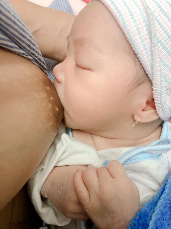 Em đã về đích rồi các chị ạ. Bé Hồng 3 kí thôi, rặn nhanh từ lúc vào viện đến lúc sinh chỉ 2 tiếng đã ra rồi. Sữa về chưa chan ướt cả áo. Em phải vắt bớt ra để tủ.
Mẹ con em cảm ơn cả nhà Mamibabi đã cổ vũ động viên giải đáp các thắc mắc của em nhé. Mamibabi đúng là app thai giáo số 1 đó ạ, các mẹ đừng băn khoăn gì nữa nha. Thai giáo tốt cho cả mẹ và bé. Bé ra đời trộm vía ăn ngoan ngủ ngoan ko quấy khóc, iêu lắm ạ. Mẹ cũng thoải mái tinh thần.
Chúc các mom sớm về đích giống em nha, mẹ nào xin vía sinh nhanh nhìu sữa ko ạ 😍😍