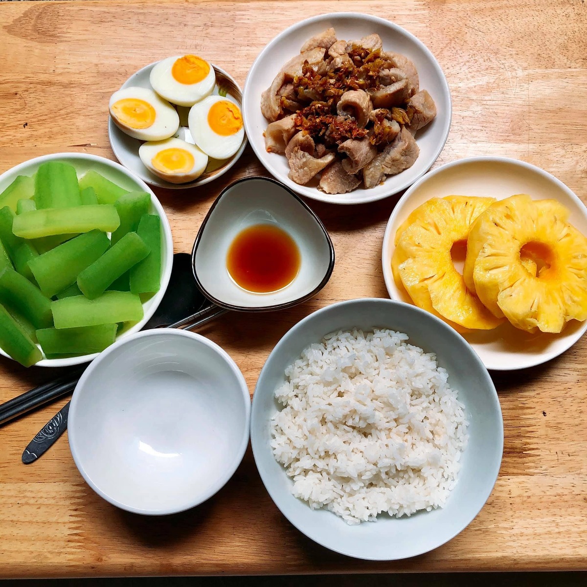 Cơm cữ!!!

Tầm này năm trước mình đang ở cữ. Vì sinh bé đầu không có sữa nên quyết tâm gọi sữa về khi sinh bé thứ hai lên cao phơi phới. May mắn có bà nội và bà ngoại thay phiên chăm bé ngày đêm, cùng sự trợ giúp của chồng nên công việc chính của mình là ăn và kích sữa thôi ạ😜. 

Mình lên thực đơn, bà ngoại đi chợ mua đồ ăn mỗi ngày trước khi qua nhà giúp mình chăm e bé. Đây là một số mâm cơm cữ tự tay mình nấu theo sở thích và khẩu vị cá nhân gửi các mẹ tham khảo nhé. Chúc các mẹ có kì ở cữ thoải mái, vui vẻ gọi sữa thành công😘

Cre: Mẹ Hà Khờ