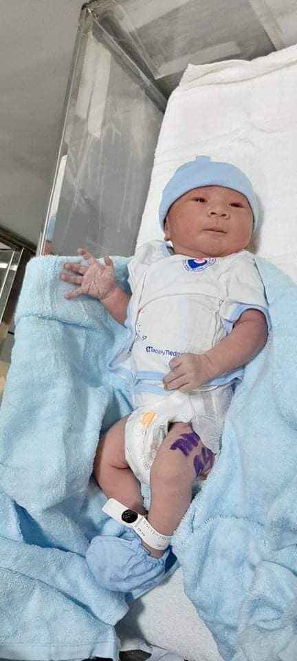 Ds 10/11 mà 12/11 con mới chịu ra với cha mẹ 
Cha gọi con là Tiger, mẹ sanh con 3kg3, con quậy trong bụng Mẹ 17 tiếng cổ tử cung nở được 2 phân bs khám thấy chuyển dạ không tiến triển đành cho đi mổ Mẹ vừa đau đẻ vừa đau mổ 🥴 nở 2 phân thôi mà đau thấu trời xanh trộm vía từ lúc nhận con hai mẹ con ra phòng con bú giỏi ngoan từ trong bv về nhà , 2 tiếng dậy bú 1 lần bú xong nhả vú là ngủ trên tay mẹ liền không quấy mẹ đêm nào 🥰 
Hnay Tiger của Mẹ được 7 ngày tuổi Mẹ và Tiger chúc các mom ds cuối tháng 11 đầu tháng 12 mẹ tròn con vuông nha 💋