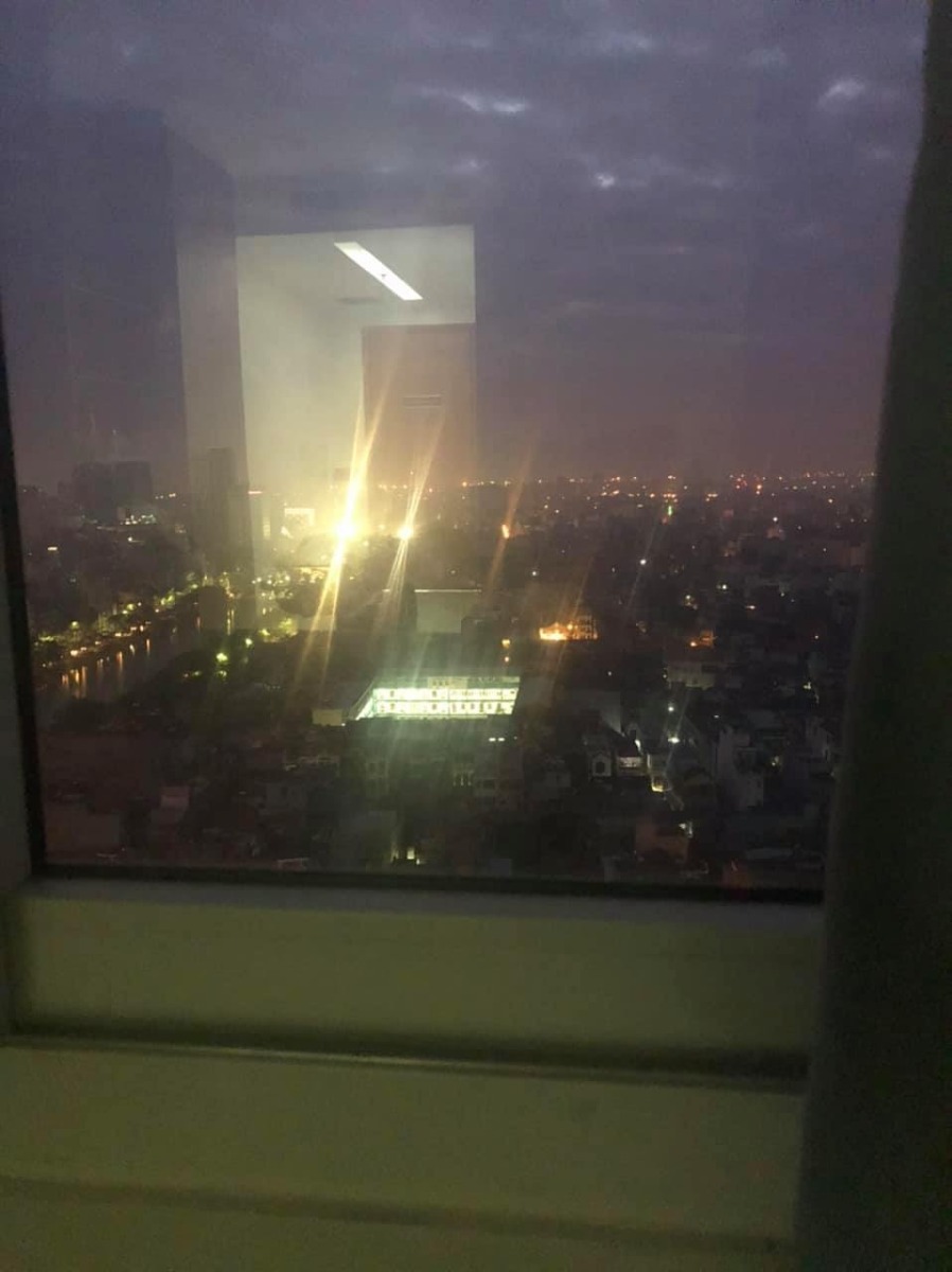 Giờ mới hồi để review cho các ce sinh tại Sản 2 ĐKQT - BV Phụ sản Hải Phòng. Mình đẻ mổ lần 2 ở sản 2 đkqt
- về bác sĩ mình thấy tất cả các bác sĩ và u tá điều dưỡng đêu rất nhiệt tình, nhẹ nhàng. Nhg mình có cơ duyên gặp bs Thuỷ nên mình đặt c ấy mổ luôn. Nhẹ nhàng nhiệt tình, hỏi han động viên. Mổ lần 2 nên mình rất run lúc lên bàn mổ ng run cầm cập. Các bs y tá trong kíp mổ lại động viên mình hỏi chuyện cho mình đỡ sợ. Lúc vệ sinh vs khám lại mọi ng cứ khen vết mổ đẹp. Lúc về phòng thì đau hay có vấn đề ck mình ra gọi y tá cũng vào rất nhanh, vệ sinh ngày 3 lần rất nhẹ nhàng. Hàng ngày sẽ có bs khám cho mẹ và bé. Thật sự k hối hận khi chọn sản 2.
- về viện phí thì như trên hoá đơn. Mình sử dụng thêm dv tiêm viêm gan b 120k, đo thính lực 200k, xét nghiệm máu gót chân 600k, chiếu đèn flashma 5 ngày 1500k nữa.
- e thấy chiếu xong mấy ngày thấy vết mổ khô nhanh, nhẹ hẳn.
- điểm trừ là cơm hơi nguội, e lại kén ăn nên toàn để lại cơm.
- về tư trang. Các mom mang quần áo mẹ và bé ngày ra viện. Còn lại mấy ngày trên viện từ bao tay, chân, quần áo mẹ con, giấy khô, giấy ướt, sữa cho bé, khăn mặt, bàn chải, bỉm mẹ, bỉm con bv phát hết. Nếu hết bỉm mình có thể xin thêm. Các mom có thể mang bình sữa của mình đi vì bình ở bv cho mượn lỗ hơi to k chống sặc. Mang thêm máy hâm sữa vì sữa con ăn k hết mình bỏ vào hâm. Quần áo khăn sữa đc phát nếu vé trớ, ị dính ra thì cầm ra đổi.
- còn các mom hỏi mổ chọn bs có đỡ đau hơn k thì e tl là k. Chẳng ai mổ mà k đau đâu. Mổ lần 2 đau dạ con thốn lắm. Chọn bs chỉ là tạo cho mình cảm giác yên tâm hơn thôi. Chọn trong giờ hành chính thì k mất thêm tiền.