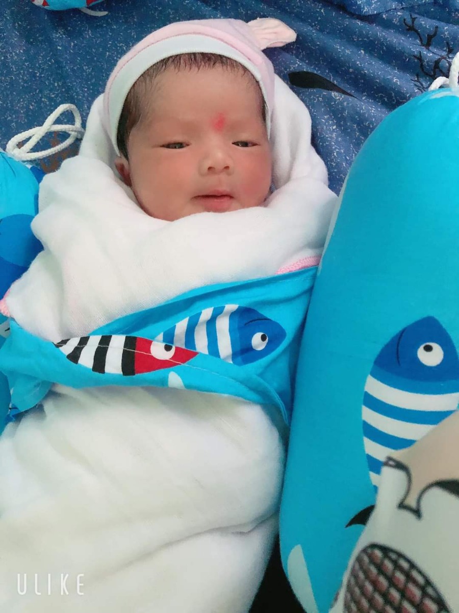 Thấy nhiều mom lo lắng về vụ tiểu đường thai kỳ nên mình cũng nên chia sẻ hành trình của mình cho các mom bớt lo lắng
Mình phát hiện tiểu đường lúc 26w dung nạp 2 chỉ sổ 1h và 2h đều cao😔😔.mình nằm viện nội tiết 8 ngày  và phải tiêm 8đv vào tối trước khi đi ngủ. Mới đầu cũng lo lắng nhiều vì nghe nhiều người nói tiểu đường bé dễ mất tim thai nên mình cũng ăn kiêng khem theo chế độ ác lắm, thèm nhiều thứ nhưng không bao giờ dám thả mồm ăn vì sợ ảnh hưởng đến con. Sau khi ra viện mình vẫn kiêng theo chế độ ăn ở viện đưa nhưng giờ giấc k được chuẩn như nằm viện vì sáng mình dậy muộn.trưa tối đi làm ăn cơm cùng mọi người nên giờ giấc cũng khác ở viện. Ngày cố gắng uống 3l nước lọc.vẫn chia nhỏ bữa ra ăn.ăn xong vẫn đi lại nhẹ nhàng cho đường đỡ cao.nhưng test ở nhà thỉnh thoảng vẫn có chỉ số vượt mức tiêu chuẩn. Ở viện hẹn 3w khám lại, mình đi khám lại chỉ số ok hết. Xong lại hẹn tiếp 2w sau khám lại đến hẹn mình lại đi tiếp các chỉ số vẫn ok.bác sỹ còn nói " chúc mừng vì ăn kiêng thành công" lúc đó mình mừng rơi nước mắt ý.cảm thấy hạnh phúc thật sự.sau đến 36w đi làm hss các chỉ số đường huyết và các xét nghiệm cũng ok hết.
Bây giờ mình sinh được 18 ngày rồi.em bé phải nằm khoa sơ sinh lâu hơn các bé khác để test đường huyết do mẹ phải tiêm insulin.nhưng may mắn bé không sao.mình mừng lắm.nên các mẹ có bị tdtk cũng đừng lo lắng.stress nhiều quá nha.
Ngày chia nhỏ thành 6 bữa.cách 2-3 tiếng thì ăn bữa phụ. Ăn rau- thịt - cơm.mỗi bữa ăn lưng bát cơm là ok à
Đứa này mình mổ vì đứa đầu mình mổ.
Chúc các mẹ vượt cạn thành công.mẹ tròn cong vuông❤️❤️❤️