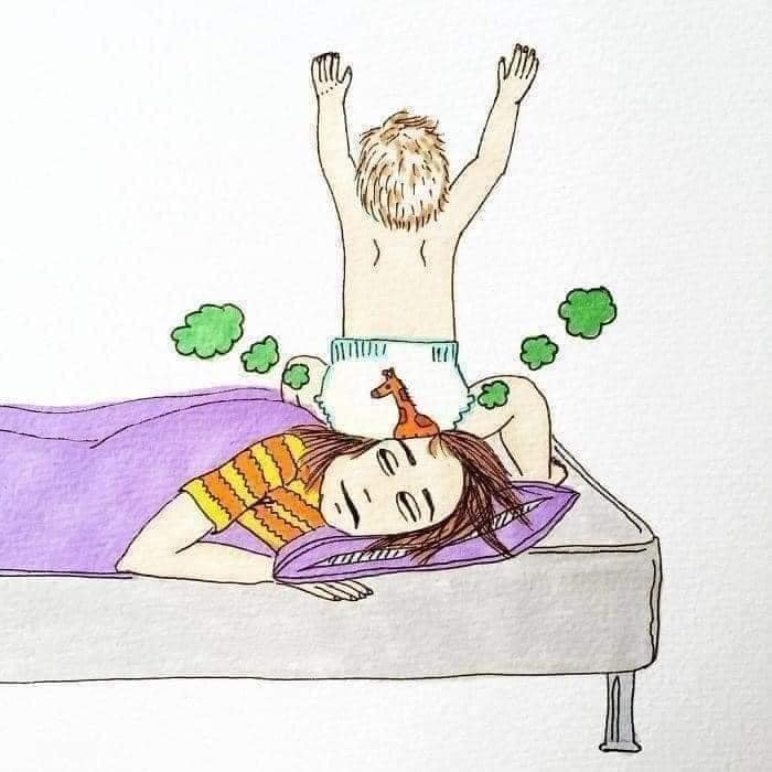 Ở NHÀ CHĂM CON NHÀN VÀ SƯỚNG LẮM 😂😂
Từ bao đời nay, người ta luôn mặc định mẹ ở nhà chăm con là nhàn và sướng, không phải lo đến chuyện đi làm kiếm tiền mưu sinh. Định nghĩa về công việc chăm con trong mắt mọi người đơn giản lắm, đâu có vất vả bằng 8 tiếng ngồi lì văn phòng, đầu tuần họp, cuối tuần báo cáo công việc, sáng đến đúng giờ chấm vân tay, chiều cũng không thể về sớm. Ngay cả chính phụ nữ chúng ta, khi biết có ai đó, bạn bè hay hàng xóm “được” ở nhà chăm con là trầm trồ lên đó sao.
Trong mắt mọi người, tất nhiên bao gồm cả những ông chồng, chăm con là ôm con cả ngày. Cái bọn trẻ con chưa biết đi ấy, tay chân bụ bẫm dễ thương, người thì thơm thơm mùi sữa, ôm cả ngày thì còn gì sung sướng, nhàn hạ bằng.
Nhàn và sướng như vậy nên nếu:
- Ở nhà chăm con mà để nhà cửa bừa bộn, quần áo quên chưa cho vào máy giặt giặt thì sẽ bị hỏi “cả ngày làm việc gì mà để nhà cửa thế này?”.
- Ở nhà chăm con mà chồng nhắn tin, gọi điện chưa trả lời ngay, thì sẽ bị thắc mắc “không biết làm gì mà không nghe máy?”.
- Ở nhà chăm con mà đầu tóc bù xù, quần áo luộm thuộm, thì sẽ bị nói “không biết tự chăm lo cho bản thân, không biết sắp xếp thời gian”.
- Ở nhà chăm con mà cuối ngày chồng về mặt khó chịu, cáu kỉnh, thì sẽ bị mắng “chồng đi làm về mệt không được một lời hỏi han”.
- Ở nhà chăm con ốm hay bị cái gì cũng tại mẹ hết. Người khác trông thi k sao cứ mẹ trông làm sao lại : " mỗi ở nhà trông con cũng không xong ".
- Ở nhà k có tiền gọi là ăn bám. Lười làm
Chăm con cụ thể là công việc gì mà ai cũng bảo là nhàn vậy?
Chăm con hay trông con cụ thể bao hàm những công việc gì? Mà ai cũng trầm trồ, ngưỡng mộ vì là nhàn, vì là sướng. Vâng chúng tôi sướng lắm! Chăm con là tổng hòa của nhiều công việc ai cũng bảo là dễ và vụn vặt ấy.
Chăm con là cho con bú, cho con ăn, vệ sinh cho con, tắm cho con, chơi với con, bế con khi con muốn, nói chuyện với con khi con cần, thức đêm cùng con khi con không chịu ngủ. Chăm con còn là dọn dẹp nhà cửa, chăm con còn là phải luôn vui vẻ, tinh thần thoải mái để đủ sữa cho con.
Chăm con là tắm, là vệ sinh cá nhân thật nhanh, là bật dậy như lò xo khi nghe tiếng con khóc, ọ ọe bên tai. Chăm con là những giấc ngủ lơ mơ, tự dặn mình không được ngủ sâu giấc, còn dậy cho con bú, còn xem con có ra mồ hôi không, còn phải đắp chăn cho con nhỡ con bị lạnh.
Khi con đang ở giai đoạn sơ sinh, người ta sẽ nói “tầm này vẫn chưa vất đâu, giờ nó toàn ngủ và ti mẹ, mẹ tha hồ mà nằm chơi”. Nhưng họ đâu biết rằng một ngày đứa trẻ sơ sinh đại tiện, tiểu tiện bao nhiêu lần và người mẹ khi con ngủ thì còn phải tranh thủ giặt giũ, nấu nướng, dọn dẹp nhà cửa. Rồi còn nhiều vấn đề xảy đến mà mẹ phải một mình xoay xở như con nôn trớ, con bị táo bón, con hắt hơi sổ mũi, con bị rôm sẩy, con bỗng nhiên bỏ bú, con bỗng nhiên ngủ ngày chơi đêm…
Cứ thử trải qua 8 tiếng ở công sở và 8 tiếng ở nhà trông con, xem thời gian nào trôi đi nhanh hơn. Chưa hết đâu, đêm đến các ông chồng được ngủ trọn giấc, mà nếu con có khóc thì cũng trùm chăn kín mít để giấc ngủ không bị ảnh hưởng. Còn một mẹ một con cứ thế hết ôm nhau rồi chơi với nhau cho đến tận sáng.
Khi con đến tuổi ăn dặm, thì công việc vất vả nhất mà người mẹ phải làm là tìm ra phương pháp ăn phù hợp với con. Nhưng thực tế công việc này chưa vất vả bằng việc phải đứng ra bảo vệ chính kiến trước lời khuyên chẳng đâu vào đâu của mọi người xung quanh. Nếu con bụ bẫm thì không sao, con mà “còi” mặc dù nó nhanh nhẹn thì kiểu gì cũng bị mắng xối xả, “có mỗi việc cho nó ăn mà cũng không xong”, “để con còi dí thế à”, “chăm con kiểu gì vậy”.
Đến lúc con biết đi, chuyển sang ăn cơm, nói được nhiều hơn, thì người mẹ lại phải lo dạy con thế nào, đối phó với những khủng hoảng của con ra sao. Khi ấy con không vâng, ạ, dạ, thưa với người lớn, con ngang bướng, ương ngạch, nghịch ngợm thì cũng đổ lỗi hết lên đầu người mẹ rằng “mẹ không biết dạy con”, “con hư tại mẹ”.
Nếu ai thắc mắc vợ ở nhà làm gì thì hãy thử dành 1 ngày ở nhà chăm con toàn thời gian, nếu không thì thử thức một đêm chơi với con, sẽ có câu trả lời ngay. Đảm bảo các ông chồng sẽ sợ “xanh mặt”, thà đi làm còn hơn phải ở nhà chơi với con. Khi đã hiểu rồi thì xin đừng quát tháo, so bì hay coi thường những người làm mẹ. Họ thực sự là “siêu nhân” đấy, không phải người bình thường đâu!