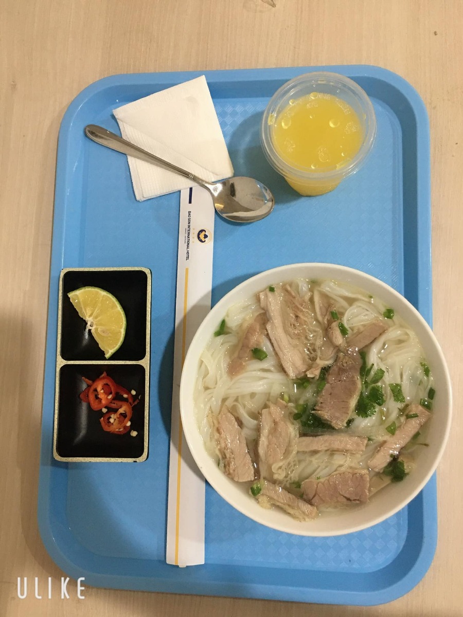 Review đẻ tại BV Bảo Sơn
Đi đẻ như đi nghỉ dưỡng vậy☺️
Ai mà đang phân vân thì e nghĩ Bảo Sơn là lựa chọn quá hợp lí về giá cả và cả chất lượng luôn
Em chọn gói 32w và đến 39w e mổ chủ động.Từ khi đăng kí em chọn Bs Phê và mổ em cũng nhờ Bs Phê.Bác cực kì nhẹ nhàng và nhiệt tình(em cảm thấy đúng như cái tên của bác)😆
Ekip mổ cho em hôm đó có Bác Phê và Bác Huyền cùng các cô/ac ai cũng nhẹ nhàng hỏi và trò chuyện nên tâm lí cũng rất thoải mái.
Ở phòng hồi sức thì lúc nào cũng có người trực bên cạnh hỏi han tình hình sức khoẻ.
Về phòng nằm thì sạch sẽ và thoáng còn đầy đủ tiện nghi luôn ạ😊Cần gì bấm nút là các cô/chị nhân viên vào tiện cực kì luôn ạ! Từ thay rửa cho mẹ đến cho bé đều có các cô/chị làm giúp hết.
Ăn uống thì cũng được phục vụ tận giường luôn,cứ đến giờ là có nhân viên bên khách sạn mang đồ ăn qua.
Nói chung hành trình đi đẻ với em nó không đáng sợ như những gì mọi người nói😂😂😂