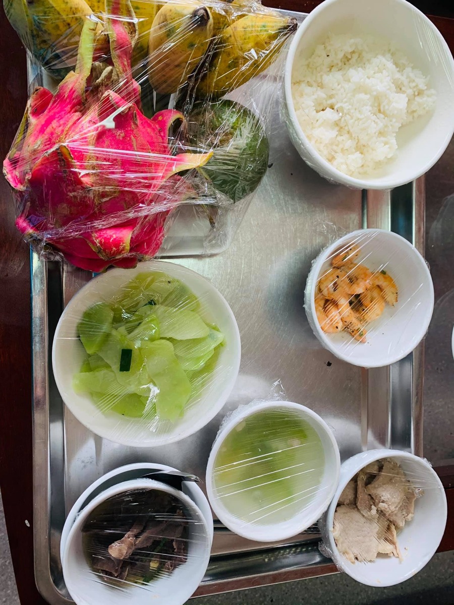 Review phòng cho các Mom chuẩn bị sinh nhé, và review cảm nhận của mình sau 5 ngày ở bv Green
Mình mổ ngày 28/10 và hôm nay 01/11 mình ra viện

- Review phòng cho các Mom: Mình ở phòng VIP trên tầng 9. Mom nào có điều kiện đc mà ở thì nên chọn phòng VIP. Phòng mình ở rộng rãi (theo mình đoán cũng phải tầm 35m2).
+ Trong phòng có 2 giường, 1 giường tự động nâng bằng điện, 1 giường nâng bằng quay tay. phòng có 1 bàn uống nc và 2 ghế sofa đệm. nói chung như nhà mình mỗi ck chăm vk ngủ giường thoải mái, nhưng nếu thêm người thì nằm thừa 2 sofa cho 2 ng lớn cũng đc luôn.
+ Phòng có nhà wc rộng gồm 2 khu khô và ướt. khu ướt có ghế ngồi, sau ngày thứ 4 sang ngày hôm nay là mình có thế ngồi tự tắm đc ( mình sinh con lần 3 mổ lần 2 nên khá yếu) nhiều Mom sinh lần đầu đã tung tăng từ ngày thứ 3 rồi 😅.
Ở phòng VIP nói thật là mình thích nhất wc. 🤣
Có valabor dùng điện tự động phun nước rửa xịt và ấm. mỗi lần đi wc ko cần lấy giấy cúi xuống đau đớn gì cả, chỉ việc ngồi bấm nút điều khiển là nước ấm tự phun ra chọn chế độ nước mạnh yếu và nhiệt độ, như mình chọn nước ấm phun rửa bằng sạch sau đó chọn sấy là gió ấm xả ra sấy khô vùng ass cho mình. chỉ việc đứng dấy ko phải giấy hay bất kỳ khăn lau nào. hơn nữa đang rất đau nên thấy cái valabor này rất nhàn các Mom ạ. Cả nhà vài thăm ai cũng thích còn bảo về nhà chắc lắp ở nhà như thế 😂.
+ Ngoài khu wc thì có 1 khu để tủ lạnh và 1 cái bồn rửa bát đơn chuyên để nhà mình rửa bát và bình sữa cho bé.
+ Bên cạnh khu để tủ lạnh thì có 1 bồn rửa tay đơn riêng ở bên ngoài gần tủ quần áo nữa nghĩa là cần rửa tay thì ko nhất thiết phải vài trong wc. Lát mình chụp ảnh cho các Mom xem nhé.
+ Ngoài ra thấy view đẹp, tivi tủ quần ái, điều hoà, kệ để đồ....
+ Đồ ăn thì chế độ ăn phòng vip cũng khác phòng khác một chút: thức ăn có 2 loại rau, 3 loại đồ ăn, canh và cơm. như suất của mình là có: tôm, thịt lợn, thith gà, đỗ xào, bí xanh, canh rau ngót. Ngoài ra có hoa quả: thanh long đỏ, chuối, cam xoài, lựu. túm lại 1 suất ăn có 3 loại rau, 3 loại mặn và 3 loại quả. ra viện mang về khá nhiều hoa quả vì ăn ko hết. còn mình ko thích ăn cơm nên cơm của mình cho 2 người nhà ăn luôn. mỗi tội vì suất cơm cho một ng nên thức ăn thừa và cơm thiếu. nếu các mom ko ăn cơm có thể mua thêm cơm mang vào ăn cùng suất thức ăn bà đẻ. 2 con nhà mình lên chơi với mẹ toàn ăn cơm của mẹ thôi.
Các phòng khác nghe nói cũng tương tự chỉ ít hơn 1 chút nhưng cũng hoa quả nhiều. cũng ngày ngoài bữa sáng là cháo: tim, thịt hoặc bò sốt vang, bữa trưa và tối cơm bà đẻ, 9h tối còn bữa cháo phụ nữa.

Review về BV nhé:
Cảm nhận của mình là ok. ko biết có phải mình dễ tính không nhưng mình thấy ok nhất trong các bv mình từng trải nghiệm. Hơn hẳn sản, đkqt và tâm phúc. 2015 sinh bé ở đây. năm nay cũng tinh xem trong phố trung tâm như dkqt và TP có thế ko sinh cho tiện ng nhà ko phải đi đường bao. nhưng rồi vẫn cứ chốt tại Green. (mình ko nhắc Vinmec vì mình tìm thấy Green vừa ok vừa hợp túi tiền nên cũng ko cần thiết tìm hiểu Vinmec nữa)
+ Mình đăng ký bs Sơn - giám đốc bv mổ 7-9h ngày 28/10. Hôm ấy rất đông bn mổ. Mình vào viện may mắn đặt đc phòng luôn, nhiều Mom phải ở tạm phòng chờ ngày để chờ mổ, xong mới lấy đc phòng. Vì mổ đông quá mình vừa lo ko đc giờ, vừa lo không được bs Sơn mổ. Nhưng may mắn vẫn đc bs Sơn mổ và các bạn ở phòng khám rất chuyên nghiệp, sắp lịch mổ chuẩn giờ các Mom đăng ký giờ hầu như là đều đc theo đúng mong muốn hết. Có một số Mom đky bs Sơn mổ ko đc nhưng chuyển qua bs Giang, bs Dung, bs Học ... mổ đều về cùng mình thấy rất ok, vết mổ các bạn í cũng bảo đẹp và các bạn í khoẻ mạnh nhanh bình phục. Như vậy là ở Bv Green các bs cầm dao mổ toàn các bác sĩ mát tay và ok thôi, ko chỉ riêng bs Sơn nên các Mom chuẩn bị mổ cứ yên tâm đi nhé, vào bs nào thì cũng có vết mổ đẹp hết (mình thuộc tổ buôn nên sau khi mổ xong cũng buôn với các mom sinh mổ cùng ngày giờ ở phòng khác😅)
Có một điều mà mình muốn cho 5⭐️ ở green là: sau khi mổ vào phòng hồi sức, lúc ấy bác Sơn - giám đốc bv buổi sáng thực hiện rất nhiều ca mổ nhưng vẫn ko quên vào phòng hồi sức dặn dò các bạn điều dưỡng là kiểm tra liên tục độ co của tử cung từng sản phụ, theo dõi sát sao huyết áp và tim mạch của từng người nhé. Bác vào dặn dò chi tiết về việc để ý sản phụ sau mổ. Mình thấy Bác ấy là giám đốc bv nhưng rất cẩn thận và chi tiết từng khâu một. Nhiệm vụ của các bạn điều dưỡng nhưng bác ấy - một giám đốc cũng ko quên dặn dò cẩn thận như vậy. Là người đã có người thân từng bị phù phổi suy tim sau mổ do ko đc theo dõi chi tiết tại bv phụ sản hp năm 2011 nên mình hiểu việc làm của bác Sơn, bác ấy rất cẩn thận và chi tiết quan trọng từng khâu một đối với bệnh nhân. Điều này cảm nhận rõ về bác từ khi mình khám và hội chuẩn rồi. Bản thân rất kính trọng bác. tháng 1/2015 sinh ở đây gặp bác mổ cho, giờ 2020 thấy bác đã già đi nhiều í. Nhiều lúc nghĩ chỉ mong các bác sĩ ở Bv Green luôn luôn khoẻ mạnh đừng bị già đi để cho các Mom sinh con sau này cũng đc các bác sĩ ấy mổ cho an toàn khoẻ mạnh đón con ra như mình thôi 🤣. Hơi ngây ngô nhưng mình nghĩ thế đấy.
+ Đội ngũ điều dưỡng chăm sóc: mình thấy nhẹ nhàng và chuyên môn tốt. lúc vệ sinh thì thấy sung sướng lắm, rửa ngẹ nhàng cà làm mình thoải mái. nhiều lúc để các bạn í rửa mình hơi ngại ngưng chính thái độ làm việc nhiệt tình ko nề hà gì mà mình thấy thoải mái vô cùng, mình thấy còn chăm sóc hơn cả e bé.
+ Tiêm: mình ko hề thấy đau tí nào. lấy máu rất nhanh. sau 3 ngày sau mổ rút kim luồn ra bảo là phải tiêm kháng sinh trực tiếp bằng kim mình ra nghĩ ra cảnh mọi lần tiêm sẽ rất buốt, đau nên mình sợ lắm. Nhưng đến khi tiêm thì lại như ko, ko hề đau gì cả. khi mình hỏi thì các bạn í bảo thứ nhất loại kháng sinh này nó ko buốt như ks thông thường, thứ 2 các bạn í tiêm ven nên đúng là ko hề đau chút nào í. Nhàn lắm. Mà mình thấy nghiệp vụ tốt, nhẹ nhàng. nằm 5 ngày nhưng điều dưỡng nào cũng thế hết í.
+ Về chế độ bé: cả 5 ngày mình đều cho con dưới khoa sơ sinh. Đơn giản vì con tiêm xong các mũi vitamin k, viêm gan B nên mình cứ để con dưới khoa sơ sinh theo dõi là an toàn và chắc ăn nhất. 9h sáng các cô cho con ăn tắm rửa sạch sẽ kên với gia đình, 9h tối các cô lại đi đón con về thay quần áo cho ăn và ngủ. Mẹ được nghỉ ngơi, con được luyện ăn và ngủ theo cữ. Ngoài ra dưới phòng các con được cài nhiệt độ chuẩn cho trẻ sơ sinh, đc theo dõi bệnh lí vàng da hay ko, có cả đèn chiếu. Nói chung mình nghĩ con gửi dưới khoa sơ sinh đc theo dõi sát sao thời gian mấy ngày mới ra đời là yên tâm và chuẩn nhất.
Tầng khác thì mình ko rõ nhưng tầng 9 này từ khi vào viện khám và sinh đến giờ từng giai đoạn và đội ngũ từ bs đến điều dưỡng mình đều thấy 5⭐️ hết.
Hôm nay mình ra viện rồi, chia sẻ với các Mom cảm nhận của mình trong quá trình làm thủ tục sinh và sau sinh. Mình vẫn thấy Green là bv đáng chọn và phù hợp túi tiền nhất, dịch vụ tốt, bs tốt...!
Của mình nằm phòng VIP tổng khoảng trên dưới 27tr. các Mom đăng ký phòng khác chi phí sẽ rẻ đi. Tuy nhiên sẽ vẫn đc đội ngũ bác sĩ, y tá điều dưỡng như thế chăm sóc nên hoàn toàn yên tâm
Nếu có ng nhà hay bất kỳ ai hỏi mình cũng sẽ gt bv này. Đây là thật tâm đấy.
Gửi lời cám ơn đến tất cả bs, y tá, điều dưỡng đã chăm sóc mình, cho mình ổn định mẹ tròn con vuông ra viện.❤️❤️❤️❤️
Bài hơi dài nhưng Review nên mình viết đầy đủ cảm nhận của mình cho các Mom có ý định sinh ở đây tham khảo nhé.