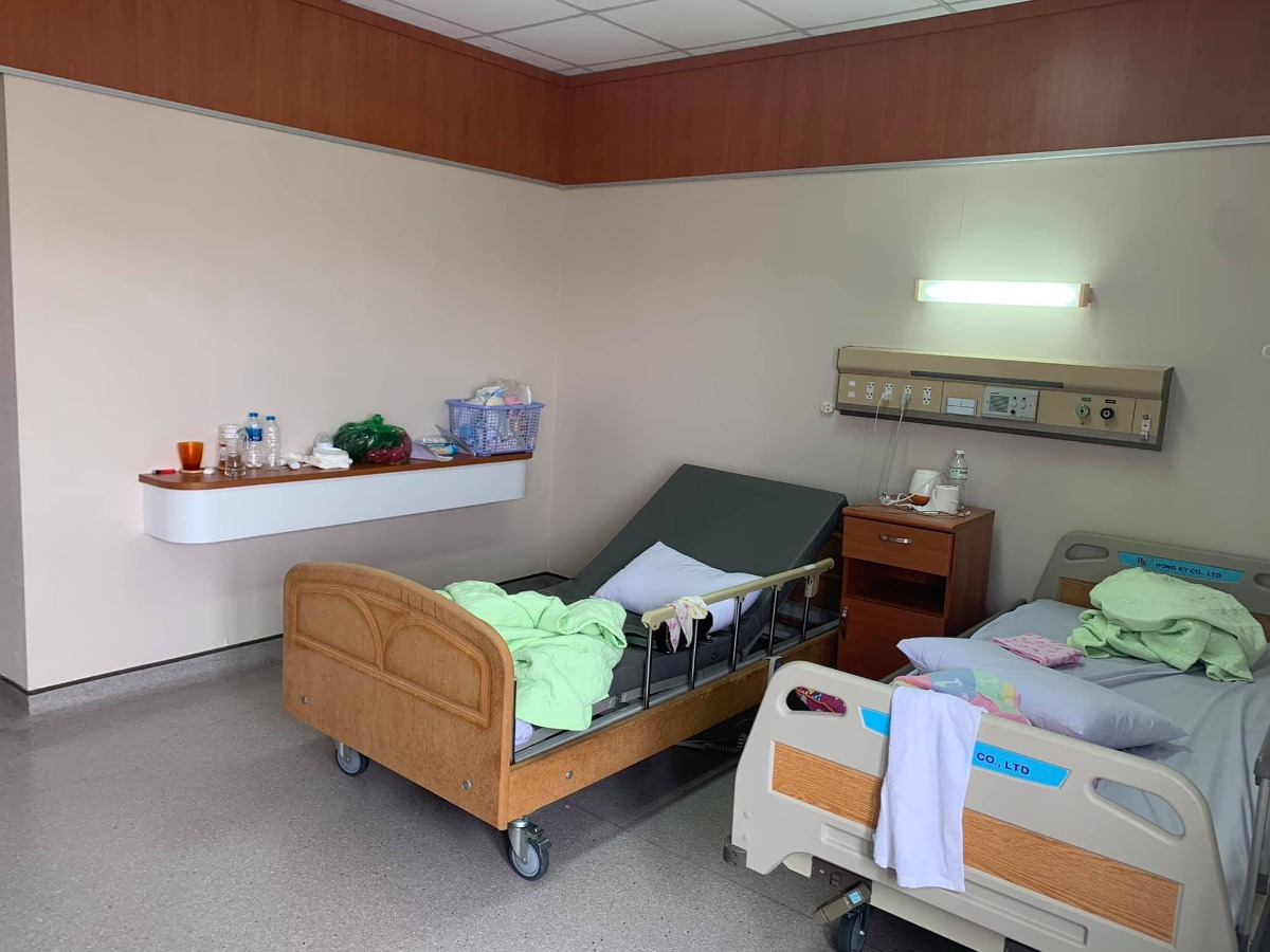 Review phòng cho các Mom chuẩn bị sinh nhé, và review cảm nhận của mình sau 5 ngày ở bv Green
Mình mổ ngày 28/10 và hôm nay 01/11 mình ra viện

- Review phòng cho các Mom: Mình ở phòng VIP trên tầng 9. Mom nào có điều kiện đc mà ở thì nên chọn phòng VIP. Phòng mình ở rộng rãi (theo mình đoán cũng phải tầm 35m2).
+ Trong phòng có 2 giường, 1 giường tự động nâng bằng điện, 1 giường nâng bằng quay tay. phòng có 1 bàn uống nc và 2 ghế sofa đệm. nói chung như nhà mình mỗi ck chăm vk ngủ giường thoải mái, nhưng nếu thêm người thì nằm thừa 2 sofa cho 2 ng lớn cũng đc luôn.
+ Phòng có nhà wc rộng gồm 2 khu khô và ướt. khu ướt có ghế ngồi, sau ngày thứ 4 sang ngày hôm nay là mình có thế ngồi tự tắm đc ( mình sinh con lần 3 mổ lần 2 nên khá yếu) nhiều Mom sinh lần đầu đã tung tăng từ ngày thứ 3 rồi 😅.
Ở phòng VIP nói thật là mình thích nhất wc. 🤣
Có valabor dùng điện tự động phun nước rửa xịt và ấm. mỗi lần đi wc ko cần lấy giấy cúi xuống đau đớn gì cả, chỉ việc ngồi bấm nút điều khiển là nước ấm tự phun ra chọn chế độ nước mạnh yếu và nhiệt độ, như mình chọn nước ấm phun rửa bằng sạch sau đó chọn sấy là gió ấm xả ra sấy khô vùng ass cho mình. chỉ việc đứng dấy ko phải giấy hay bất kỳ khăn lau nào. hơn nữa đang rất đau nên thấy cái valabor này rất nhàn các Mom ạ. Cả nhà vài thăm ai cũng thích còn bảo về nhà chắc lắp ở nhà như thế 😂.
+ Ngoài khu wc thì có 1 khu để tủ lạnh và 1 cái bồn rửa bát đơn chuyên để nhà mình rửa bát và bình sữa cho bé.
+ Bên cạnh khu để tủ lạnh thì có 1 bồn rửa tay đơn riêng ở bên ngoài gần tủ quần áo nữa nghĩa là cần rửa tay thì ko nhất thiết phải vài trong wc. Lát mình chụp ảnh cho các Mom xem nhé.
+ Ngoài ra thấy view đẹp, tivi tủ quần ái, điều hoà, kệ để đồ....
+ Đồ ăn thì chế độ ăn phòng vip cũng khác phòng khác một chút: thức ăn có 2 loại rau, 3 loại đồ ăn, canh và cơm. như suất của mình là có: tôm, thịt lợn, thith gà, đỗ xào, bí xanh, canh rau ngót. Ngoài ra có hoa quả: thanh long đỏ, chuối, cam xoài, lựu. túm lại 1 suất ăn có 3 loại rau, 3 loại mặn và 3 loại quả. ra viện mang về khá nhiều hoa quả vì ăn ko hết. còn mình ko thích ăn cơm nên cơm của mình cho 2 người nhà ăn luôn. mỗi tội vì suất cơm cho một ng nên thức ăn thừa và cơm thiếu. nếu các mom ko ăn cơm có thể mua thêm cơm mang vào ăn cùng suất thức ăn bà đẻ. 2 con nhà mình lên chơi với mẹ toàn ăn cơm của mẹ thôi.
Các phòng khác nghe nói cũng tương tự chỉ ít hơn 1 chút nhưng cũng hoa quả nhiều. cũng ngày ngoài bữa sáng là cháo: tim, thịt hoặc bò sốt vang, bữa trưa và tối cơm bà đẻ, 9h tối còn bữa cháo phụ nữa.

Review về BV nhé:
Cảm nhận của mình là ok. ko biết có phải mình dễ tính không nhưng mình thấy ok nhất trong các bv mình từng trải nghiệm. Hơn hẳn sản, đkqt và tâm phúc. 2015 sinh bé ở đây. năm nay cũng tinh xem trong phố trung tâm như dkqt và TP có thế ko sinh cho tiện ng nhà ko phải đi đường bao. nhưng rồi vẫn cứ chốt tại Green. (mình ko nhắc Vinmec vì mình tìm thấy Green vừa ok vừa hợp túi tiền nên cũng ko cần thiết tìm hiểu Vinmec nữa)
+ Mình đăng ký bs Sơn - giám đốc bv mổ 7-9h ngày 28/10. Hôm ấy rất đông bn mổ. Mình vào viện may mắn đặt đc phòng luôn, nhiều Mom phải ở tạm phòng chờ ngày để chờ mổ, xong mới lấy đc phòng. Vì mổ đông quá mình vừa lo ko đc giờ, vừa lo không được bs Sơn mổ. Nhưng may mắn vẫn đc bs Sơn mổ và các bạn ở phòng khám rất chuyên nghiệp, sắp lịch mổ chuẩn giờ các Mom đăng ký giờ hầu như là đều đc theo đúng mong muốn hết. Có một số Mom đky bs Sơn mổ ko đc nhưng chuyển qua bs Giang, bs Dung, bs Học ... mổ đều về cùng mình thấy rất ok, vết mổ các bạn í cũng bảo đẹp và các bạn í khoẻ mạnh nhanh bình phục. Như vậy là ở Bv Green các bs cầm dao mổ toàn các bác sĩ mát tay và ok thôi, ko chỉ riêng bs Sơn nên các Mom chuẩn bị mổ cứ yên tâm đi nhé, vào bs nào thì cũng có vết mổ đẹp hết (mình thuộc tổ buôn nên sau khi mổ xong cũng buôn với các mom sinh mổ cùng ngày giờ ở phòng khác😅)
Có một điều mà mình muốn cho 5⭐️ ở green là: sau khi mổ vào phòng hồi sức, lúc ấy bác Sơn - giám đốc bv buổi sáng thực hiện rất nhiều ca mổ nhưng vẫn ko quên vào phòng hồi sức dặn dò các bạn điều dưỡng là kiểm tra liên tục độ co của tử cung từng sản phụ, theo dõi sát sao huyết áp và tim mạch của từng người nhé. Bác vào dặn dò chi tiết về việc để ý sản phụ sau mổ. Mình thấy Bác ấy là giám đốc bv nhưng rất cẩn thận và chi tiết từng khâu một. Nhiệm vụ của các bạn điều dưỡng nhưng bác ấy - một giám đốc cũng ko quên dặn dò cẩn thận như vậy. Là người đã có người thân từng bị phù phổi suy tim sau mổ do ko đc theo dõi chi tiết tại bv phụ sản hp năm 2011 nên mình hiểu việc làm của bác Sơn, bác ấy rất cẩn thận và chi tiết quan trọng từng khâu một đối với bệnh nhân. Điều này cảm nhận rõ về bác từ khi mình khám và hội chuẩn rồi. Bản thân rất kính trọng bác. tháng 1/2015 sinh ở đây gặp bác mổ cho, giờ 2020 thấy bác đã già đi nhiều í. Nhiều lúc nghĩ chỉ mong các bác sĩ ở Bv Green luôn luôn khoẻ mạnh đừng bị già đi để cho các Mom sinh con sau này cũng đc các bác sĩ ấy mổ cho an toàn khoẻ mạnh đón con ra như mình thôi 🤣. Hơi ngây ngô nhưng mình nghĩ thế đấy.
+ Đội ngũ điều dưỡng chăm sóc: mình thấy nhẹ nhàng và chuyên môn tốt. lúc vệ sinh thì thấy sung sướng lắm, rửa ngẹ nhàng cà làm mình thoải mái. nhiều lúc để các bạn í rửa mình hơi ngại ngưng chính thái độ làm việc nhiệt tình ko nề hà gì mà mình thấy thoải mái vô cùng, mình thấy còn chăm sóc hơn cả e bé.
+ Tiêm: mình ko hề thấy đau tí nào. lấy máu rất nhanh. sau 3 ngày sau mổ rút kim luồn ra bảo là phải tiêm kháng sinh trực tiếp bằng kim mình ra nghĩ ra cảnh mọi lần tiêm sẽ rất buốt, đau nên mình sợ lắm. Nhưng đến khi tiêm thì lại như ko, ko hề đau gì cả. khi mình hỏi thì các bạn í bảo thứ nhất loại kháng sinh này nó ko buốt như ks thông thường, thứ 2 các bạn í tiêm ven nên đúng là ko hề đau chút nào í. Nhàn lắm. Mà mình thấy nghiệp vụ tốt, nhẹ nhàng. nằm 5 ngày nhưng điều dưỡng nào cũng thế hết í.
+ Về chế độ bé: cả 5 ngày mình đều cho con dưới khoa sơ sinh. Đơn giản vì con tiêm xong các mũi vitamin k, viêm gan B nên mình cứ để con dưới khoa sơ sinh theo dõi là an toàn và chắc ăn nhất. 9h sáng các cô cho con ăn tắm rửa sạch sẽ kên với gia đình, 9h tối các cô lại đi đón con về thay quần áo cho ăn và ngủ. Mẹ được nghỉ ngơi, con được luyện ăn và ngủ theo cữ. Ngoài ra dưới phòng các con được cài nhiệt độ chuẩn cho trẻ sơ sinh, đc theo dõi bệnh lí vàng da hay ko, có cả đèn chiếu. Nói chung mình nghĩ con gửi dưới khoa sơ sinh đc theo dõi sát sao thời gian mấy ngày mới ra đời là yên tâm và chuẩn nhất.
Tầng khác thì mình ko rõ nhưng tầng 9 này từ khi vào viện khám và sinh đến giờ từng giai đoạn và đội ngũ từ bs đến điều dưỡng mình đều thấy 5⭐️ hết.
Hôm nay mình ra viện rồi, chia sẻ với các Mom cảm nhận của mình trong quá trình làm thủ tục sinh và sau sinh. Mình vẫn thấy Green là bv đáng chọn và phù hợp túi tiền nhất, dịch vụ tốt, bs tốt...!
Của mình nằm phòng VIP tổng khoảng trên dưới 27tr. các Mom đăng ký phòng khác chi phí sẽ rẻ đi. Tuy nhiên sẽ vẫn đc đội ngũ bác sĩ, y tá điều dưỡng như thế chăm sóc nên hoàn toàn yên tâm
Nếu có ng nhà hay bất kỳ ai hỏi mình cũng sẽ gt bv này. Đây là thật tâm đấy.
Gửi lời cám ơn đến tất cả bs, y tá, điều dưỡng đã chăm sóc mình, cho mình ổn định mẹ tròn con vuông ra viện.❤️❤️❤️❤️
Bài hơi dài nhưng Review nên mình viết đầy đủ cảm nhận của mình cho các Mom có ý định sinh ở đây tham khảo nhé.