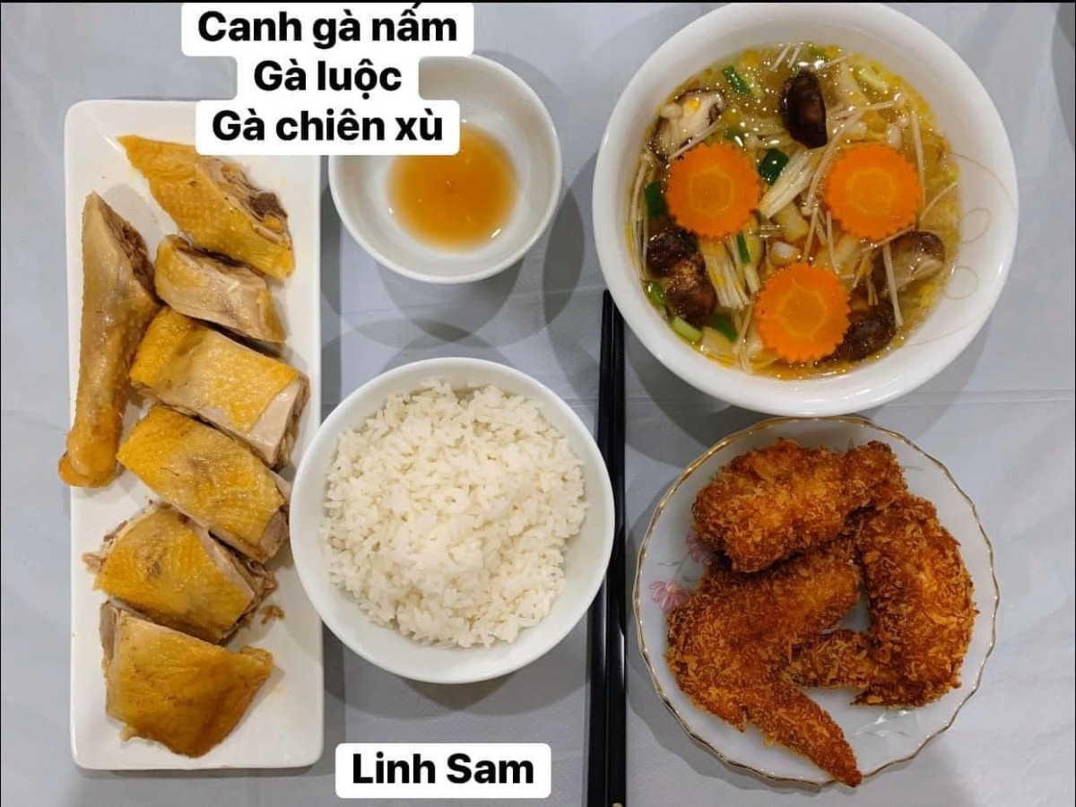 Ai bảo ở cữ là khổ nào. Em thấy ở cữ sướng lắm ấy, chả phải làm gì lại còn ăn ngon.

Em được cái may mắn là 2 lần đẻ xong đều từ viện về thẳng nhà mẹ đẻ ăn vạ. Ngày nào bà cũng đọc thực đơn hôm nay ăn gì cho lựa chọn cứ như đang ở viện. Bữa nào cũng thấy ngon mắt ngon miệng, nên làm hẳn quả album lưu lại để cho bà ngắm sản phẩm và sau này em còn có tư liệu chăm con gái con dâu. 

Quan điểm ở cữ của mẹ em là kiêng làm chứ ko kiêng ăn. Bà lại trong ngành Y nên tư tưởng ở cữ hơi bị tiên tiến. Ăn đa dạng, nghỉ ngơi đủ, tinh thần thoải mái thì sữa mới nhiều và chất lượng. Đẻ 2 lần em đều ko ăn móng heo hay chân dê chân chó, trộm vía sữa lúc nào cũng tràn trề cho con ti, mà mẹ ko hề mập mới sướng.

Quê em bà đẻ ko kiêng ăn tanh, chỉ kiêng đồ chua cay sống lạnh và rau cải thôi. Dù cả nhà đã chuyển khẩu lên thủ đô nhưng mẹ em vẫn thường xuyên về quê mua bán, trữ tủ đông ăn dần, tươi ngon bổ rẻ. Trước khi e sinh 2-3 tháng, mẹ cũng về liên tục để gom hàng chuẩn bị phục vụ cục nợ là em 🤣.

Nhà em mấy đời cơm cữ như này rồi, cả bà cả mẹ lẫn con về già vẫn khoẻ re, tới khi con ăn dặm xơi hải sản thoải mái hợp luôn ko cần nghe ngóng bụng dạ. Kiêng ăn kĩ quá sau mệt mẹ mệt con, cái chính là kiêng làm việc nặng và sớm, tránh đụng nước và gió máy để giữ gìn sức khoẻ về già còn hưởng thụ. Chứ em thấy nhiều mẹ kiêng ăn rõ kĩ do lo sợ bụng dạ yếu làm bản thân uể oải chán ăn và ko đủ chất, quan niệm ấy xưa rồi ạ.

Cre: Mẹ Linh Sam
