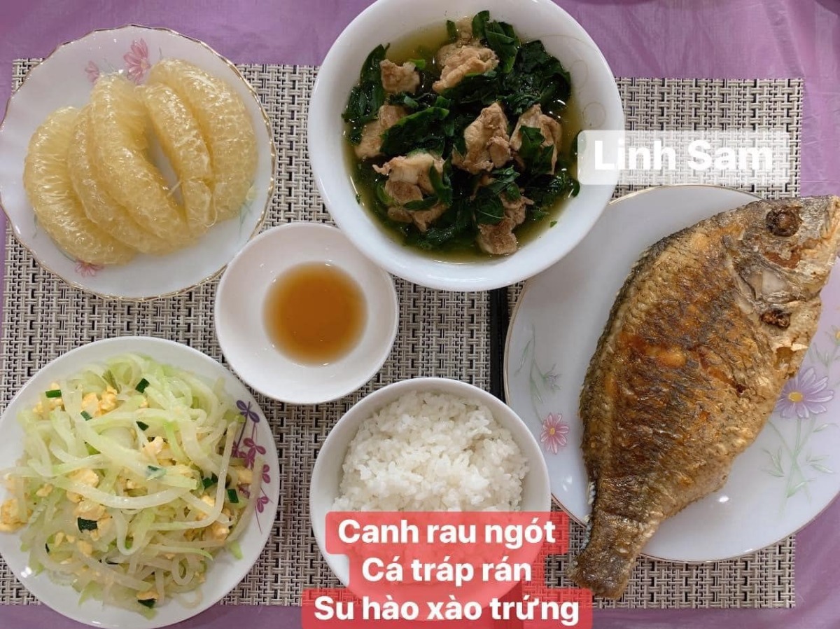 Ai bảo ở cữ là khổ nào. Em thấy ở cữ sướng lắm ấy, chả phải làm gì lại còn ăn ngon.

Em được cái may mắn là 2 lần đẻ xong đều từ viện về thẳng nhà mẹ đẻ ăn vạ. Ngày nào bà cũng đọc thực đơn hôm nay ăn gì cho lựa chọn cứ như đang ở viện. Bữa nào cũng thấy ngon mắt ngon miệng, nên làm hẳn quả album lưu lại để cho bà ngắm sản phẩm và sau này em còn có tư liệu chăm con gái con dâu. 

Quan điểm ở cữ của mẹ em là kiêng làm chứ ko kiêng ăn. Bà lại trong ngành Y nên tư tưởng ở cữ hơi bị tiên tiến. Ăn đa dạng, nghỉ ngơi đủ, tinh thần thoải mái thì sữa mới nhiều và chất lượng. Đẻ 2 lần em đều ko ăn móng heo hay chân dê chân chó, trộm vía sữa lúc nào cũng tràn trề cho con ti, mà mẹ ko hề mập mới sướng.

Quê em bà đẻ ko kiêng ăn tanh, chỉ kiêng đồ chua cay sống lạnh và rau cải thôi. Dù cả nhà đã chuyển khẩu lên thủ đô nhưng mẹ em vẫn thường xuyên về quê mua bán, trữ tủ đông ăn dần, tươi ngon bổ rẻ. Trước khi e sinh 2-3 tháng, mẹ cũng về liên tục để gom hàng chuẩn bị phục vụ cục nợ là em 🤣.

Nhà em mấy đời cơm cữ như này rồi, cả bà cả mẹ lẫn con về già vẫn khoẻ re, tới khi con ăn dặm xơi hải sản thoải mái hợp luôn ko cần nghe ngóng bụng dạ. Kiêng ăn kĩ quá sau mệt mẹ mệt con, cái chính là kiêng làm việc nặng và sớm, tránh đụng nước và gió máy để giữ gìn sức khoẻ về già còn hưởng thụ. Chứ em thấy nhiều mẹ kiêng ăn rõ kĩ do lo sợ bụng dạ yếu làm bản thân uể oải chán ăn và ko đủ chất, quan niệm ấy xưa rồi ạ.

Cre: Mẹ Linh Sam
