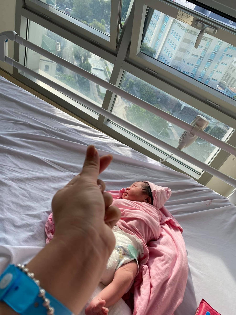 Nhật kí đi đẻ 🤣🤣
Em chia sẻ cho những mẹ cbi đi đẻ lấy động lực ạ! 🤐🤐😛😭
8h PM mẹ đi tắm, mẹ thấy ra chút máu 🐟, lẫn bong ít nút nhầy. 8h 15’ xong xuôi mặc đồ vào phòng ngủ thì thấy ông ngoại mang 1 cái ✉️ dày cộp sang với nội dung: “Tặng cháu trai vừa chào đời” 🤩 Nhìn phong bì là mẹ thik rồi, nhưng mỗi mẹ thik đâu có được, tặng là tặng con í chứ. Mẹ còn cãi ông ngoại con là “con đã sinh đâu mà ông viết thế này”🤩😬 Nhận từ tay ông xong thì oái, sao đau thốn mất 3s, cơn đau nhẹ đầu tiên. Mẹ chột dạ bảo 9 ngày nữa mới đến ngày dự sinh con cơ mà. Chị ỉn còn sang tuần thứ 41 í, chả nhẽ ông ngoại tiên lượng tốt thế 😇😋
Mẹ chưa bảo với ai mà để tính, nhưng cơn đau cứ mạnh và dồn dập hơn, chỉ cho mẹ ngỉ 2’ lại đau. 
8h25’ bảo Vân đặt xe vội, bà ngoại với Vân xách làn đi cùng chưa biết tình trạng mẹ đang tn, nhưng trên xe mẹ luôn miệng nhắc bác tài đi nhanh chút hộ mẹ, tại mẹ đọc mấy bài báo “bác tài đỡ đẻ trên xe” và mẹ ko muốn đặt tên con là Rớt 🤣🤣, vì Dớt theo kiểu thần Zeus - vị thần của bầu trời thì nge còn tàm tạm 😁, đằng này cu Rớt thì nghe hơi kinh 😹😬😁
Ơn zời, mẹ đến cổng viện 108 vẫn bình an. Xách làn đi lên tầng 9, tầng sản mà chỉ thấy đau nhói ko nói nên lời 😖😣. 
Đến nơi mẹ chỉ kịp thay vội bộ đồ cho các cô đo huyết áp, khám trong thì tử cung đã mở 3 phân 😩 Nỗi đau thấu trời mấy ai hiểu đc cảm giác khám - tronggg 😭😳 khám xong đơ mất mấy phút. Thế là trên taxi mẹ đã mở 3 phân đấy 🤣🤣🤣
Bs chỉ định “lên đẻ luôn nhá, chị cho đẻ luôn”. Hồi chị ỉn nhà con chuyển dạ ra máu cá là 4h sáng thì 11h trưa mới sinh xong. Nên mẹ thầm ngĩ đau thế này nửa ngày chắc chết đc, chứ chưa nói đau 1 ngày hoặc hơn 😔😣😖
Rồi mẹ đi bộ sang phòng kế bên leo lên cái bàn huyền thoạiiii 🥴🤒😷. Cái bàn lạnh tanh đến đáng sợ kèm theo khuyến mãi lẻng xẻng tiếng dao kéo chuẩn bị. Lúc bấm giờ để đo nhịp tim con là 9h25.PM. Mẹ chỉ nhớ các cô chuyền ở tay mẹ rồi dục mẹ mở 5phân, 7phân rồi đấy. Rặn đi. Mẹ lấy hết sức bình sinh rặn theo cơn co tử cung thôi thúc, đau thấu trời. Đc 1 lúc các cô bảo mở 9cm rồi, rặn đi, lúc đó cảm giác thốn vô cùng. Tầm 9h50’ thì mẹ nghe cái xoẹt, là cái ✂️ để cắt cửa mình 😖😫😭 theo như các cô bảo thì rạch 3cm, còn bn thì mẹ chẳng nhìn đc. Đúng 9h55’ thì con đc lôi ra khóc oe oe 👶🏻. 
Cô cho con lên bàn cân 3.8kg mà mẹ giật mình, bảo sao mình dũng cảm vượt qa cửa sinh - tử dễ dàng thế, âu cũng là phúc phần con yêu nhỉ!🤗😘☺️ Bởi lần khám cuối cùng trc đó mấy hôm mẹ s.â con chỉ 3.4kg, vậy mà con lớn nhanh Thánh gióng lôi ra 3.8kg làm mẹ giật mình, biết là có sai số nhưng mẹ ko tin mình phi thường thế 🤤😬😈 Đấy, đúng 1h30’ từ cơn co đầu tiên đến khi sinh con ra. Còn đúng chỉ 30’ từ khi mẹ leo lên bàn đẻ đến khi bs lôi con ra khỏi bụng mẹ! 🤤🤗 
Thằng cu của mẹ yêu lắm, tiếp xúc da kề da trên ngực mẹ, mặc cho các cô đang khâu sống dưới kia, mũi kim nào xuyên qua là mẹ giật mình cái đấy, nghiến răng chằm chặp. 
Tầm 10h hơn mẹ đc đẩy về phòng ngỉ nằm ôm con. Vậy là thời gian mẹ nằm trên chiếc bàn huyền thoại để các cô lôi con ra vỏn vẹn 30’ 🤐😬 Nhanh như 1 cuộc dạo chơi, mẹ ko mất quá nhiều sức. Nhưng môi mẹ bầm tím mất mấy ngày vì cắn vào răng để ko kêu mất sức, tứ chi mẹ mỏi rã rời vì gồng mình lên tìm cách gặp con nhanh nhất, thế mà người mẹ lả đi, thiếp lại trong đêm. May mắn đêm đó có bà ngoại với chị gái mẹ thay nhau trông con, mẹ yên tâm để ngỉ ngơi lại sức... 
Và đây là những bức ảnh đầu đời của con và con ảnh mẹ hạ sinh thành công em của mẹ 😈 Đi đẻ cũng phải đẹp thì đẻ xong chả có lý do j để xấu 😘 con yêu nhỉ! 💙💙💙
Một đời yêu con!