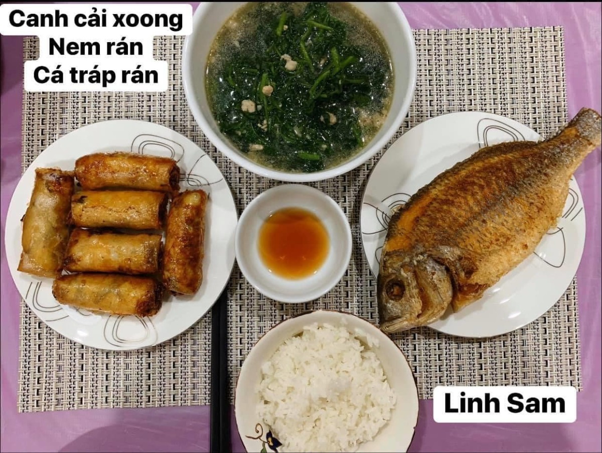 Ai bảo ở cữ là khổ nào. Em thấy ở cữ sướng lắm ấy, chả phải làm gì lại còn ăn ngon.

Em được cái may mắn là 2 lần đẻ xong đều từ viện về thẳng nhà mẹ đẻ ăn vạ. Ngày nào bà cũng đọc thực đơn hôm nay ăn gì cho lựa chọn cứ như đang ở viện. Bữa nào cũng thấy ngon mắt ngon miệng, nên làm hẳn quả album lưu lại để cho bà ngắm sản phẩm và sau này em còn có tư liệu chăm con gái con dâu. 

Quan điểm ở cữ của mẹ em là kiêng làm chứ ko kiêng ăn. Bà lại trong ngành Y nên tư tưởng ở cữ hơi bị tiên tiến. Ăn đa dạng, nghỉ ngơi đủ, tinh thần thoải mái thì sữa mới nhiều và chất lượng. Đẻ 2 lần em đều ko ăn móng heo hay chân dê chân chó, trộm vía sữa lúc nào cũng tràn trề cho con ti, mà mẹ ko hề mập mới sướng.

Quê em bà đẻ ko kiêng ăn tanh, chỉ kiêng đồ chua cay sống lạnh và rau cải thôi. Dù cả nhà đã chuyển khẩu lên thủ đô nhưng mẹ em vẫn thường xuyên về quê mua bán, trữ tủ đông ăn dần, tươi ngon bổ rẻ. Trước khi e sinh 2-3 tháng, mẹ cũng về liên tục để gom hàng chuẩn bị phục vụ cục nợ là em 🤣.

Nhà em mấy đời cơm cữ như này rồi, cả bà cả mẹ lẫn con về già vẫn khoẻ re, tới khi con ăn dặm xơi hải sản thoải mái hợp luôn ko cần nghe ngóng bụng dạ. Kiêng ăn kĩ quá sau mệt mẹ mệt con, cái chính là kiêng làm việc nặng và sớm, tránh đụng nước và gió máy để giữ gìn sức khoẻ về già còn hưởng thụ. Chứ em thấy nhiều mẹ kiêng ăn rõ kĩ do lo sợ bụng dạ yếu làm bản thân uể oải chán ăn và ko đủ chất, quan niệm ấy xưa rồi ạ.

Cre: Mẹ Linh Sam
