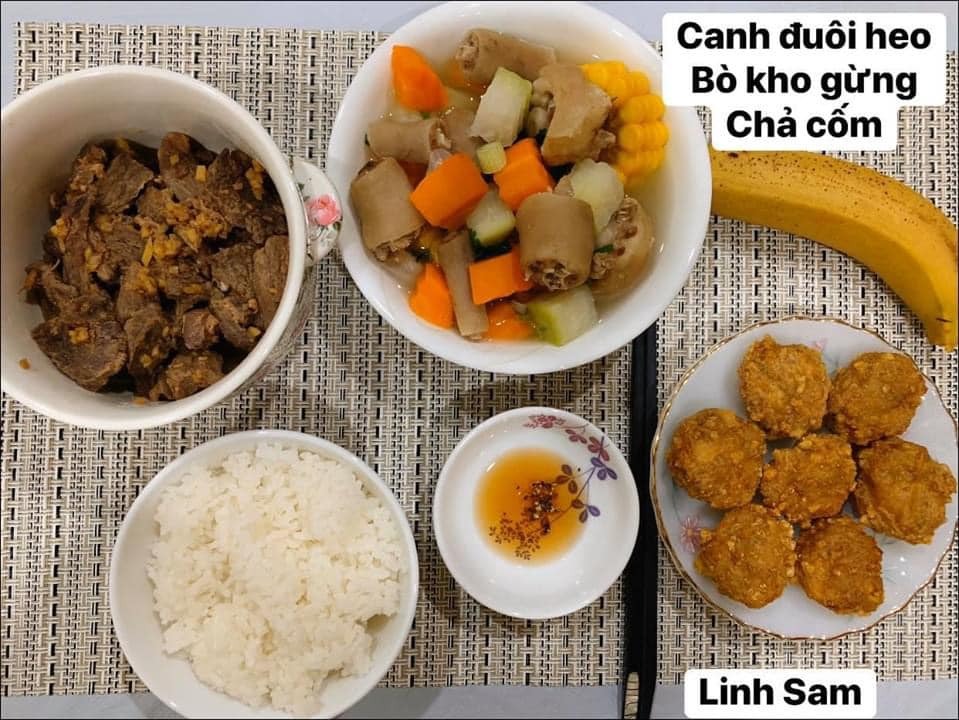Ai bảo ở cữ là khổ nào. Em thấy ở cữ sướng lắm ấy, chả phải làm gì lại còn ăn ngon.

Em được cái may mắn là 2 lần đẻ xong đều từ viện về thẳng nhà mẹ đẻ ăn vạ. Ngày nào bà cũng đọc thực đơn hôm nay ăn gì cho lựa chọn cứ như đang ở viện. Bữa nào cũng thấy ngon mắt ngon miệng, nên làm hẳn quả album lưu lại để cho bà ngắm sản phẩm và sau này em còn có tư liệu chăm con gái con dâu. 

Quan điểm ở cữ của mẹ em là kiêng làm chứ ko kiêng ăn. Bà lại trong ngành Y nên tư tưởng ở cữ hơi bị tiên tiến. Ăn đa dạng, nghỉ ngơi đủ, tinh thần thoải mái thì sữa mới nhiều và chất lượng. Đẻ 2 lần em đều ko ăn móng heo hay chân dê chân chó, trộm vía sữa lúc nào cũng tràn trề cho con ti, mà mẹ ko hề mập mới sướng.

Quê em bà đẻ ko kiêng ăn tanh, chỉ kiêng đồ chua cay sống lạnh và rau cải thôi. Dù cả nhà đã chuyển khẩu lên thủ đô nhưng mẹ em vẫn thường xuyên về quê mua bán, trữ tủ đông ăn dần, tươi ngon bổ rẻ. Trước khi e sinh 2-3 tháng, mẹ cũng về liên tục để gom hàng chuẩn bị phục vụ cục nợ là em 🤣.

Nhà em mấy đời cơm cữ như này rồi, cả bà cả mẹ lẫn con về già vẫn khoẻ re, tới khi con ăn dặm xơi hải sản thoải mái hợp luôn ko cần nghe ngóng bụng dạ. Kiêng ăn kĩ quá sau mệt mẹ mệt con, cái chính là kiêng làm việc nặng và sớm, tránh đụng nước và gió máy để giữ gìn sức khoẻ về già còn hưởng thụ. Chứ em thấy nhiều mẹ kiêng ăn rõ kĩ do lo sợ bụng dạ yếu làm bản thân uể oải chán ăn và ko đủ chất, quan niệm ấy xưa rồi ạ.

Cre: Mẹ Linh Sam
