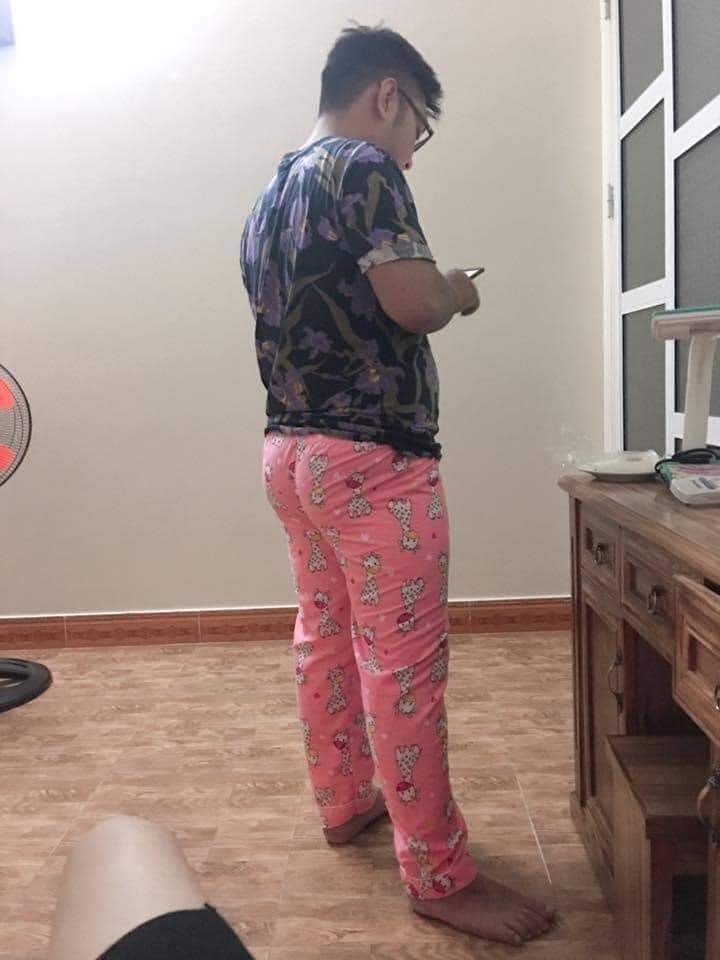 VỢ CÓ BẦU THÌ PHẢI LÀM SAO CHO VỢ VUI? 😂
Bầu bí nghén ngẩm hay cáu cùn và rồi em cũng tìm đc niềm vui là bắt chồng mặc quần của em rồi đứng nhún nhẩy cho em xem 🤣🤣🤣