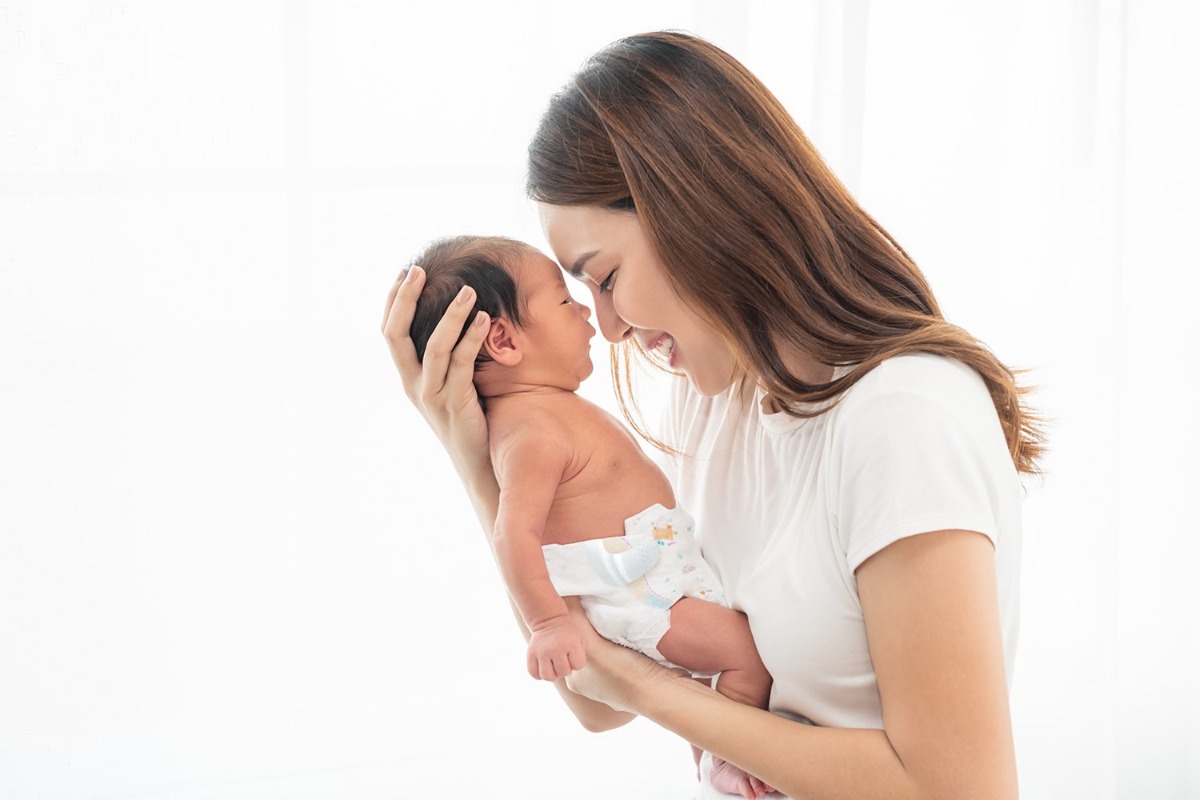 Có không ít những câu chuyện truyền miệng liên quan đến việc tác động lên làn da trẻ sơ sinh như mẹ khi mang thai nếu uống nhiều nước dừa hoặc ăn trứng gà thì con sinh ra sẽ có làn da trắng mịn màng. Cho đến hiện nay vẫn chưa có bằng chứng khoa học nào liên quan đến điều này vì màu da phần lớn được quyết định bởi gen di truyền. Tuy nhiên, có 1 điều mà cha mẹ cần quan tâm đó là làn da trẻ nhỏ rất mỏng manh và dễ bị tổn thương. Do đó, việc hiểu về làn da trẻ cũng như giúp giảm thiểu những nhân tố ảnh hưởng từ môi trường là cách tốt nhất để trẻ có một làn da khỏe mạnh.

HIỂU VỀ LÀN DA TRẺ
Làn da trẻ sơ sinh vô cùng nhạy cảm. Bất kỳ một tác động nào từ bên ngoài, dù nhỏ nhất, cũng có thể gây ảnh hưởng lên da của trẻ.

• So với người lớn, da trẻ sơ sinh và trẻ nhỏ mỏng hơn nhiều nên dễ bị tổn thương vật lý như từ tia UV mặt trời, cọ xát bởi sợi vải, hóa chất tắm rửa.v.v..

• Mức độ tập trung sắc tố melatonin thấp, kích thước các tế bào biểu bì nhỏ hơn và khả năng nắm giữ nước thấp hơn nên da dễ bị khô hơn.

• Độ pH của da trẻ cũng kiềm hơn. Điều này có liên quan đến sự dễ bị tấn công bởi các tác nhân gây bệnh trên da khi có cơ hội thuận lợi, vd: chất tiêu bẩn bám lâu lên da trẻ nếu không được vệ sinh sạch sẽ.

Các vùng da dễ bị nhạy cảm và tổn thương hơn hết là vùng da mặt và vùng bẹn háng - gần cơ quan sinh dục. Cũng chính vì điều này mà vấn đề mặc tã cho trẻ sơ sinh gây nhiều lo lắng cho mẹ, đặc biệt là người lần đầu chăm con. Hiện nay, việc sử dụng tã cho trẻ là khá phổ biến và hỗ trợ nhiều cho người mẹ trong vấn đề vệ sinh cho trẻ, tuy nhiên nếu chọn loại tã dán sơ sinh không phù hợp có thể vô tình gây nên tác động xấu đến làn da mỏng manh của trẻ. Một trong những vấn đề thường xuyên xảy ra đó là tình trạng hăm tã. Nhiều người nghĩ rằng hăm tã là tình trạng xảy ra với hầu hết trẻ sơ sinh, nhưng trên thực tế, chúng ta vẫn có thể kiểm soát điều này ngay từ đầu bằng cách: lựa chọn loại tã phù hợp với trẻ, vệ sinh đúng thời điểm, đúng cách để giảm thiểu nguy cơ hăm tã xảy ra.

HĂM TÃ VÀ CÁCH XỬ LÝ
Việc trẻ nhỏ mặc tã và dễ bị hăm tã là điều thường thấy vì làn da vùng dưới gần cơ quan sinh dục của trẻ rất dễ bị tổn thương vật lý, cũng dễ bị viêm rát đỏ nếu thường tiếp xúc với nước tiểu hay phân. Hăm tã là 1 dạng viêm da gây nhiều khó chịu cho trẻ, đặc biệt là ảnh hưởng đến giấc ngủ của trẻ.

Việc giáo dục để cha mẹ hiểu cách ngăn ngừa hăm tã là cách hiệu quả và quan trọng hơn là chữa trị hăm tã. TS. Baer, ĐH Nottingham, Anh và TS. Davis cũng cho biết khả năng thấm hút và độ mềm mại bề mặt tiếp xúc của tã có liên quan đến hạn chế phần lớn các vấn đề hăm tã ở trẻ nhỏ. Trên thực tế, khi được hỏi về tiêu chí lựa chọn tã dán sơ sinh, phần lớn chúng ta sẽ cho rằng yếu tố mềm mại là ưu tiên hàng đầu. Điều này là đúng nhưng chưa đủ, bạn còn phải chú ý đến khả năng thấm hút của tã. Đây mới chính là yếu tố quyết định trạng thái khô thoáng hoàn toàn giúp trẻ sơ sinh thoải mái suốt ngày.

Nói về điều này, TS. Filingeri, ĐH Loughborough Anh nhấn mạnh khả năng cảm nhận sự ẩm ướt có thể làm trẻ dễ nhạy cảm với sự thay đổi của môi trường. Điều này có thể giải thích lý do tại sao việc mặc tã ướt ảnh hưởng đến giấc ngủ của trẻ. Do đó, để hạn chế các vấn đề khi mặc tã dán cho trẻ sơ sinh, bố mẹ được khuyên:

• Chọn tã dán sơ sinh có chất liệu bề mặt bằng cotton, tạo tiếp xúc nhẹ nhàng với da trẻ.

• Mỗi trẻ là khác nhau về số lần đi tiêu đi tiểu và lượng chất thải. Tuy nhiên để đảm bảo chất tiêu bẩn không bám lì lợm trên da nhạy cảm, một chiếc tã dán sơ sinh mềm mại và thấm hút nhanh đóng vai trò quan trọng để bảo vệ da trẻ. Bố mẹ chú ý đến cấu trúc bề mặt tã, có thể chọn những dạng có cấu trúc được thiết kế đặc biệt như bề mặt cấu tạo 4.000 lỗ thấm siêu tốc, hỗ trợ thấm nhanh hơn chất tiêu bẩn dù trẻ sơ sinh thường xuyên đi ngoài.

• Chú ý quan sát sự thường xuyên đi tiểu và đi ngoài của trẻ trong 2 tuần đầu để hiểu quy luật của trẻ. Thay tã thường xuyên và đúng cách để ngăn ngừa sự tiếp xúc quá lâu với chất bẩn, trung bình sau 3-4 giờ/lần (tùy theo tần suất xì xoẹt của trẻ).

• Chọn tã đúng kích thước theo độ tuổi hoặc phù hợp kích thước cân nặng của trẻ.