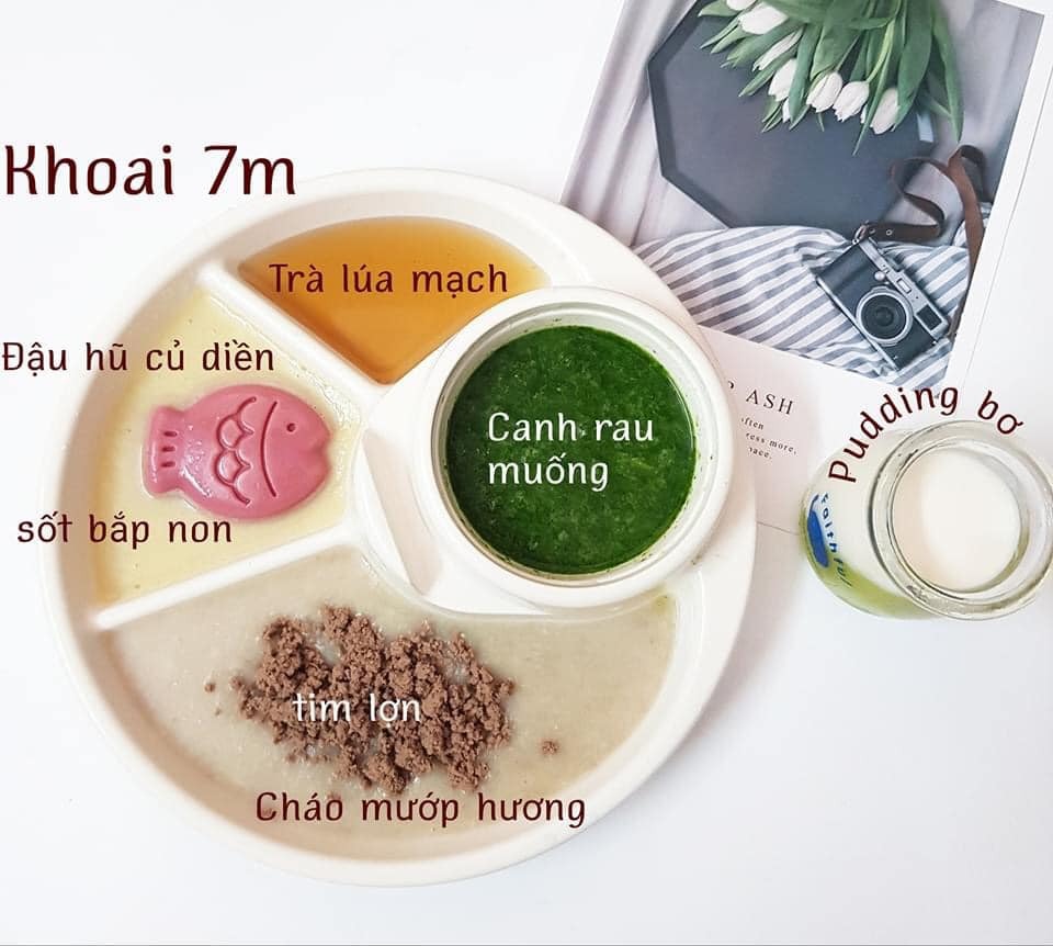 Hành trình ADKN kết hợp BLW.

Sang tháng thứ 7 mẹ cho ăn kết hợp chút xíu BLW nhưng em vẫn ăn ngon lành. Rau củ quả, thịt cá em đều ăn hết không chê món nào.

Chiều tối nào cũng ăn bánh mẹ làm nên kỹ năng ăn thô tốt hơn nhiều rồi. Biết cắn miếng nhỏ và nhai kỹ. Gặp hôm nào mẹ lười đi chợ thì nhà có gì ăn nấy. Có khi khát với lấy cả trà của mẹ ra uống luôn. 

Bước sang tháng thứ 8 mẹ cũng khá stress vì chịu nhiều ý kiến nhau. Nhưng mà mẹ biết làm thế nào để tốt nhất cho em. Tất nhiên mẹ sẽ không so sánh em với bất cứ em bé nào để tự tạo áp lực. 

Mẹ lưu lại đây những bữa ăn của Khoai để sau này Khoai biết đã hoàn thành cơm mẹ nấu như thế nào nhé .🙌

St: mẹ Khoai