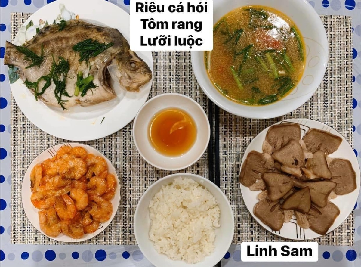 Ai bảo ở cữ là khổ nào. Em thấy ở cữ sướng lắm ấy, chả phải làm gì lại còn ăn ngon.

Em được cái may mắn là 2 lần đẻ xong đều từ viện về thẳng nhà mẹ đẻ ăn vạ. Ngày nào bà cũng đọc thực đơn hôm nay ăn gì cho lựa chọn cứ như đang ở viện. Bữa nào cũng thấy ngon mắt ngon miệng, nên làm hẳn quả album lưu lại để cho bà ngắm sản phẩm và sau này em còn có tư liệu chăm con gái con dâu. 

Quan điểm ở cữ của mẹ em là kiêng làm chứ ko kiêng ăn. Bà lại trong ngành Y nên tư tưởng ở cữ hơi bị tiên tiến. Ăn đa dạng, nghỉ ngơi đủ, tinh thần thoải mái thì sữa mới nhiều và chất lượng. Đẻ 2 lần em đều ko ăn móng heo hay chân dê chân chó, trộm vía sữa lúc nào cũng tràn trề cho con ti, mà mẹ ko hề mập mới sướng.

Quê em bà đẻ ko kiêng ăn tanh, chỉ kiêng đồ chua cay sống lạnh và rau cải thôi. Dù cả nhà đã chuyển khẩu lên thủ đô nhưng mẹ em vẫn thường xuyên về quê mua bán, trữ tủ đông ăn dần, tươi ngon bổ rẻ. Trước khi e sinh 2-3 tháng, mẹ cũng về liên tục để gom hàng chuẩn bị phục vụ cục nợ là em 🤣.

Nhà em mấy đời cơm cữ như này rồi, cả bà cả mẹ lẫn con về già vẫn khoẻ re, tới khi con ăn dặm xơi hải sản thoải mái hợp luôn ko cần nghe ngóng bụng dạ. Kiêng ăn kĩ quá sau mệt mẹ mệt con, cái chính là kiêng làm việc nặng và sớm, tránh đụng nước và gió máy để giữ gìn sức khoẻ về già còn hưởng thụ. Chứ em thấy nhiều mẹ kiêng ăn rõ kĩ do lo sợ bụng dạ yếu làm bản thân uể oải chán ăn và ko đủ chất, quan niệm ấy xưa rồi ạ.

Cre: Mẹ Linh Sam