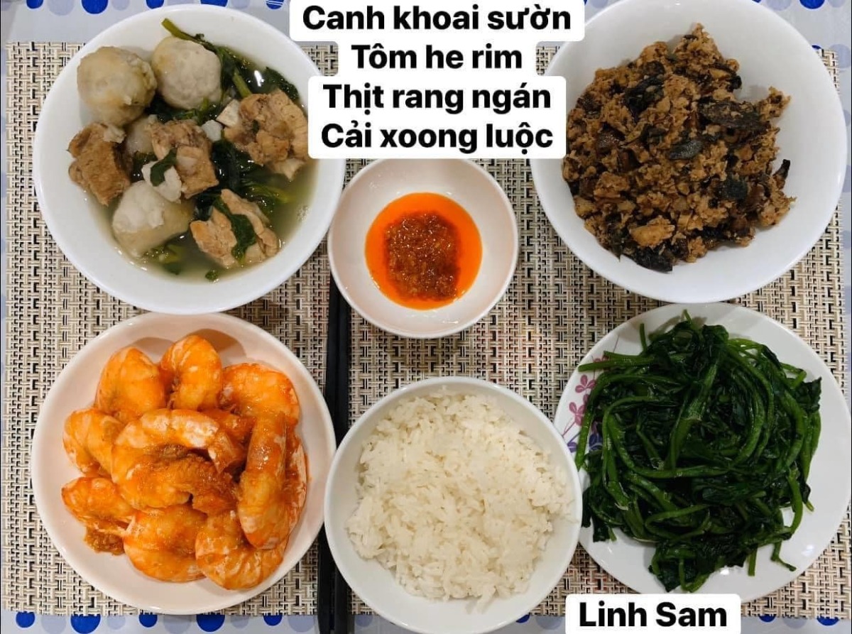 Ai bảo ở cữ là khổ nào. Em thấy ở cữ sướng lắm ấy, chả phải làm gì lại còn ăn ngon.

Em được cái may mắn là 2 lần đẻ xong đều từ viện về thẳng nhà mẹ đẻ ăn vạ. Ngày nào bà cũng đọc thực đơn hôm nay ăn gì cho lựa chọn cứ như đang ở viện. Bữa nào cũng thấy ngon mắt ngon miệng, nên làm hẳn quả album lưu lại để cho bà ngắm sản phẩm và sau này em còn có tư liệu chăm con gái con dâu. 

Quan điểm ở cữ của mẹ em là kiêng làm chứ ko kiêng ăn. Bà lại trong ngành Y nên tư tưởng ở cữ hơi bị tiên tiến. Ăn đa dạng, nghỉ ngơi đủ, tinh thần thoải mái thì sữa mới nhiều và chất lượng. Đẻ 2 lần em đều ko ăn móng heo hay chân dê chân chó, trộm vía sữa lúc nào cũng tràn trề cho con ti, mà mẹ ko hề mập mới sướng.

Quê em bà đẻ ko kiêng ăn tanh, chỉ kiêng đồ chua cay sống lạnh và rau cải thôi. Dù cả nhà đã chuyển khẩu lên thủ đô nhưng mẹ em vẫn thường xuyên về quê mua bán, trữ tủ đông ăn dần, tươi ngon bổ rẻ. Trước khi e sinh 2-3 tháng, mẹ cũng về liên tục để gom hàng chuẩn bị phục vụ cục nợ là em 🤣.

Nhà em mấy đời cơm cữ như này rồi, cả bà cả mẹ lẫn con về già vẫn khoẻ re, tới khi con ăn dặm xơi hải sản thoải mái hợp luôn ko cần nghe ngóng bụng dạ. Kiêng ăn kĩ quá sau mệt mẹ mệt con, cái chính là kiêng làm việc nặng và sớm, tránh đụng nước và gió máy để giữ gìn sức khoẻ về già còn hưởng thụ. Chứ em thấy nhiều mẹ kiêng ăn rõ kĩ do lo sợ bụng dạ yếu làm bản thân uể oải chán ăn và ko đủ chất, quan niệm ấy xưa rồi ạ.

Cre: Mẹ Linh Sam