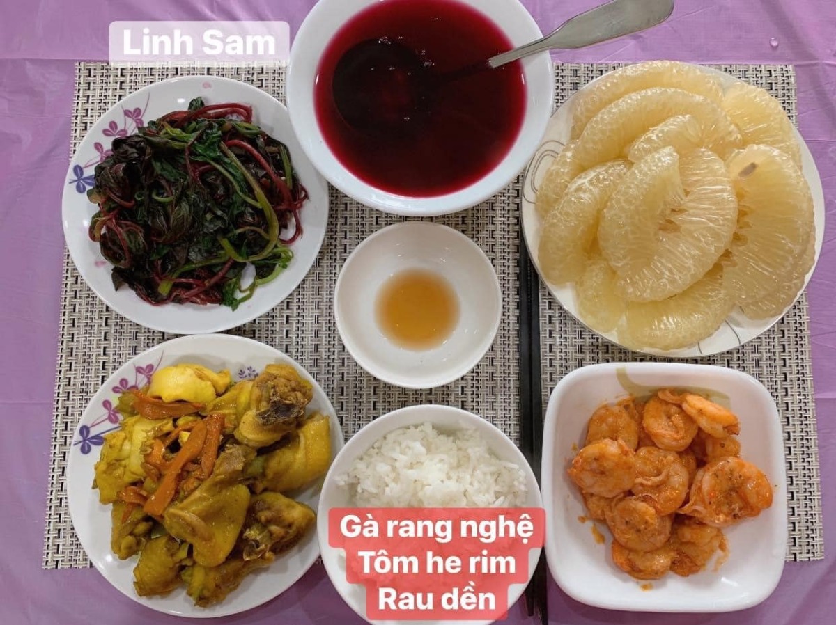 Ai bảo ở cữ là khổ nào. Em thấy ở cữ sướng lắm ấy, chả phải làm gì lại còn ăn ngon.

Em được cái may mắn là 2 lần đẻ xong đều từ viện về thẳng nhà mẹ đẻ ăn vạ. Ngày nào bà cũng đọc thực đơn hôm nay ăn gì cho lựa chọn cứ như đang ở viện. Bữa nào cũng thấy ngon mắt ngon miệng, nên làm hẳn quả album lưu lại để cho bà ngắm sản phẩm và sau này em còn có tư liệu chăm con gái con dâu. 

Quan điểm ở cữ của mẹ em là kiêng làm chứ ko kiêng ăn. Bà lại trong ngành Y nên tư tưởng ở cữ hơi bị tiên tiến. Ăn đa dạng, nghỉ ngơi đủ, tinh thần thoải mái thì sữa mới nhiều và chất lượng. Đẻ 2 lần em đều ko ăn móng heo hay chân dê chân chó, trộm vía sữa lúc nào cũng tràn trề cho con ti, mà mẹ ko hề mập mới sướng.

Quê em bà đẻ ko kiêng ăn tanh, chỉ kiêng đồ chua cay sống lạnh và rau cải thôi. Dù cả nhà đã chuyển khẩu lên thủ đô nhưng mẹ em vẫn thường xuyên về quê mua bán, trữ tủ đông ăn dần, tươi ngon bổ rẻ. Trước khi e sinh 2-3 tháng, mẹ cũng về liên tục để gom hàng chuẩn bị phục vụ cục nợ là em 🤣.

Nhà em mấy đời cơm cữ như này rồi, cả bà cả mẹ lẫn con về già vẫn khoẻ re, tới khi con ăn dặm xơi hải sản thoải mái hợp luôn ko cần nghe ngóng bụng dạ. Kiêng ăn kĩ quá sau mệt mẹ mệt con, cái chính là kiêng làm việc nặng và sớm, tránh đụng nước và gió máy để giữ gìn sức khoẻ về già còn hưởng thụ. Chứ em thấy nhiều mẹ kiêng ăn rõ kĩ do lo sợ bụng dạ yếu làm bản thân uể oải chán ăn và ko đủ chất, quan niệm ấy xưa rồi ạ.

Cre: Mẹ Linh Sam