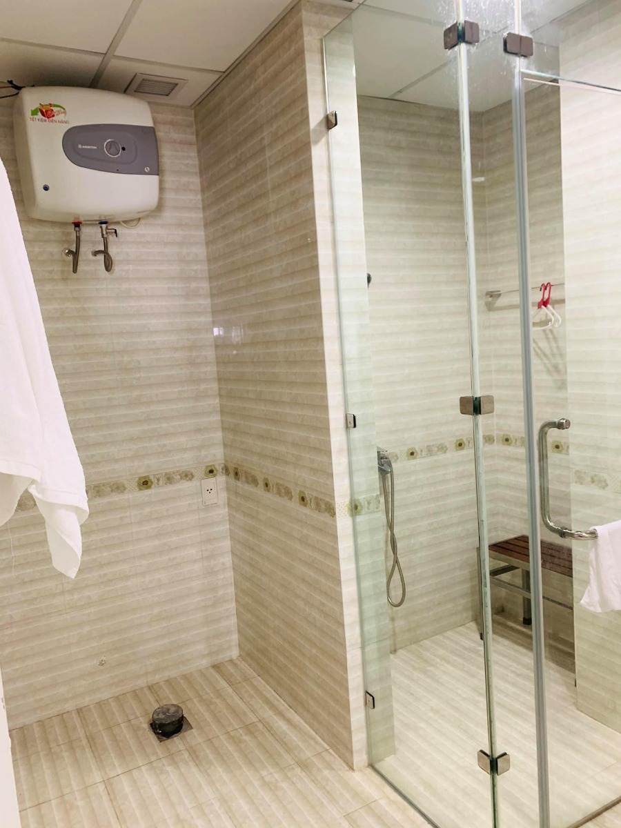 Review phòng cho các Mom chuẩn bị sinh nhé, và review cảm nhận của mình sau 5 ngày ở bv Green
Mình mổ ngày 28/10 và hôm nay 01/11 mình ra viện

- Review phòng cho các Mom: Mình ở phòng VIP trên tầng 9. Mom nào có điều kiện đc mà ở thì nên chọn phòng VIP. Phòng mình ở rộng rãi (theo mình đoán cũng phải tầm 35m2).
+ Trong phòng có 2 giường, 1 giường tự động nâng bằng điện, 1 giường nâng bằng quay tay. phòng có 1 bàn uống nc và 2 ghế sofa đệm. nói chung như nhà mình mỗi ck chăm vk ngủ giường thoải mái, nhưng nếu thêm người thì nằm thừa 2 sofa cho 2 ng lớn cũng đc luôn.
+ Phòng có nhà wc rộng gồm 2 khu khô và ướt. khu ướt có ghế ngồi, sau ngày thứ 4 sang ngày hôm nay là mình có thế ngồi tự tắm đc ( mình sinh con lần 3 mổ lần 2 nên khá yếu) nhiều Mom sinh lần đầu đã tung tăng từ ngày thứ 3 rồi 😅.
Ở phòng VIP nói thật là mình thích nhất wc. 🤣
Có valabor dùng điện tự động phun nước rửa xịt và ấm. mỗi lần đi wc ko cần lấy giấy cúi xuống đau đớn gì cả, chỉ việc ngồi bấm nút điều khiển là nước ấm tự phun ra chọn chế độ nước mạnh yếu và nhiệt độ, như mình chọn nước ấm phun rửa bằng sạch sau đó chọn sấy là gió ấm xả ra sấy khô vùng ass cho mình. chỉ việc đứng dấy ko phải giấy hay bất kỳ khăn lau nào. hơn nữa đang rất đau nên thấy cái valabor này rất nhàn các Mom ạ. Cả nhà vài thăm ai cũng thích còn bảo về nhà chắc lắp ở nhà như thế 😂.
+ Ngoài khu wc thì có 1 khu để tủ lạnh và 1 cái bồn rửa bát đơn chuyên để nhà mình rửa bát và bình sữa cho bé.
+ Bên cạnh khu để tủ lạnh thì có 1 bồn rửa tay đơn riêng ở bên ngoài gần tủ quần áo nữa nghĩa là cần rửa tay thì ko nhất thiết phải vài trong wc. Lát mình chụp ảnh cho các Mom xem nhé.
+ Ngoài ra thấy view đẹp, tivi tủ quần ái, điều hoà, kệ để đồ....
+ Đồ ăn thì chế độ ăn phòng vip cũng khác phòng khác một chút: thức ăn có 2 loại rau, 3 loại đồ ăn, canh và cơm. như suất của mình là có: tôm, thịt lợn, thith gà, đỗ xào, bí xanh, canh rau ngót. Ngoài ra có hoa quả: thanh long đỏ, chuối, cam xoài, lựu. túm lại 1 suất ăn có 3 loại rau, 3 loại mặn và 3 loại quả. ra viện mang về khá nhiều hoa quả vì ăn ko hết. còn mình ko thích ăn cơm nên cơm của mình cho 2 người nhà ăn luôn. mỗi tội vì suất cơm cho một ng nên thức ăn thừa và cơm thiếu. nếu các mom ko ăn cơm có thể mua thêm cơm mang vào ăn cùng suất thức ăn bà đẻ. 2 con nhà mình lên chơi với mẹ toàn ăn cơm của mẹ thôi.
Các phòng khác nghe nói cũng tương tự chỉ ít hơn 1 chút nhưng cũng hoa quả nhiều. cũng ngày ngoài bữa sáng là cháo: tim, thịt hoặc bò sốt vang, bữa trưa và tối cơm bà đẻ, 9h tối còn bữa cháo phụ nữa.

Review về BV nhé:
Cảm nhận của mình là ok. ko biết có phải mình dễ tính không nhưng mình thấy ok nhất trong các bv mình từng trải nghiệm. Hơn hẳn sản, đkqt và tâm phúc. 2015 sinh bé ở đây. năm nay cũng tinh xem trong phố trung tâm như dkqt và TP có thế ko sinh cho tiện ng nhà ko phải đi đường bao. nhưng rồi vẫn cứ chốt tại Green. (mình ko nhắc Vinmec vì mình tìm thấy Green vừa ok vừa hợp túi tiền nên cũng ko cần thiết tìm hiểu Vinmec nữa)
+ Mình đăng ký bs Sơn - giám đốc bv mổ 7-9h ngày 28/10. Hôm ấy rất đông bn mổ. Mình vào viện may mắn đặt đc phòng luôn, nhiều Mom phải ở tạm phòng chờ ngày để chờ mổ, xong mới lấy đc phòng. Vì mổ đông quá mình vừa lo ko đc giờ, vừa lo không được bs Sơn mổ. Nhưng may mắn vẫn đc bs Sơn mổ và các bạn ở phòng khám rất chuyên nghiệp, sắp lịch mổ chuẩn giờ các Mom đăng ký giờ hầu như là đều đc theo đúng mong muốn hết. Có một số Mom đky bs Sơn mổ ko đc nhưng chuyển qua bs Giang, bs Dung, bs Học ... mổ đều về cùng mình thấy rất ok, vết mổ các bạn í cũng bảo đẹp và các bạn í khoẻ mạnh nhanh bình phục. Như vậy là ở Bv Green các bs cầm dao mổ toàn các bác sĩ mát tay và ok thôi, ko chỉ riêng bs Sơn nên các Mom chuẩn bị mổ cứ yên tâm đi nhé, vào bs nào thì cũng có vết mổ đẹp hết (mình thuộc tổ buôn nên sau khi mổ xong cũng buôn với các mom sinh mổ cùng ngày giờ ở phòng khác😅)
Có một điều mà mình muốn cho 5⭐️ ở green là: sau khi mổ vào phòng hồi sức, lúc ấy bác Sơn - giám đốc bv buổi sáng thực hiện rất nhiều ca mổ nhưng vẫn ko quên vào phòng hồi sức dặn dò các bạn điều dưỡng là kiểm tra liên tục độ co của tử cung từng sản phụ, theo dõi sát sao huyết áp và tim mạch của từng người nhé. Bác vào dặn dò chi tiết về việc để ý sản phụ sau mổ. Mình thấy Bác ấy là giám đốc bv nhưng rất cẩn thận và chi tiết từng khâu một. Nhiệm vụ của các bạn điều dưỡng nhưng bác ấy - một giám đốc cũng ko quên dặn dò cẩn thận như vậy. Là người đã có người thân từng bị phù phổi suy tim sau mổ do ko đc theo dõi chi tiết tại bv phụ sản hp năm 2011 nên mình hiểu việc làm của bác Sơn, bác ấy rất cẩn thận và chi tiết quan trọng từng khâu một đối với bệnh nhân. Điều này cảm nhận rõ về bác từ khi mình khám và hội chuẩn rồi. Bản thân rất kính trọng bác. tháng 1/2015 sinh ở đây gặp bác mổ cho, giờ 2020 thấy bác đã già đi nhiều í. Nhiều lúc nghĩ chỉ mong các bác sĩ ở Bv Green luôn luôn khoẻ mạnh đừng bị già đi để cho các Mom sinh con sau này cũng đc các bác sĩ ấy mổ cho an toàn khoẻ mạnh đón con ra như mình thôi 🤣. Hơi ngây ngô nhưng mình nghĩ thế đấy.
+ Đội ngũ điều dưỡng chăm sóc: mình thấy nhẹ nhàng và chuyên môn tốt. lúc vệ sinh thì thấy sung sướng lắm, rửa ngẹ nhàng cà làm mình thoải mái. nhiều lúc để các bạn í rửa mình hơi ngại ngưng chính thái độ làm việc nhiệt tình ko nề hà gì mà mình thấy thoải mái vô cùng, mình thấy còn chăm sóc hơn cả e bé.
+ Tiêm: mình ko hề thấy đau tí nào. lấy máu rất nhanh. sau 3 ngày sau mổ rút kim luồn ra bảo là phải tiêm kháng sinh trực tiếp bằng kim mình ra nghĩ ra cảnh mọi lần tiêm sẽ rất buốt, đau nên mình sợ lắm. Nhưng đến khi tiêm thì lại như ko, ko hề đau gì cả. khi mình hỏi thì các bạn í bảo thứ nhất loại kháng sinh này nó ko buốt như ks thông thường, thứ 2 các bạn í tiêm ven nên đúng là ko hề đau chút nào í. Nhàn lắm. Mà mình thấy nghiệp vụ tốt, nhẹ nhàng. nằm 5 ngày nhưng điều dưỡng nào cũng thế hết í.
+ Về chế độ bé: cả 5 ngày mình đều cho con dưới khoa sơ sinh. Đơn giản vì con tiêm xong các mũi vitamin k, viêm gan B nên mình cứ để con dưới khoa sơ sinh theo dõi là an toàn và chắc ăn nhất. 9h sáng các cô cho con ăn tắm rửa sạch sẽ kên với gia đình, 9h tối các cô lại đi đón con về thay quần áo cho ăn và ngủ. Mẹ được nghỉ ngơi, con được luyện ăn và ngủ theo cữ. Ngoài ra dưới phòng các con được cài nhiệt độ chuẩn cho trẻ sơ sinh, đc theo dõi bệnh lí vàng da hay ko, có cả đèn chiếu. Nói chung mình nghĩ con gửi dưới khoa sơ sinh đc theo dõi sát sao thời gian mấy ngày mới ra đời là yên tâm và chuẩn nhất.
Tầng khác thì mình ko rõ nhưng tầng 9 này từ khi vào viện khám và sinh đến giờ từng giai đoạn và đội ngũ từ bs đến điều dưỡng mình đều thấy 5⭐️ hết.
Hôm nay mình ra viện rồi, chia sẻ với các Mom cảm nhận của mình trong quá trình làm thủ tục sinh và sau sinh. Mình vẫn thấy Green là bv đáng chọn và phù hợp túi tiền nhất, dịch vụ tốt, bs tốt...!
Của mình nằm phòng VIP tổng khoảng trên dưới 27tr. các Mom đăng ký phòng khác chi phí sẽ rẻ đi. Tuy nhiên sẽ vẫn đc đội ngũ bác sĩ, y tá điều dưỡng như thế chăm sóc nên hoàn toàn yên tâm
Nếu có ng nhà hay bất kỳ ai hỏi mình cũng sẽ gt bv này. Đây là thật tâm đấy.
Gửi lời cám ơn đến tất cả bs, y tá, điều dưỡng đã chăm sóc mình, cho mình ổn định mẹ tròn con vuông ra viện.❤️❤️❤️❤️
Bài hơi dài nhưng Review nên mình viết đầy đủ cảm nhận của mình cho các Mom có ý định sinh ở đây tham khảo nhé.