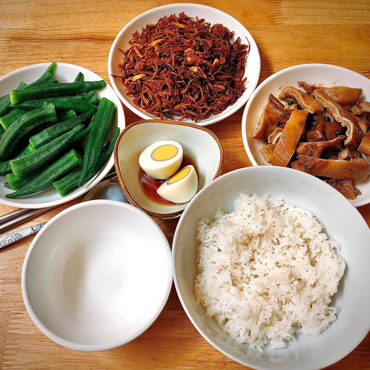 Cơm cữ!!!

Tầm này năm trước mình đang ở cữ. Vì sinh bé đầu không có sữa nên quyết tâm gọi sữa về khi sinh bé thứ hai lên cao phơi phới. May mắn có bà nội và bà ngoại thay phiên chăm bé ngày đêm, cùng sự trợ giúp của chồng nên công việc chính của mình là ăn và kích sữa thôi ạ😜. 

Mình lên thực đơn, bà ngoại đi chợ mua đồ ăn mỗi ngày trước khi qua nhà giúp mình chăm e bé. Đây là một số mâm cơm cữ tự tay mình nấu theo sở thích và khẩu vị cá nhân gửi các mẹ tham khảo nhé. Chúc các mẹ có kì ở cữ thoải mái, vui vẻ gọi sữa thành công😘

Cre: Mẹ Hà Khờ