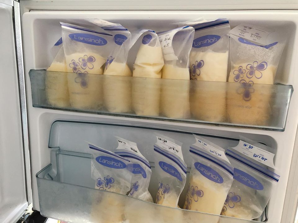 Em đã về đích rồi các chị ạ. Bé Hồng 3 kí thôi, rặn nhanh từ lúc vào viện đến lúc sinh chỉ 2 tiếng đã ra rồi. Sữa về chưa chan ướt cả áo. Em phải vắt bớt ra để tủ.
Mẹ con em cảm ơn cả nhà Mamibabi đã cổ vũ động viên giải đáp các thắc mắc của em nhé. Mamibabi đúng là app thai giáo số 1 đó ạ, các mẹ đừng băn khoăn gì nữa nha. Thai giáo tốt cho cả mẹ và bé. Bé ra đời trộm vía ăn ngoan ngủ ngoan ko quấy khóc, iêu lắm ạ. Mẹ cũng thoải mái tinh thần.
Chúc các mom sớm về đích giống em nha, mẹ nào xin vía sinh nhanh nhìu sữa ko ạ 😍😍