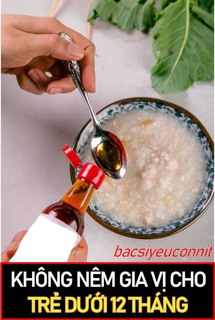 Chị họ mình ở quê vừa gọi trong tức tửi nói rằng chỉ mong mẹ chồng về quê sớm nhất có thể.

Mình cứ tưởng chuyện mẹ chồng nàng dâu nên khuyên chị nhịn 1 tiếng và cố gắng bình tĩnh. Nhưng chị nói thà chị nhịn vì chị thì sao cũng được, nhưng lần này chị không nhịn được là vì con!

Bà nội khi thấy chị nấu cháo cho bé thì nêm thử và nói “Mày nêm nhạt thế này thì có ch* nó ăn” xong nêm 1 muỗng nước mắm đầy. Rồi còn nói do chị nấu ăn quá dở nên bé mới biếng ăn.

“Từ ngày thằng H về ở với mày. Tao thấy nó ốm đi. Cứ nghĩ do nó làm cực. Giờ tao mới biết do vợ nó nấu ăn cũng không ra gì!”

Chị có nói là bác sĩ khuyên không nêm gia vị cho trẻ dưới 12 tháng tuổi vì trong sữa và đồ ăn cho bé đã đủ rồi thì bà lại la rằng “Chồng mày là 1 tay tao nuôi ra đấy. Tao biết thừa phải làm thế nào hay nấu cháo em bé ra sao. Thôi mày ra giặt đồ, rửa chén đi. Để đó tao nấu…”

Chị tức tối gọi chồng thì chồng lại la chị, nói mẹ lên chơi có vài ngày cũng không để yên được hay sao? Muốn anh bỏ việc để về nhà giải quyết mới chịu à?
Chị đành ngồi nhìn bé ăn hết nồi cháo ấy…

Thực lòng, nghe xong mình chẳng biết bênh ai vì ai cũng xuất phát từ tình yêu mà nấu nên nồi cháo ấy. Nhưng ở khía cạnh khoa học, mình xin phép chia sẻ chút:

Người Việt Nam là một những quốc gia tiêu thụ muối nhiều hơn rất nhiều quốc gia khác trên thế giới và GẤP ĐÔI khuyến cáo của WHO. Trung bình, mỗi người Việt Nam sử dụng 10g muối/ngày, trong khi đó, khuyến cáo chỉ là 5g muối/ngày.

Mình là người gốc miền Trung nên mình cũng không tránh khỏi một thời gian dài ăn rất mặn. Cơm chan nước mắm, canh chan nước mắm, rau sống chắm mắm… với hàng trăm món ăn truyền thống phải có chén nước chấm bên cạnh.

Ai trong chúng ta đều biết rõ rằng việc sử dụng quá hàm lượng Natri cho phép mỗi ngày không những gây quá tải cho thận mà còn làm tăng các bệnh lý tim mạch, đột quỵ…

LƯU Ý SỐ 1
Trẻ <12 tháng chỉ cần 1gram muối mỗi ngày. Nhưng mẹ không cần nêm thêm vì lượng nacl này đã có sẵng trong bột ăn dặm, sữa công thức hay trái cây...

LƯU Ý SỐ 2
Thận con nít không giống như người lớn. Hầu như chức năng thận của con nít sẽ cải thiện dần cho tới 3-4 tuổi thì khả năng đào thải của thận mới giống người lớn. Cho nên việc nêm gia vị hay muối cho bé trong giai đoạn dưới 12 tháng vô tình gây tăng áp lực lên thận của con.

LƯU Ý SỐ 3
Theo khuyến cáo của NHS (Trung Tâm Y tế Quốc gia của Anh) thì lượng muối tối đa theo tuổi như sau
• Dưới 12 tháng tuổi: 1g muối/ngày (<0.4g Natri)
• 1 đến 3 tuổi : 2g muối/ngày (0.8g Natri)
• 4 đến 6 tuổi 3g muối/ngày (1.2g Natri)
• 7 đến 10 tuổi 5g muối/ngày (2g Natri)
• Trên 11 tuổi 6g muối/ngày (2.4g Natri)

LƯU Ý SỐ 4
Theo khuyến cáo thì 1 người lớn chỉ cần 1 muỗng cà phê muối mỗi ngày thôi. Điều này cho thấy chúng ta đã sử dụng muối nhiều đến mức nào!

LƯU Ý SỐ 5
Cảm nhận vị giác của em bé rất nhạy so với người lớn. Nếu như người lớn nêm muối để ăn ngon miệng thì 1 chén cháo quá mặn với con nít có thể chúng ám ảnh và từ chối quá trình ăn dặm. Khiến cho chúng ta thất bại trong quá trình tập ăn dặm của on

LƯU Ý SỐ 6
Không có cái chứng cứ khoa học nào nói rằng ăn muối sẽ giúp trẻ thêm cứng cáp cả !

LƯU Ý SỐ 7
Trong gia đình, nếu chuyện liên quan nhà Nội thì chồng nên là người đứng ra nói để bảo vệ vợ, và ngược lại với nhà Ngoại. Mình vẫn thường chủ động gọi cho ba mẹ rồi để loa ngoài để 2 đứa cùng trao đổi với ba mẹ, vừa truyền đạt được ý kiến vợ, vừa tránh xung đột.

"Chuyện nồi cháo" này là một ví dụ điển hình cho thực trạng ở nhiều gia đình hiện nay, không chỉ nhà chị họ của mình. Mẹ hay bà nội, bà ngoại…ai cũng có cái lý riêng của mình, ai cũng có cơ sở riêng. Ông bà hay dựa vào kinh nghiệm, còn chúng ta dựa vào bằng chứng các nghiên cứu. Nhưng nhìn chung lại, chúng ta đều chung nhau ở TÌNH YÊU DÀNH CHO CON TRẺ.

Hãy ngồi lại với nhau, nhẹ nhàng 1 chút, nói chuyện tử tế với nhau về quan niệm “không nêm gia vị cho trẻ dưới 12 tháng tuổi”, đặc biệt là các ông chồng, để người cuối cùng là đứa bé được chăm sóc một cách khoa học và đầy tình yêu thương.

Mình tin khi cùng đồng lòng 2 vợ chồng, mọi chuyện khó đến đâu cũng thành dễ 🍀

-- BS Nguyễn Thanh Sang