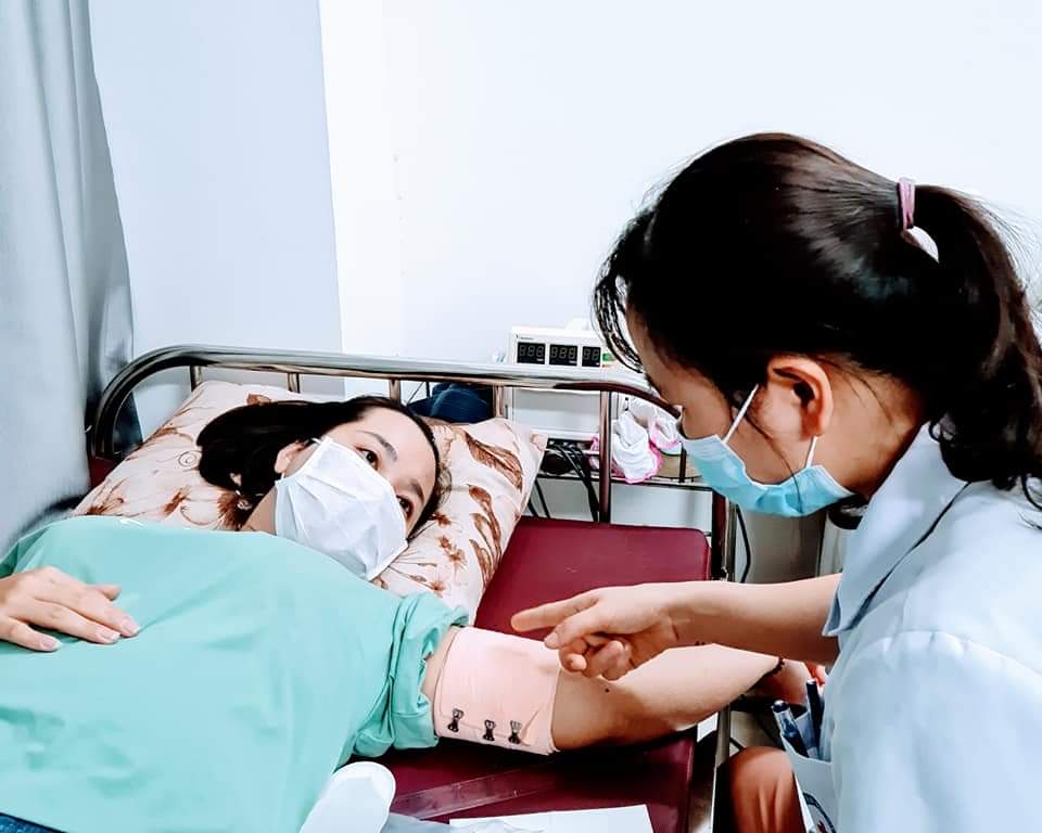 NGÀY MÙNG 1 _ ĐÁNG YÊU VỚI 2 CUỘC THOẠI CÙNG VÌ TRÁNH THAI ....
1. ☎️ 
Mom: Hnay em có hẹn bs cấy que tránh thai.
Bs: uh. Đúng rùi..
Mom: Nhg giờ em mới nhớ ra là mùng 1, em kiêng ... mai mùng 2 em mới qua nhé.
Bs: 😇😇 Thật hả mom, Mổ đẻ xem ngày giờ thì nhiều còn CẤY QUE TRÁNH THAI xem ngày giờ thì mới gặp mình Mon đó..???😛😛😛
2.
Bs: Mon đặt vòng tránh thai mà kinh ra nhiều, kéo dài,cả vài tháng như này thì cần THÁO VÒNG ra thôi.
Mon: từ ngày đặt vòng em mới bị vậy đó.
Mon: nhưng THÁO VÒNG thì em phải gọi hỏi ý kiến CHỒNG đã.
.....30 phút sau....là 12h30p...
Bs: mom có đồng ý THÁO VÒNG ko?? ( Bs nhịn ăn ngồi chờ..)
Mon: vâng, CHỒNG em vừa mới đồng ý thôi..
Bs : em tháo ra, rồi bảo chồng đi TRIỆT SẢN là hiệu quả nhất em ạ ....😜😜😜😜( các MOM có đồng ý với Bs ko)