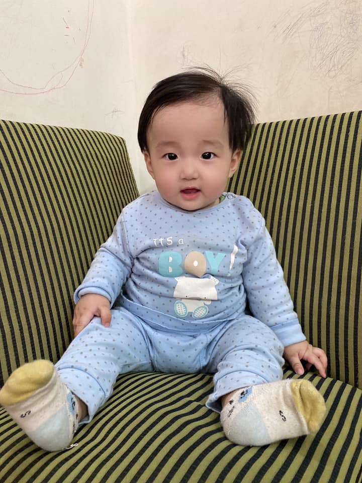 Cảm ơn Mamibabi ạ. 6,5m... trộm vía chàng trai của mẹ đã bò nhanh như 1 cơn gió và 7m... thì ngồi vững vàng mà không cần đến sự trợ giúp của ba mẹ. Yêu thương ❤️❤️❤️JINSU 7M😍