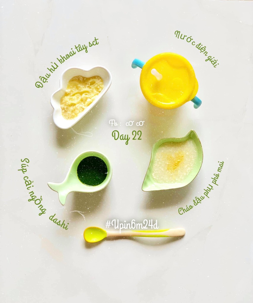 THỰC ĐƠN cho bé mới ăn dặm (5-6m+)
Mình xin chia sẽ tất tất tần những gì mình biết về ăn dặm, cách mình nấu, cách cho con ăn và kinh nghiệm mua những vật dụng cần thiết nhất, để tiết kiệm nhất cho các mẹ.

🍀ADKN

Ngoài ghế ăn và yếm ăn là 2 thứ phải có,thì kiểu Nhật sẽ cần : 

- Một bắt  ăn chính, 2 3 bát ăn phụ

- Muỗng ( 1-2 cái ) 

- Rây hoặc bộ chế biến có kèm chày cối ( mình thấy chày cối sdung nhiều ) 

- Khay trữ đông 

- Dầu ăn trộn cháo , kiểu Nhật chỉ toàn rau củ nên thiếu chất béo. Cần bổ sung dầu ăn cho con. ( cái này mình đc bác sĩ dinh dưỡng tư vấn khuyên dùng ) 

👉🏻👉🏻Mới ăn các mẹ cứ mua nhiêu đó trước, thiếu gì mua sau.

☘️☘️Sau 2 tuần nếu mẹ muốn đa dạng thực đơn hơn có thể mua thêm cac loai gia vị hữu cơ ( chuyên dùng cho bé ) như phô mai rắc, phô mai tách muối , bột chùm ngây, cải kale, dầu ăn, ...

Đổi món chính từ gạo sang các loại đậu, hạt, yến mạch, nui, mì....

🍀☘️☘️Cách mình cho bé ăn : 

-Ngày ăn một bữa sáng ( 9h30-10h ) ăn xong mình cho ti sữa luôn ( cho trọn vẹn một bữa ăn tránh ăn vặt bú vặt) 

-Nên tập thành thói quen luôn vì sau này khi tăng lên ngày 3 bưa ăn, mà cứ cách một tiếng ăn 2 tiếng bú thì mẹ vất lắm . 

-Lượng ăn minh tăng dần từ 5-7ml cho tới hết tháng đầu bé mình có thể ăn đc 50ml rùi( tỉ lệ cháo 1:10) có khi ăn hết có khi ko nha, mình ko ép bé. 

-Buổi chiều cho bé ăn thêm bữa phụ, rãnh thì làm các món quốc dân ( đậu hủ non, pudding trái cây,.. ) lười thì cứ bánh ăn dặm, sữa chua, trái cây nghiền hoặc ép cho bé. 

☘️☘️☘️☘️Cách nấu : 
Mình nấu sẳn dashi và cháo, trữ đông dùng dần trong 1 tuần. 

Mỗi sáng sau khi bé bắt đầu ngủ giấc đầu tiên tầm 8h-8h30 mình sẽ tranh thủ chuẩn bị.

Hôm đó nhà nấu món gì thì mình xén cho bé một miếng .( rau xanh hay củ gì đó )

Dashi và cháo rây sẳn mình lấy ra, bỏ vào nồi hấp cách thuỷ chung vs rau củ luôn. 

Hấp xong mình nghiền từng loại rau , củ có thể mix lại hoặc để riêng .

Vậy là xong một bữa rồi á, sau khi chụp sống ảo xong mình bỏ lại vào nồi hấp, lúc đó vẫn còn hơi nóng, giữ ấm ấm đợi bé dậy ăn. 

Đó là cách của mình, có mẹ nào có cách gì hay lẹ hơn cmt minh tham khảo với nha ❤️