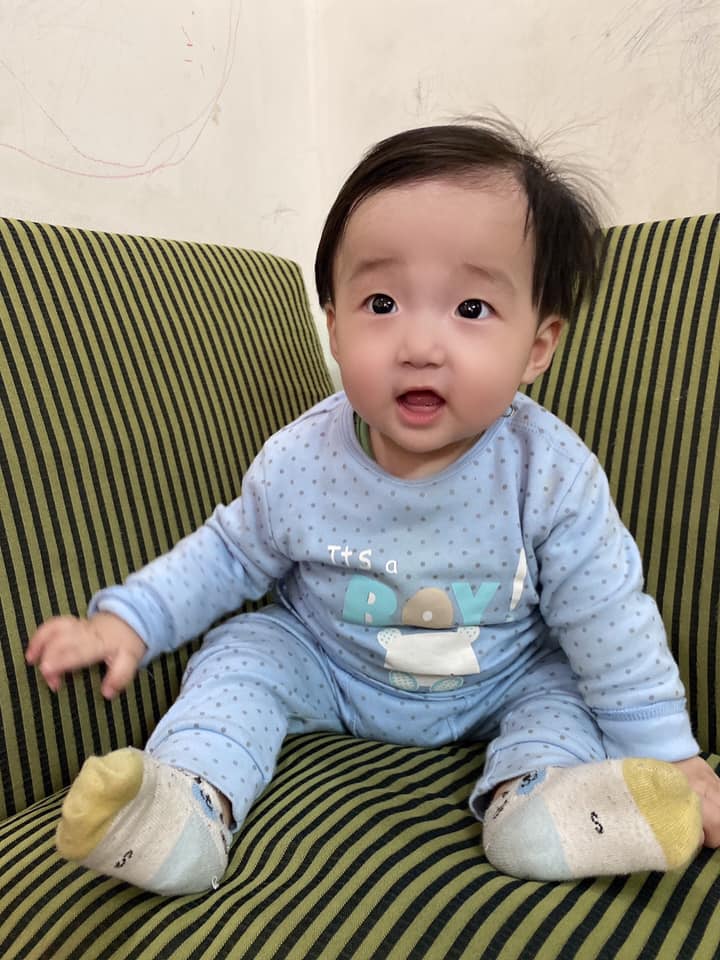 Cảm ơn Mamibabi ạ. 6,5m... trộm vía chàng trai của mẹ đã bò nhanh như 1 cơn gió và 7m... thì ngồi vững vàng mà không cần đến sự trợ giúp của ba mẹ. Yêu thương ❤️❤️❤️JINSU 7M😍