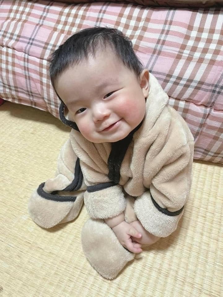 Hồi xưa ai đồn mang bầu chăm ăn nho là mắt bé sẽ to rồi tròn nên tui đã quyết định ăn vài chục kí luôn. Và đây là kết quả: 🙂